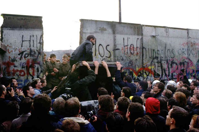 9/11/1989 - Bức tường Berlin sụp đổ, nước Đức thống nhất