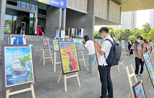 58 bức tranh đầy “Sắc màu” được trưng bày tại Bảo tàng Hà Nội – Cổng thông  tin Sở Văn Hóa Thể Thao Hà Nội