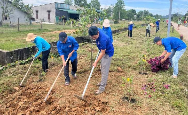 Tuổi trẻ thị trấn Đạ Tẻh cùng người dân ra quân xây dựng cảnh quan đoạn đường thanh niên tự quản