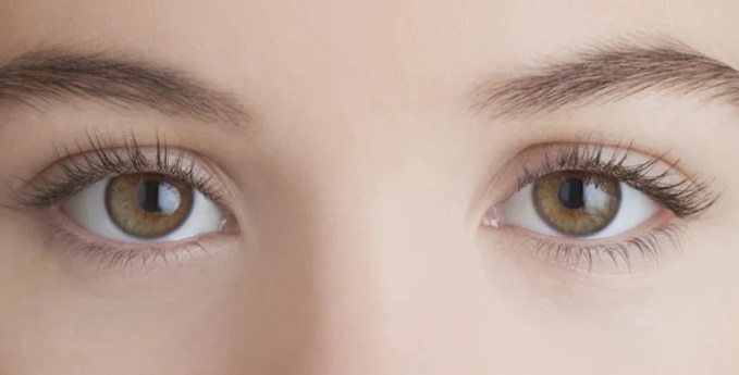 Close up of a person's eyes

Description automatically generated