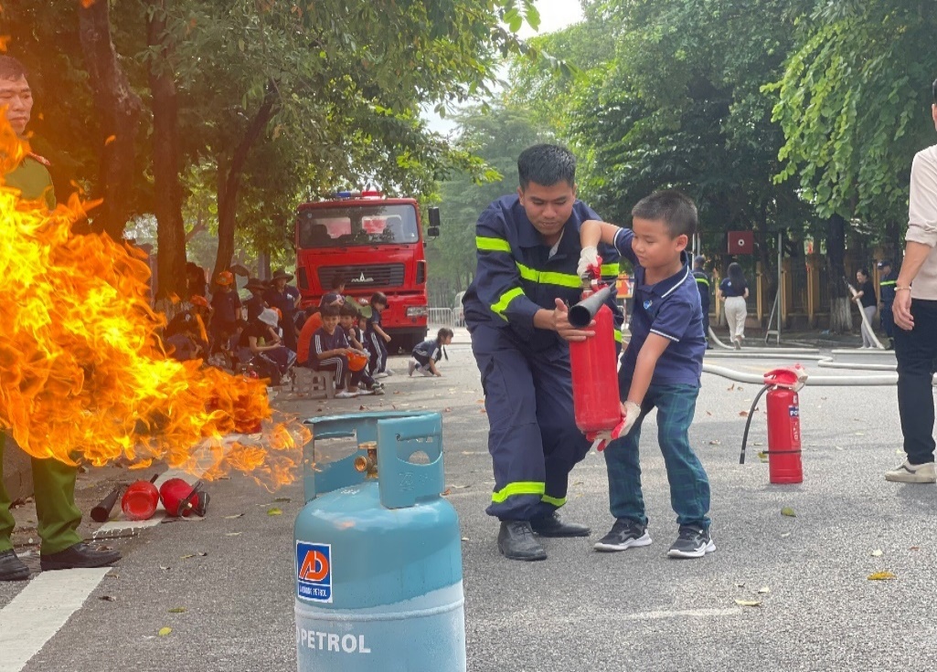 Học sinh Hà Nội thực hành trải nghiệm chữa cháy, thoát hiểm khi hỏa hoạn