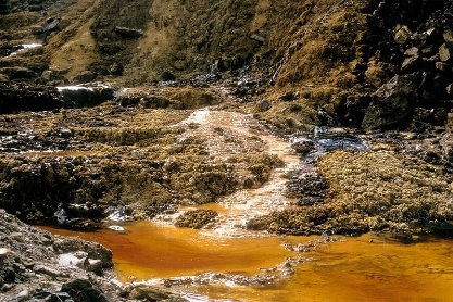 A stream flowing through a rocky area

Description automatically generated