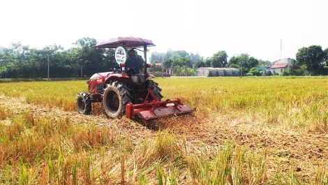 Nông dân phấn khích xem 'máy cày không người lái'