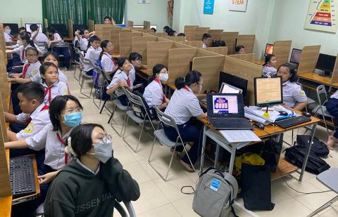 Máy tính ở trường chạy cà giật, học sinh làm sao học chương trình phổ thông  mới? - Tuổi Trẻ Online