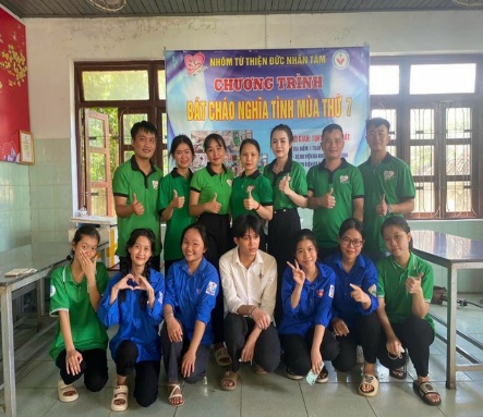 PHIẾU HỌC TẬP 1BÀI 2: YÊU THƯƠNG CON NGƯỜI1. Thế nào là yêu thương con người...................................................................................................................................... ...................................................................................................................................... ......................................................................................................................................2. Em có suy nghĩ gì về câu ca dao sau:Bầu ơi thương lấy bí cùngTuy rằng khác giống nhưng chung một giàn...................................................................................................................................... ...................................................................................................................................... ......................................................................................................................................3. Nêu một số biểu hiện của yêu thương con người?...................................................................................................................................... ...................................................................................................................................... ......................................................................................................................................4. Nêu một số biểu hiện trái với yêu thương con người? ...................................................................................................................................... ...................................................................................................................................... ............................................................................................................................................................................................................................................................................5. Hãy nêu một ví dụ về hành động yêu thương con người trong cuộc sống hàng ngày?...................................................................................................................................... ............................................................................................................................................................................................................................................................................PHIẾU HỌC TẬP 2