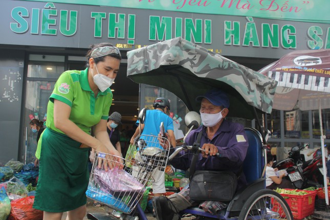 PHIẾU HỌC TẬP 1BÀI 2: YÊU THƯƠNG CON NGƯỜI1. Thế nào là yêu thương con người...................................................................................................................................... ...................................................................................................................................... ......................................................................................................................................2. Em có suy nghĩ gì về câu ca dao sau:Bầu ơi thương lấy bí cùngTuy rằng khác giống nhưng chung một giàn...................................................................................................................................... ...................................................................................................................................... ......................................................................................................................................3. Nêu một số biểu hiện của yêu thương con người?...................................................................................................................................... ...................................................................................................................................... ......................................................................................................................................4. Nêu một số biểu hiện trái với yêu thương con người? ...................................................................................................................................... ...................................................................................................................................... ............................................................................................................................................................................................................................................................................5. Hãy nêu một ví dụ về hành động yêu thương con người trong cuộc sống hàng ngày?...................................................................................................................................... ............................................................................................................................................................................................................................................................................PHIẾU HỌC TẬP 2