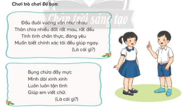 BÀI 4: NHỚ LẠI BUỔI ĐẦU ĐI HỌC ( TIẾT 12-14 )TIẾT 12KHỞI ĐỘNG-  GV yêu cầu học sinh hoạt động nhóm đôi hoặc nhóm nhỏ: Nói về ngày đầu tiên em đi học theo gợi ý:B. HOẠT ĐỘNG HÌNH THÀNH KIẾN THỨC1. Luyện đọc thành tiếng - GV đọc mẫu bài Nhớ lại buổi đầu đi học với giọng đọc thong thả, chậm rãi, nhẫn giọng những từ ngữ thể hiện vẻ đẹp của cảnh vật, hoạt động và trạng thái cảm xúc của bạn nhỏ và các bạn HS.- GV cho HS hoạt động nhóm đọc thành tiếng câu, đoạn, bài đọc.- GV hướng dẫn cả lớp đọc :+ Một số từ ngữ khó : nao nức, mơn man, nảy nở, quang đãng, lắm lần, bỡ ngỡ, quãng trời rộng,…+ Cách ngắt nhịp một số câu dài2. Luyện đọc hiểu- GV yêu cầu HS thảo luận theo nhóm đôi và trả lời câu hỏi:+ Câu 1: Những điều gì gợi cho tác giả nhớ về buổi đầu đi học?+ Câu 2: Vì sao tác giả thấy lạ khi đi trên con đường làng quen thuộc?+ Câu 3: Những hình ảnh nào cho thấy các bạn học trò mới bỡ ngỡ trong ngày tựu trường?+ Câu 4: Bài đọc nói về điều gì?Cảnh đẹp của một buổi sáng cuối mùa thuNiềm vui của tác giả khi được mẹ dẫn đi họcKỉ niệm đẹp đẽ của tác giả về buổi đầu đi họcSản phẩm dự kiến:+ Câu 1. Những điều gợi cho tác giả nhớ về buổi đầu đi học:Vào cuối thu, lá ngoài đường rụng nhiều, và trên khôn có những đám mây bàng bạc + Câu 2. Tác giả thấy lạ khi đi trên con đường làng quen thuộc vì: trong lòng tác giả đang có sự thay đổi lớn  hôm nay tác giả đi học