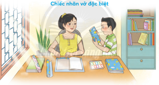 BÀI 1: CHIẾC NHÃN VỞ ĐẶC BIỆT (4 tiết)TIẾT 1 KHỞI ĐỘNG-  GV yêu cầu HS đọc tên bài “Chiếc nhãn vở đặc biệt”, quan sát tranh minh họa bài đọc và phỏng đoán về nội dung bài học.B. HOẠT ĐỘNG HÌNH THÀNH KIẾN THỨC1. Luyện đọc thành tiếng - GV đọc mẫu cho HS nghe 1 lượt bài “Chiếc nhãn vở đặc biệt”:+ Giọng đọc thong thả, vui tươi.+ Giọng của chị Hai ở đoạn 1 thể hiện tâm trạng háo hức, ở đoạn 4 thể hiện tâm trạng trìu mến thể hiện tình cảm yêu thương.+ Giọng bạn nhỏ thể hiện niềm mong đợi+ Giọng cô giáo thân thiện, trìu mến.- GV hướng dẫn HS:+ Cách đọc một số từ khó: reo, náo nức+ Cách ngắt nghỉ một số câu dài và giải thích 1 số từ khó2. Luyện đọc hiểu- GV yêu cầu HS thảo luận theo nhóm đôi và trả lời câu hỏi:+ Câu 1:Khi năm học mới sắp đến, hai chị em cảm thấy thế nào?+ Câu 2: Hai chị em đã làm những việc gì để chuẩn bị cho năm học mới?+ Câu 3: Theo em, vì sao bạn nhỏ mong được đến lớp ngay?+ Câu 4: Em ước mong những gì ở năm học mới?Sản phẩm dự kiến:+ Câu 1. Khi năm học mới sắp đến cả hai chị em đều cảm thấy háo hức muốn đến trường gặp lại các bạn+ Câu 2. Hai chị em rủ nhau cùng bọc sách vở.+ Câu 3. Bạn nhỏ mong được đến lớp ngay vì muốn khoe với các bạn chiếc nhãn vở mình tự viết.+ Câu 4: Đạt được thành tích cao, được bạn bè yêu quý,...C. HOẠT ĐỘNG LUYỆN TẬPCâu 1: Tác giả của câu chuyện là ai?A. Thanh ThảoB. Xuân QuỳnhC. Tố HữuD. Nguyễn Thị Kim HòaCâu 2: Một tuần nữa thì sự kiện gì sẽ diễn ra?A. Chào năm học mớiB. Kết thúc năm học mớiC. Chào ngày 20/11D. Chào mừng ngày Quốc tế Phụ nữCâu 3:  Trong những tháng hè ở nhà, nhân vật tôi cảm thấy nhớ điều gì?A. Nhớ những món ăn ngon ở trườngB. Nhớ những người bạn thân thươngC. Nhớ những giờ học căng thẳngD. Nhớ bác bảo vệ Câu 4: Từ nào diễn tả tâm trạng nhân vật   tôi