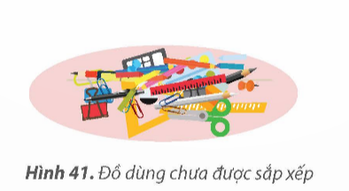 PHIẾU HỌC TẬP 1BÀI 7: SẮP XẾP ĐỂ DỄ TÌM Trong cửa hàng có rất nhiều mặt hàng. Theo em, chủ cửa hàng đã làm gì để khách hàng có thể tìm kiếm mặt hàng nhanh hơn?....................................................................................................................................................................................................................................................................................................................................................................................................................................................................................................................................................................2. Theo em, khi An cần tìm cục tẩy thì cách để đồ ở hình nào dưới đây giúp An tìm nhanh hơn? Vì sao?....................................................................................................................................................................................................................................................................................................................................................................................................................................................................................................................................................................3. Sắp xếp đồ vật hợp lí sẽ giúp chúng taA. Quản lí đồ vật dễ dàng hơn.B. Quản lí đồ vật để người khác khó tìm thấy.C. Tìm kiếm đồ vật nhanh hơn.D. Cả A và C đều đúng.4. Em hãy sắp xếp các thiết bị sau vào hai nhóm? .............................................................................................................................................................................................................................................................................................................................................................................................................................................................................................................................................................................................................................................................................................................5. Trong mỗi nhóm dưới đây, bạn An đã sắp xếp một đồ chơi không phù hợp vào nhóm. Em hãy giúp bạn An chỉ ra đồ chơi đó nhé............................................................................................................................................................................................................................................................................................................................................................................................................................PHIẾU HỌC TẬP 2