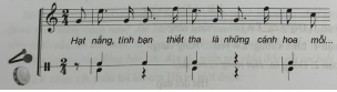 Hoạt động 1. Hát – Bài hát Mùa hạ và những chùm hoa nắngGV đặt câu hỏi hướng dẫn HS tìm hiểu:Em hãy nêu hiểu biết của em về tác giả.Nội dung của bài hát Bay cao tiếng hát ước mơ là gì?Em hãy nêu cấu trúc của bài hát.Bài hát được viết ở nhịp nào? Giọng nào? Bản nhạc có các kí hiệu âm nhạc nào?Sản phẩm dự kiến:* Tác giả:- Nhạc sĩ Nguyễn Thanh Tùng trước đây là Giám đốc Trung tâm Văn hóa quận Cầu Giấy, Hà Nội.- Ông đã sáng tác một số ca khúc cho thiếu nhi: Mùa hạ và những chùm hoa nắng, Mùa xuân em tới trường, Chiều thu tình bạn,...* Bài hát Mùa hạ và những chùm hoa nắng:- Nội dung bài hát: Bài hát Mùa hạ và những chùm hoa nắng thể hiện những mộng mơ trong sáng, những tình cảm thiết tha, gắn bó với bạn bè và thầy cô, những cảm xúc bùi ngùi, bâng khuâng khi phải tạm xa mái trường trong dịp nghỉ hè của tuổi học trò.- Cấu trúc bài hát: Bài hát có hình thức 2 đoạn:+ Đoạn 1: 22 nhịp, được hát 2 lần (từ đầu đến hoa nắng vàng).+ Đoạn 2: 18 nhịp- Nhịp của bài hát: nhịp 2/4- Giọng: Son trưởng- Bản nhạc có các ký hiệu là: dấu lặng đơn, dấu nối, dấu lặng đen, dấu luyến.Hoạt động 2. Nhạc cụ