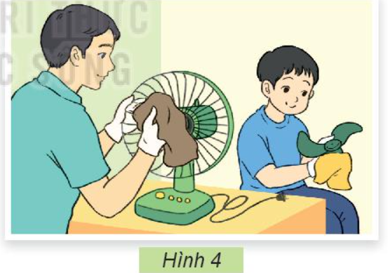 BÀI 1: TỰ NHIÊN VÀ CÔNG NGHỆ A. KHỞI ĐỘNGGV yêu cầu HS quan sát tranh minh họa SGK tr.7, thảo luận theo cặp đôi và trả lời câu hỏi: Bóng điện chiếu sáng và Mặt trời chiếu sáng có gì giống và khác nhau?B. HOẠT ĐỘNG HÌNH THÀNH KIẾN THỨC Hoạt động 1: Tìm hiểu về đối tượng tự nhiên và sản phẩm công nghệ- GV chiếu hình ảnh yêu cầu HS làm việc cá nhân, quan sát Hình 1 và trả lời câu hỏi:- GV chiếu hình ảnh yêu cầu HS làm việc cá nhân, quan sát Hình 1 và trả lời câu hỏi:+ Em hãy quan sát và gọi tên những đối tượng có trong Hình 1. + Trong những đối tượng đó, đối tượng nào do con người làm ra, đối tượng nào không phải do con người làm ra?Sản phẩm dự kiến :+ Những đối tượng có trong Hình 1:a. Cái cây.b. Cái nón.c. Núi đá.d. Cái đèn.e. Cái quát. g. Cái ti vi. + Những đối tượng do con người làm ra là: b, d, e, g. + Những đối tượng không phải do con người làm ra là: a, c.Hoạt động 2: Tìm hiểu tác dụng của một số sản phẩm công nghệ trong gia đìnhGV yêu cầu HS quan sát Hình 2 SGK tr.8 và trả lời câu hỏi: Dựa vào các từ gợi ý: giải trí, làm mát, chiếu sáng, bảo quản, thực phẩm em hãy nêu tác dụng của các sản phẩm công nghệ có tên trong Hình 2. Sản phẩm dự kiến :Tác dụng của các sản phẩm công nghệ:a. Ti vi: giải trí, cập nhật thông tin mới, tăng kiến thức và hiểu biết,...b. Tủ lạnh: dự trữ được thực phẩm trong thời gian dài, luôn tươi lâu, đảm bảo dưỡng chất.c. Máy thu thanh (ra-đi-ô): tái tạo âm thanh từ các đài phát thanh. d. Quạt điện: làm mát, hạ nhiệt, lưu thông không khí trong phòng, giảm bớt cảm giác ngột ngạt.e. Bóng đèn điện: tạo ra ánh sáng, phục vụ học tập, làm việc và sinh hoạt nói chung.Hoạt động 3: Tìm hiểu về việc giữ gìn sản phẩm công nghệ trong gia đìnhGV yêu cầu HS thảo luận theo nhóm, quan sát Hình 3, 4 SGK tr.9 và trả lời câu hỏi: + Các bạn trong tranh đang làm gì?+ Hành động nào của bạn nhỏ có thể làm hỏng đồ vật trong nhà?+ Hành động nào nên và hành động nào không nên làm?Sản phẩm dự kiến :+ Phải giữ gìn các sản phẩm công nghệ trong gia đình mình vì nếu không giữ gìn, dẫn đến làm hỏng các thiết bị trong gia đình sẽ làm ảnh hưởng đến cuộc sống của gia đình mình. + Để giữ gìn các sản phẩm công nghệ hay các đồ vật trong nhà cần:Không chơi các môn thể thao ở ngoài trời trong nhà.Không tự ý sử dụng đồ vật, thiết bị.Không tự ý di dời thiết bị, đồ vật khỏi vị trí. - Trong những sản phẩm công nghệ máy giặt, nồi cơm điện, tàu hỏa, cần cẩu, xe máy, sản phẩm công nghệ không được sử dụng trong gia đình là: tàu hỏa, cần cẩu, xe máy.- Các sản phẩm công nghệ có tác dụng tương ứng với mô tả:+ Làm khô tóc: máy sấy tóc. + Giặt quần áo: máy giặt.+ Là phẳng quần áo: bàn là.+ Nấu cơm: nồi cơm điện.C. HOẠT ĐỘNG LUYỆN TẬPGV yêu cầu HS trả lời câu hỏi: Trong những sản phẩm công nghệ: máy giặt, nồi cơm điện, tàu hỏa, cần cẩu, xe máy, sản phẩm công nghệ nào không được sử dụng trong gia đình?Sản phẩm dự kiến :Trong những sản phẩm công nghệ máy giặt, nồi cơm điện, tàu hỏa, cần cẩu, xe máy, sản phẩm công nghệ không được sử dụng trong gia đình là: tàu hỏa, cần cẩu, xe máy.D. HOẠT ĐỘNG VẬN DỤNG 