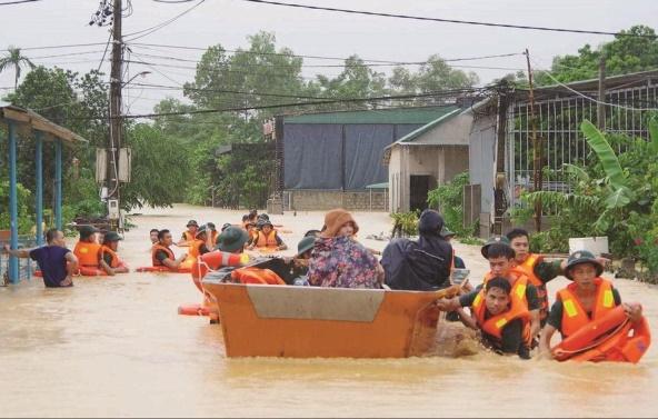 CHỦ ĐỀ 7 – TUẦN 3: TRUYỀN THÔNG VỀ BIỆN PHÁP ĐỀ PHÒNG VÀ GIẢM NHẸ RỦI RO THIÊN TAI Ở ĐỊA PHƯƠNG (TIẾT 1) HOẠT ĐỘNG KHỞI ĐỘNG- GV chia HS thành 4 nhóm, tham gia trò chơi Tiếp sức.- GV hướng dẫn các nhóm cách chơi: Chia bảng thành số cột tương ứng với số đội chơi. Trong khoảng thời gian 5 phút, các đội chơi sẽ ghi tên các loại thiên tai lên phần bảng của đội mình, lần lượt từng người lên ghi tên xong quay về đội, chuyển lại dụng cụ ghi chép (phấn/bút dạ) cho bạn tiếp theo. Hết giờ, đội nào ghi được đúng và nhiều loại thiên tai nhất sẽ thắng cuộc.HOẠT ĐỘNG HÌNH THÀNH KIẾN THỨCHoạt động 1: Sưu tầm về biện pháp đề phòng và giảm nhẹ rủi ro thiên tai ở địa phươngGV đặt câu hỏi hướng dẫn học sinh tìm hiểu: Em hãy sưu tầm tài liệu về thiên tai và thiệt hại do thiên tai gây ra cho địa phương (trong khoảng 3 – 5 năm gần đây). Sau đó báo cáo kết quả mà em tìm kiếm được.Sản phẩm dự kiến:1. Sưu tầm tại liệu về thiên tai và thiệt hại do thiên tai gây ra cho địa phương (trong khoảng 3 – 5 năm gần đây)NGUỒN TÀI LIỆU VỀ THIÊN TAI VÀ THIỆT HẠI DO THIÊN TAI GÂY RA CHO ĐỊA PHƯƠNG1. Nguồn website:- https://nangluongvietnam.vn/- http://www.dmc.gov.vn/trang-chu-pt32.html?lang=vi-VN-https://www.unicef.org/vietnam/media/5626/file/%C4%90%C3%A1nh%20gi%C3%A1%20r%E1%BB%A7i%20ro%20thi%C3%AAn%20tai%20l%E1%BA%A5y%20tr%E1%BA%BB%20em%20l%C3%A0m%20trung%20t%C3%A2m%20t%E1%BA%A1i%20Vi%E1%BB%87t%20Nam.pdf 2. Nguồn Youtube- https://youtu.be/XHWO2XAtpKE?si=t7W0pNW20wLBnMc0- https://youtu.be/f7fSo3U18Mo?si=OPY03cysZQYcrC7q- https://youtu.be/uNKTXVG-qYM?si=pGBm6XQ0QYUg_Kxu- https://youtu.be/LOigZusth88?si=3Dy5bFEPvroZ1CW_- https://youtu.be/6pSyNSXVq1k?si=QgTO2e4qKJYZgD8K3. Nguồn ảnhNguồn: Sở Tài nguyên và Môi trường Thái NguyênNguồn: Báo Chính phủNguồn: Sở tài chính Bình Định – UBND tỉnh Bình ĐịnhNguồn: Báo Tiền Phong 2. Viết báo cáo về thực trạng thiên tai và thiệt hại do thiên tai gây ra cho địa phươngBÁO CÁO KẾT QUẢ TÌM HIỂU VỀ THIÊN TAI Ở ĐỊA PHƯƠNG TRONG KHOẢNG 3 ĐẾN 5 NĂM GẦN ĐÂYThời điểm xảy ra thiên taiLoạithiên taiThiệt hại do thiên tai gây ra cho địa phươngVề ngườiVế tài sảnVề hoạt động kinh tế07/2020Lũ, lũ quét, sạt lở đất- 05 người chết.- 06 người bị thương.- 269 nhà bị sập, đổ, hư hỏng, tốc mái.- 2.837 nhà bị ngập nước.- 1.694 ha lúa, hoa màu bị thiệt hại.- 646 con gia súc, gia cầm bị chết, cuốn trôi.06/2020Động đất02 người bị thươngMột số nhà dân bị nứt 03/2023Hạn hán, xâm nhập mặn  - Thiếu nước sinh hoạt.- Nhiều hecta lúa bị ảnh hưởng. HOẠT ĐỘNG LUYỆN TẬPTừ nội dung bài học,GV yêu cầu HS luyện tập làm bàiCâu 1: Đâu không phải là thiên tai:A. Bão, lũ lụtB. Hạn hán, sạt lở đấtC. Mưa ngâu, mưa phùnD. Động đất, sóng thầnCâu 2: Thiệt hại nặng nề nhất mà thiên tai gây ra là:A. tài sảnB. con ngườiC. trì trệ hoạt động sản xuất, kinh doanhD. môi trường.Câu 3: Em có thể lựa chọn hình thức báo cáo nào để báo cáo về thiên tai và thiệt hại gây ra? Chọn phương án chưa phù hợp:A. Bài thuyết trình kết hợp với đoạn phim ngắn hoặc ảnh chụpB. Tập san, áp phíchC. Bài báo cáoD. Bài vè, bài thơ.Câu 4: Để sưu tầm tài liệu về thiên tai và thiệt hại do thiên tai gây ra, em không cần tìm hiểu?A. Thời điểm xảy ra thiên taiB. Loại thiên taiC. Các cơ hội dành cho doanh nghiệp sau thiên tai.D. Thiệt hại mà thiên tai đã gây ra cho địa phươngCâu 5: Thiên tai là gì?A. Là hiện tượng tự nhiên bất thường có thể gây thiệt hại về người, tài sản, môi trường và các hoạt động kinh tế- xã hội.B. Là hiện tượng do con người gây thiệt hại về người, tài sản, môi trường và các hoạt động kinh tế- xã hội.C. Là hiện tượng tự nhiên xảy ra có quy luật gây thiệt hại về người, tài sản, môi trường và các hoạt động kinh tế- xã hội.D. Là hiện tượng do con người gây lên chỉ gây thiệt hại về tài sản, môi trường .Sản phẩm dự kiến:Câu 1: CCâu 2: BCâu 3: ACâu 4: CCâu 5: A ​​HOẠT ĐỘNG VẬN DỤNG