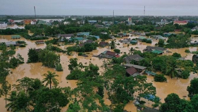 CHỦ ĐỀ 7 – TUẦN 3: TRUYỀN THÔNG VỀ BIỆN PHÁP ĐỀ PHÒNG VÀ GIẢM NHẸ RỦI RO THIÊN TAI Ở ĐỊA PHƯƠNG (TIẾT 1) HOẠT ĐỘNG KHỞI ĐỘNG- GV chia HS thành 4 nhóm, tham gia trò chơi Tiếp sức.- GV hướng dẫn các nhóm cách chơi: Chia bảng thành số cột tương ứng với số đội chơi. Trong khoảng thời gian 5 phút, các đội chơi sẽ ghi tên các loại thiên tai lên phần bảng của đội mình, lần lượt từng người lên ghi tên xong quay về đội, chuyển lại dụng cụ ghi chép (phấn/bút dạ) cho bạn tiếp theo. Hết giờ, đội nào ghi được đúng và nhiều loại thiên tai nhất sẽ thắng cuộc.HOẠT ĐỘNG HÌNH THÀNH KIẾN THỨCHoạt động 1: Sưu tầm về biện pháp đề phòng và giảm nhẹ rủi ro thiên tai ở địa phươngGV đặt câu hỏi hướng dẫn học sinh tìm hiểu: Em hãy sưu tầm tài liệu về thiên tai và thiệt hại do thiên tai gây ra cho địa phương (trong khoảng 3 – 5 năm gần đây). Sau đó báo cáo kết quả mà em tìm kiếm được.Sản phẩm dự kiến:1. Sưu tầm tại liệu về thiên tai và thiệt hại do thiên tai gây ra cho địa phương (trong khoảng 3 – 5 năm gần đây)NGUỒN TÀI LIỆU VỀ THIÊN TAI VÀ THIỆT HẠI DO THIÊN TAI GÂY RA CHO ĐỊA PHƯƠNG1. Nguồn website:- https://nangluongvietnam.vn/- http://www.dmc.gov.vn/trang-chu-pt32.html?lang=vi-VN-https://www.unicef.org/vietnam/media/5626/file/%C4%90%C3%A1nh%20gi%C3%A1%20r%E1%BB%A7i%20ro%20thi%C3%AAn%20tai%20l%E1%BA%A5y%20tr%E1%BA%BB%20em%20l%C3%A0m%20trung%20t%C3%A2m%20t%E1%BA%A1i%20Vi%E1%BB%87t%20Nam.pdf 2. Nguồn Youtube- https://youtu.be/XHWO2XAtpKE?si=t7W0pNW20wLBnMc0- https://youtu.be/f7fSo3U18Mo?si=OPY03cysZQYcrC7q- https://youtu.be/uNKTXVG-qYM?si=pGBm6XQ0QYUg_Kxu- https://youtu.be/LOigZusth88?si=3Dy5bFEPvroZ1CW_- https://youtu.be/6pSyNSXVq1k?si=QgTO2e4qKJYZgD8K3. Nguồn ảnhNguồn: Sở Tài nguyên và Môi trường Thái NguyênNguồn: Báo Chính phủNguồn: Sở tài chính Bình Định – UBND tỉnh Bình ĐịnhNguồn: Báo Tiền Phong 2. Viết báo cáo về thực trạng thiên tai và thiệt hại do thiên tai gây ra cho địa phươngBÁO CÁO KẾT QUẢ TÌM HIỂU VỀ THIÊN TAI Ở ĐỊA PHƯƠNG TRONG KHOẢNG 3 ĐẾN 5 NĂM GẦN ĐÂYThời điểm xảy ra thiên taiLoạithiên taiThiệt hại do thiên tai gây ra cho địa phươngVề ngườiVế tài sảnVề hoạt động kinh tế07/2020Lũ, lũ quét, sạt lở đất- 05 người chết.- 06 người bị thương.- 269 nhà bị sập, đổ, hư hỏng, tốc mái.- 2.837 nhà bị ngập nước.- 1.694 ha lúa, hoa màu bị thiệt hại.- 646 con gia súc, gia cầm bị chết, cuốn trôi.06/2020Động đất02 người bị thươngMột số nhà dân bị nứt 03/2023Hạn hán, xâm nhập mặn  - Thiếu nước sinh hoạt.- Nhiều hecta lúa bị ảnh hưởng. HOẠT ĐỘNG LUYỆN TẬPTừ nội dung bài học,GV yêu cầu HS luyện tập làm bàiCâu 1: Đâu không phải là thiên tai:A. Bão, lũ lụtB. Hạn hán, sạt lở đấtC. Mưa ngâu, mưa phùnD. Động đất, sóng thầnCâu 2: Thiệt hại nặng nề nhất mà thiên tai gây ra là:A. tài sảnB. con ngườiC. trì trệ hoạt động sản xuất, kinh doanhD. môi trường.Câu 3: Em có thể lựa chọn hình thức báo cáo nào để báo cáo về thiên tai và thiệt hại gây ra? Chọn phương án chưa phù hợp:A. Bài thuyết trình kết hợp với đoạn phim ngắn hoặc ảnh chụpB. Tập san, áp phíchC. Bài báo cáoD. Bài vè, bài thơ.Câu 4: Để sưu tầm tài liệu về thiên tai và thiệt hại do thiên tai gây ra, em không cần tìm hiểu?A. Thời điểm xảy ra thiên taiB. Loại thiên taiC. Các cơ hội dành cho doanh nghiệp sau thiên tai.D. Thiệt hại mà thiên tai đã gây ra cho địa phươngCâu 5: Thiên tai là gì?A. Là hiện tượng tự nhiên bất thường có thể gây thiệt hại về người, tài sản, môi trường và các hoạt động kinh tế- xã hội.B. Là hiện tượng do con người gây thiệt hại về người, tài sản, môi trường và các hoạt động kinh tế- xã hội.C. Là hiện tượng tự nhiên xảy ra có quy luật gây thiệt hại về người, tài sản, môi trường và các hoạt động kinh tế- xã hội.D. Là hiện tượng do con người gây lên chỉ gây thiệt hại về tài sản, môi trường .Sản phẩm dự kiến:Câu 1: CCâu 2: BCâu 3: ACâu 4: CCâu 5: A ​​HOẠT ĐỘNG VẬN DỤNG