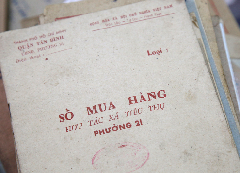 I. GIÁO ÁN WORD KÌ 2 LỊCH SỬ VÀ ĐỊA LÍ 5 KẾT NỐI TRI THỨCGiáo án Lịch sử và địa lí 5 Kết nối bài 14: Cách mạng tháng Tám năm 1945Giáo án Lịch sử và địa lí 5 Kết nối bài 15: Chiến dịch Điện Biên Phủ năm 1954Giáo án Lịch sử và địa lí 5 Kết nối bài 16: Chiến dịch Hồ Chí Minh năm 1975Giáo án Lịch sử và địa lí 5 Kết nối bài 17: Đất nước Đổi mớiGiáo án Lịch sử và địa lí 5 Kết nối bài 18: Nước Cộng hòa Nhân dân Trung HoaGiáo án Lịch sử và địa lí 5 Kết nối bài 19: Nước Cộng hòa Dân chủ Nhân dân LàoGiáo án Lịch sử và địa lí 5 Kết nối bài 20: Vương quốc Cam-pu-chiaGiáo án Lịch sử và địa lí 5 Kết nối bài 21: Hiệp hội các quốc gia Đông Nam ÁGiáo án Lịch sử và địa lí 5 Kết nối bài 22: Các châu lục và đại dương trên thế giớiGiáo án Lịch sử và địa lí 5 Kết nối bài 23: Dân số và các chủng tộc chính trên thế giớiGiáo án Lịch sử và địa lí 5 Kết nối bài 24: Văn minh Ai CậpGiáo án Lịch sử và địa lí 5 Kết nối bài 25: Văn minh Hy LạpGiáo án Lịch sử và địa lí 5 Kết nối bài 26: Xây dựng thế giới xanh - sạch - đẹpGiáo án Lịch sử và địa lí 5 Kết nối bài 27: Xây dựng thế giới hòa bìnhGiáo án Lịch sử và địa lí 5 Kết nối bài 28: Ôn tập Ngày soạn:…/…/…Ngày dạy:…/…/…BÀI 17: ĐẤT NƯỚC ĐỔI MỚI(2 tiết)I. YÊU CẦU CẦN ĐẠT1. Kiến thứcSau bài học này, HS sẽ:Mô tả được một số hiện vật của thời bao cấp và thời kì Đổi mới ở Việt Nam trên cơ sở tư liệu (tranh ảnh, hiện vật,...) sưu tầm được.Sưu tầm và kể lại được một số câu chuyện về thời bao cấp trên đất nước ta.Nêu được một số thành tựu về kinh tế - xã hội của đất nước trong thời kì Đổi mới qua các tư liệu lịch sử (tranh ảnh, câu chuyện,...).2. Năng lựcNăng lực chung:Tự chủ và tự học: tự lực làm những nhiệm vụ học tập được giao trên lớp và ở nhà. Giao tiếp và hợp tác: hợp tác và giao tiếp với các bạn trong các nhiệm vụ học tập.Giải quyết vấn đề và sáng tạo: phát hiện được vấn đề từ các nhiệm vụ học tập và tìm cách giải quyết vấn đề; sưu tầm tư liệu lịch sử liên quan đến chiến dịch Hồ Chí Minh. Năng lực riêng:  Năng lực nhận thức lịch sử: Thông qua sưu tầm tư liệu phù hợp theo yêu cầu và năng lực tư duy lịch sử, biết đánh giá các sự kiện lịch sử, so sánh tình hình đất nước trước và sau thời kì Đổi mới.Năng lực vận dụng bài học lịch sử: Vận dụng kiến thức lịch sử (văn để tận dụng thời cơ, sự quyết tâm theo đuổi mục đích, sự mạnh dạn sáng tạo, dám nghĩ, dám làm trong công cuộc Đổi mới) để giải quyết các vấn đề thực tiễn hiện nay.3. Phẩm chấtTự hào: Tự hào về những thành tựu của công cuộc Đổi mới.Trách nhiệm: Có ý thức trách nhiệm góp phần vào công cuộc Đổi mới trong những lĩnh vực cụ thể. II. ĐỒ DÙNG DẠY HỌC1. Đối với giáo viênGiáo án, SHS, SGV, Vở bài tập Lịch sử 5.Tranh ảnh, lược đồ, phim tài liệu và các hiện vật lịch sử trước và sau Đổi mới. Tư liệu liên quan đến các câu chuyện về thời kì bao cấp và thời kì Đổi mới. Máy tính, máy chiếu (nếu có).2. Đối với học sinhSHS Lịch sử và Địa lí 5 Kết nối tri thức với cuộc sống.Thông tin, tài liệu, tranh ảnh về làm quen với phương tiện học tập môn Lịch sử và Địa lí. III. CÁC HOẠT ĐỘNG DẠY HỌC HOẠT ĐỘNG CỦA GVHOẠT ĐỘNG CỦA HSA. HOẠT ĐỘNG KHỞI ĐỘNGa. Mục tiêu: Tạo tâm thế tích cực, hứng thú học tập cho HS và kết nối với bài học mới.  b. Cách tiến hành- GV cho cả lớp nghe bài hát Ông bà anh (nhạc sĩ Lê Thiện Hiếu) để tạo không khí cho lớp học.https://youtu.be/T6ThI71oIr4 - GV yêu cầu HS thảo luận nhóm (4 – 6 HS):+ Thông qua bài hát, hãy cho biết thời kì trước ông bà, bố mẹ chúng ta có cuộc sống như thế nào?+ Thời kì đó khác gì với ngày nay? - GV mời 2 -3 HS trả lời. HS khác lắng nghe, nhận xét. - GV nhận xét, chốt đáp án:+ Thời kì trước ông bà, bố mẹ có cuộc sống rất đơn giản và bình dị. + Ở thời kì đó, các thiết bị hiện đại như ti vi, ô tô, điện thoại, mạng xã hội chưa xuất hiện mà thay vào đó là những chiếc xe đạp xanh Thống Nhất, những lá thư viết tay.- GV dẫn dắt HS vào bài học: Để hiểu rõ hơn về chiến cuộc sống của ông bà, cha mẹ chúng ta sau chiến thắng mùa xuân 1975, chúng ta cùng vào bài học ngày hôm nay: Bài 17 –  Đất nước đổi mới.   B. HOẠT ĐỘNG HÌNH THÀNH KIẾN THỨCHoạt động 1: Tìm hiểu về đất nước thời kì Đổi mớia. Mục tiêu: Thông qua hoạt động, HS nhận biết và mô tả hiện vật thời bao cấp, kể lại một câu chuyện về thời bao cấp. b. Cách tiến hành- GV trình chiếu cho HS quan sát hình 1 và 2 SGK tr.72-73.- GV cho HS làm việc nhóm, đọc thông tin SGK tr.72 – 73 trả lời các câu hỏi sau:+ Thời kì bao cấp là thời kì nào? + Hình thức mua bán ở thời bao cấp có gì đặc biệt?+ Hàng hóa được cung cấp như thế nào?- GV mời 2 – 3 HS trả lời câu hỏi, HS khác lắng nghe, nhận xét, bổ sung ý kiến (nếu có).- GV nhận xét, đánh giá, chốt đáp án:+ Thời kì bao cấp là tên gọi chỉ một thời kì sinh hoạt kinh tế Việt Nam từ sau khi thống nhất đến khi Đổi mới (1975 – 1986). + Thời kì này, nhà nước nắm quyền phân phối hầu hết các loại hàng hóa, hạn chế trao đổi bằng tiền mặt. + Hàng hóa được cung cấp cho người làm việc trong cơ quan nhà nước, nhà máy, xí nghiệp...qua chế độ tem phiếu.- GV tổ chức cho HS làm việc nhóm, đọc thông tin ở hình 2, kết hợp khai thác lược đồ hình 1: Xác định các hướng tấn công của quân Giải phóng vào trung tâm thành phố Sài Gòn. - GV trình chiếu cho HS quan sát Hình 3 và 4  SGK tr.73:- GV mời đại diện một số HS trình bày hiểu biết của em về tem phiếu và sổ lương thực. HS khác lắng nghe, nhận xét, bổ sung ý kiến (nếu có).- GV nhận xét, đánh giá, chốt đáp án: + Tem, phiếu thời bao cấp được dùng để mua các mặt hàng nhu yếu phẩm, từ thịt, mắm, muối,...đến chất đốt, phụ tùng xe đạp theo chế độ đầu người. + Sổ lương thực:Tên gọiSổ lương thực/ sổ gạo Màu sắcIn sẵn bằng loại giấy màu nâu Kích thướcBằng nửa tờ giấy Bìa sổChủ hộ, địa chỉ nơi ở hoặc nơi làm việc có chữ kí và đóng dấu của Công ty Lương thực.Nội dungTên thành viên trong gia đình và tiêu chuẩn lương thực của từng người được mua hằng tháng. - GV cho HS quan sát thêm một số loại tem, phiếu, sổ mua hàng thời bao cấp:- GV cho HS xem video về “Mậu dịch viên thời bao cấp”https://youtu.be/t3ooLyQARbc - GV yêu cầu HS làm việc cá nhân trả lời các câu hỏi sau:+ Em có cảm nhận gì về việc mua bán hàng hóa bằng tem phiếu? + Công việc mậu dịch viên được đánh giá như thế nào?+ Công việc này dần biến mất vào thời gian nào? - GV mời 2 – 3 HS trình bày trước lớp. HS khác quan sát, lắng nghe, nhận xét, đánh giá, bổ sung ý kiến (nếu có).- GV nhận xét, đánh giá, chốt đáp án:+ Việc mua bán hàng hóa bằng tem phiếu khiến cho việc lưu thông hàng hóa không được thuận lợi, gặp phải nhiều khó khăn. Hàng hóa khan hiếm, người dân phải chen chúc mua hàng. + Công việc mậu dịch viên từ đây cũng ra đời và được mọi người xem trọng trong xã hội.  + Công việc mậu dịch viên cũng dần biến mất khi nhà nước xóa bỏ bao cấp, tem phiếu vào năm 1986 – Đất nước bước vào thời kì đổi mới. - GV trình chiếu cho HS quan sát hình 5 SGK tr.73:  ……………………    - HS đọc.   - HS thảo luận nhóm.    - HS trả lời. - HS lắng nghe, tiếp thu.       - HS lắng nghe, chuẩn bị vào bài học mới.      - HS lắng nghe, quan sát.          - HS thảo luận nhóm đôi.     - HS trả lời.  - HS lắng nghe, tiếp thu.         - HS làm việc nhóm.    - HS quan sát.           - HS trả lời.   - HS lắng nghe, tiếp thu.             - HS quan sát.                              - HS xem video.  - HS làm việc cá nhân.    - HS trình bày.  - HS lắng nghe, tiếp thu.        - HS quan sát. ……………….  -------------- Còn tiếp -------------- Ngày soạn:…/…/…Ngày dạy:…/…/…BÀI 20: VƯƠNG QUỐC CAM-PU-CHIA(2 tiết)I. YÊU CẦU CẦN ĐẠT1. Kiến thứcSau bài học này, HS sẽ:Xác định được vị trí địa lí của Cam-pu-chia trên bản đồ hoặc lược đỗ.Nêu được một số đặc điểm cơ bản về tự nhiên và dân cư của nước Cam-pu-chia.Sưu tầm được một số tư liệu (tranh ảnh, câu chuyện lịch sử,...), tìm hiểu và mô tả được một số công trình tiêu biểu của Cam-pu-chia: Ăng-co Vát, Ăng-co Thom, Tượng đài các chiến sĩ tình nguyện Việt Nam..2. Năng lựcNăng lực chung: Năng lực giao tiếp và hợp tác: hợp tác và giao tiếp với các bạn trong các nhiệm vụ học tập. Năng lực tự chủ và tự học: tự lực làm những nhiệm vụ học tập được giao trên lớp và ở nhà.Giải quyết vấn đề và sáng tạo: phát triển được vấn đề từ các nhiệm vụ học tập và tìm cách giải quyết chúng.Năng lực riêng: Năng lực nhận thức khoa học Địa lí: xác định vị trí địa lí của Cam-pu-chia trên bản đồ hoặc lược đồ, nêu một số đặc điểm cơ bản về tự nhiên và dân cư của Cam-pu-chia.Năng lực tìm hiểu lịch sử: sưu tầm tư liệu và sử dụng tư liệu, tranh ảnh, câu chuyện lịch sử,... để mô tả, giới thiệu về một số công trình tiêu biểu của Cam-pu-chia.Năng lực nhận thức và tư duy lịch sử: đánh giá được những thành tựu văn hoá tiêu biểu của Cam-pu-chia.3. Phẩm chấtTrân trọng: trân trọng những giá trị văn hoá của Cam-pu-chia, trân trọng và giữ gìn truyền thống đoàn kết Việt Nam - Cam-pu-chia.II. ĐỒ DÙNG DẠY HỌC1. Đối với giáo viênGiáo án theo định hướng phát triển năng lực.Lược đồ hành chính châu Á (nếu có).Lược đồ tự nhiên Cam-pu-chia.Hình ảnh, video về tự nhiên và dân cư của Cam-pu-chia.Tranh ảnh, tư liệu về một số công trình tiêu biểu của Cam-pu-chia: Ăng-co Vát, Ăng-co Thom, Tượng đài các chiến sĩ tình nguyện Việt Nam..Một số câu chuyện lịch sử, tư liệu liên quan đến bài học.Máy tính, máy chiếu (nếu có).2. Đối với học sinhSHS Lịch sử và Địa lí 5 Kết nối tri thức với cuộc sống.Tranh ảnh, câu chuyện,... liên quan đến bài học sưu tầm được và dụng cụ học tập theo yêu cầu của GV.III. CÁC HOẠT ĐỘNG DẠY HỌC HOẠT ĐỘNG CỦA GVHOẠT ĐỘNG CỦA HSA. HOẠT ĐỘNG KHỞI ĐỘNGa. Mục tiêu: Tạo tâm thế tích cực, hứng thú học tập cho HS và kết nối với bài học mới.  b. Cách tiến hành- GV yêu cầu HS sát hình 1 và cho biết công trình kiến trúc nào được thể hiện trên Quốc kì Vương quốc Cam-pu-chia.- GV mời 2 – 3 HS xung phong trả lời. Các HS khác lắng nghe, nhận xét, nêu ý kiến bổ sung (nếu có). - GV nhận xét, đánh giá và chưa ghi nhận đáp án đúng hay sai để HS tự kiểm chứng khi vào bài học. - GV dẫn dắt HS vào bài học: Chúng ta vừa cùng nhau chia sẻ hiểu biết của bản thân về đất nước Cam-pu-chia. Để tìm hiểu sâu hơn về đất nước này, chúng ta cùng vào bài học ngày hôm nay: Bài 20 – Vương quốc Cam-pu-chia.  B. HOẠT ĐỘNG HÌNH THÀNH KIẾN THỨCHoạt động 1: Tìm hiểu về vị trí địa lí a. Mục tiêu: Thông qua hoạt động, HS xác định được vị trí địa lí của Lào trên bản đồ hoặc lược đồ.b. Cách tiến hành- GV trình chiếu hình 2 trong SGK tr.87.- GV tổ chức cho HS làm việc cá nhân, đọc thông tin SGK tr.86 và thực hiện nhiệm vụ: Xác định vị trí địa lí của Cam-pu-chia trên lược đồ. - GV mời 2 – 3 HS lên trình bày trước lớp. HS khác lắng nghe, nhận xét, chốt đáp án: - GV nhận xét, đánh giá và kết luận:+ Cam-pu-chia nằm trong khu vực Đông Nam Á. + Cam-pu-chia tiếp giáp với Lào và Thái Lan ở phía bắc, Việt Nam ở phía đông và vịnh Thái Lan ở phía tây nam.- GV trình chiếu cho HS quan sát bản đồ hành chính Việt Nam năm 2021.- GV mở rộng kiến thức và yêu cầu HS trả lời câu hỏi: Nêu tên các tỉnh của nước ta có đường biên giới với Cam-pu-chia?- GV mời đại diện 1 – 2 HS trả lời. Các HS khác nhận xét, bổ sung ý kiến (nếu có). - GV nhận xét, đánh giá và kết luận: Các tỉnh của nước ta có đường biên giới với Cam-pu-chia là: Kon Tum, Gia Lai, Đắk Lắk, Đắk Nông, Bình Phước, Tây Ninh, Long An, Đồng Tháp, An Giang, Kiên Giang. - GV cho HS xem video về “Hệ thống cột mốc biên giới Việt Nam – Campuchia” https://youtu.be/ROQuSTVwQ9A (1:15 đến 5:59) - GV đặt câu hỏi cho HS: + Biên giới giữa Việt Nam và Cam-pu-chia có trải dài qua mấy dạng địa hình?+ Việc tổ chức cắm mốc biên giới giữa hai nước diễn ra như thế nào? + Để thuận tiện cho việc giao lưu, buôn bán giữa người dân, hai nhà nước đã cùng nhau thực hiện hành động gì? - GV mời HS xung phong trả lời câu hỏi. HS khác lắng nghe, nhận xét, bổ sung ý kiến (nếu có).- GV nhận xét, đánh giá: + Biên giới giữa hai nước trải qua hai dạng địa hình đó là địa hình núi từ các tỉnh Kon Tum đến Bình Phước và dạng địa hình sông suối từ tỉnh Tây Ninh cho đến Kiên Giang. +  Việc tổ chức cắm mốc biên giới diễn ra trong sự giám sát của lực lượng chức năng hai bên quốc gia đảm bảo sự công bằng, thống nhất và minh bạch.+ Để thuận cho việc giao lưu, buôn bán giữa người dân, hai nhà nước đã cùng nhau mở nhiều cửa khẩu biên giới chính, phục khác nhau dọc theo các tỉnh có chung đường biên giới. - GV mở rộng kiến thức cho HS về cột mốc:+ Năm 2012 chính phủ 2 nước Việt Nam và Cam-pu0chia đã cho khánh thành cột mốc mang số hiệu 314 – cột mốc cuối cùng trên tuyến biên giới đất liền Việt Nam – Campuchia.+ Cột mốc được làm bằng đá hoa cương, nằm trên bờ biển giữa hai nước tại tỉnh Kiên Giang của Việt Nam và tỉnh Kampot của Campuchia.Hoạt động 2: Tìm hiểu về đặc điểm tự nhiên và dân cư a. Mục tiêu: Thông qua hoạt động, HS nêu được một số đặc điểm tự nhiên và dân cư của Cam-pu-chia. b. Cách tiến hành- GV trình chiếu cho HS quan sát hình 2 Lược đồ tự nhiên Lào. - GV yêu cầu HS làm việc nhóm đôi trả lời câu hỏi:+ Em có nhận xét gì về độ cao và địa hình chủ yếu của Cam-pu-chia?+ Cam-pu-chia là quốc gia có kiểu khí hậu nào?+ Sông ngòi có đặc điểm gì? Con sông lớn nhất chảy qua Cam-pu-chia có tên là gì? - GV mời đại diện 2 -3 HS trình bày trước lớp. HS khác lắng nghe, nhận xét, đặt câu hỏi. - GV nhận xét, đánh giá, chốt đáp án:…………………    - HS lắng nghe nhiệm vụ.       - HS trả lời.  - HS lắng nghe, tiếp thu.  - HS lắng nghe, chuẩn bị vào bài học mới.     - HS quan sát lược đồ.     - HS làm việc cá nhân.   - HS trình bày trước lớp.  - HS lắng nghe, tiếp thu.   - HS quan sát.       - HS lắng nghe GV nêu câu hỏi. - HS trả lời.  - HS lắng nghe, tiếp thu.   - HS xem video.   - HS làm việc nhóm.       - HS trình bày.  - HS lắng nghe, tiếp thu.      - HS lắng nghe, ghi nhớ.           - HS quan sát lược đồ.        - HS lắng nghe câu hỏi.     - HS trả lời.  - HS lắng nghe, tiếp thu.     - HS làm việc nhóm.  - HS trả lời.  - HS lắng nghe, quan sát, tiếp thu. …………….  -------------- Còn tiếp -------------- II. TRẮC NGHIỆM KÌ 2 LỊCH SỬ VÀ ĐỊA LÍ 5 KẾT NỐI TRI THỨC