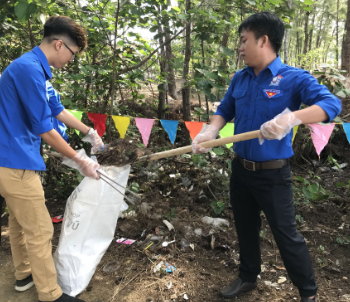 CHỦ ĐỀ 5: NHỮNG VIỆC LÀM BÌNH DỊ MÀ CAO QUÝ TRONG CUỘC SỐNG(12 CÂU) A. CÂU HỎI TRẮC NGHIỆM1. NHẬN BIẾT (5 CÂU)Câu 1: Những việc làm bình dị mà cao quý là: A.  Việc từ thiện.  B. Việc tốt cho cá nhân. C. Việc tốt, có ích.D. Việc được công nhận.  Câu 2: Các sáng tác về đề tài xã hội phản ánh điều gì?A. Cuộc sống hằng ngày. B. Hoạt động của con người. C. Các sự kiện được tổ chức. D. Chuyển dịch về kinh tế. Câu 3: Tranh về những việc làm bình dị mà cao quý thường được quan sát: A. Thông qua lời kể. B. Thông qua video. C. Thông qua ảnh chụp. D. Trực quan. Câu 4: Vẻ đẹp của con người trong tác phẩm mĩ thuật thể hiện qua điều gì?A. Ánh mắt.B. Hành động. C. Ngôn ngữ cơ thể. D. Biểu cảm. Câu 5:  Tranh về Những việc làm bình dị mà cao quý trong cuộc sống nên trưng bày ở: A. Công viên.B. Thư việnC. Triển lãm. D. Phòng truyền thống.  2. THÔNG HIỂU (3 CÂU)Câu 1: Đâu không phải là đối tượng hướng đến cả những việc làm bình dị mà cao quý?A. Quê hương đất nước. B. Cộng đồng. C. Tập thể.D. Cá nhân. Câu 2: Đâu không phải là một trong những bước tạo sản phẩm mĩ thuật vẽ màu sáp về chủ đề Những việc làm bình dị mà cao quý trong cuộc sống?A. Vẽ chi tiết cảnh quan. B. Vẽ hình chi tiết. C. Lựa chọn màu để thể hiện, tạo hòa sắc chung. D. Vẽ phác, xây dựng bố cục. Câu 3: Nội dung nào dưới đây không phải là một trong những bước để tạo sản phẩm mĩ thuật mô hình thể hiện vẻ đẹp tình quân dân? A. Phác hình thể hiện nhân vật. B. Dùng keo cố định nhân vật và chân đứng. C. Lựa chọn màu thể hiện nhân vật.D. Gấp bìa tạo đế dán phía sau để dựng đứng nhân vật. 3. VẬN DỤNG (2 CÂU)Câu 1: Hình ảnh dưới đây thể hiện những việc làm bình dị mà cao quý?A. Cô giáo giảng bài. B. Bộ đội giúp người dân gặt lúa.C. Người nông dân ra đồng. D. Học sinh tích cực học tập.  ---------------- Còn tiếp ------------------ CHỦ ĐỀ 6: CẢNH SẮC QUEE4 HƯƠNG(12 CÂU)