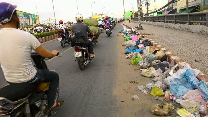 CHỦ ĐỀ 7: EM VỚI THIÊN NHIÊN VÀ MÔI TRƯỜNG(15 tiết – 5 tuần)Tuần 4 – Tiết 1. Sinh hoạt dưới cờ – Phát động phong trào Phòng chống ô nhiễm và bảo vệ môi trường(1 tiết)I. MỤC TIÊU:Sau khi tham gia hoạt động này, HS:Nâng cao nhận thức của học sinh về tầm quan trọng của việc bảo vệ môi trường.Khuyến khích học sinh tham gia tích cực vào các hoạt động phòng chống ô nhiễm và bảo vệ môi trường.Phát động phong trào bảo vệ môi trường trong toàn trường.II. THIẾT BỊ DẠY HỌC VÀ HỌC LIỆU1. Đối với TPT, BGH và GVChuẩn bị địa điểm và các phương tiện, âm thanh phục vụ buổi phát động.Cử HS là NDCT.2. Đối với HSChuẩn bị ý kiến cá nhân về chủ đề Phòng chống ô nhiễm và bảo vệ môi trường.Đăng kí tham gia phát biểu tại buổi phát động phong trào.III. TIẾN TRÌNH TỔ CHỨC HOẠT ĐỘNGHoạt động 1. Chào cờ, sơ kết thi đua tuần và phổ biến nhiệm vụ tuần mớiHoạt động 2. Sinh hoạt theo chủ đềa. Mục tiêu- Nâng cao nhận thức của học sinh về tầm quan trọng của việc bảo vệ môi trường.- Khuyến khích học sinh tham gia tích cực vào các hoạt động phòng chống ô nhiễm và bảo vệ môi trường.- Phát động phong trào bảo vệ môi trường trong toàn trường.b. Tổ chức thực hiện- NDCT tuyên bố chủ đề và giới thiệu mục đích và ý nghĩa của buổi sinh hoạt, nhấn mạnh vấn đề ô nhiễm môi trường và sự cần thiết của việc bảo vệ môi trường.- Dưới sự dẫn dắt, giới thiệu của NDCT, HS tham gia phát biểu ý kiến về các nội dung: Chia sẻ tình trạng ô nhiễm môi trường hiện nay, nguyên nhân, hậu quả và những giải pháp bảo vệ môi trường. Sử dụng hình ảnh hoặc video ngắn để minh họa.- NDCT mời thầy cô phát động phong trào Phòng chống ô nhiễm và bảo vệ môi trường, khuyến khích học sinh tham gia các hoạt động bảo vệ môi trường như:Tích cực tham gia các buổi dọn dẹp vệ sinh trường lớp, khu phố.Hạn chế sử dụng đồ nhựa dùng một lần, khuyến khích tái chế và sử dụng các sản phẩm thân thiện với môi trường.Trồng và chăm sóc cây xanh trong khuôn viên trường.Thực hiện phân loại rác tại nguồn.- Kết thúc tọa đàm, NDCT tổng kết các ý kiến của HS và nhắc mọi người tích cực hành động, nâng cao tinh thần trách nhiệm của mỗi học sinh trong việc bảo vệ môi trường. Tuần 4 – Tiết 2. Hoạt động giáo dục – Thực hiện khảo sát về nguyên nhân gây ô nhiễm môi trường tại địa bàn sinh sống theo kế hoạch đã lập(1 tiết)I. MỤC TIÊU1. Kiến thứcSau bài học này, HS sẽ:Thực hiện được việc khảo sát nguyên nhân gây ô nhiễm môi trường tại địa bàn sinh sống theo kế hoạch đã lập.2. Năng lựcNăng lực chung: Giao tiếp và hợp tác: khả năng thực hiện nhiệm vụ một cách độc lập hay theo nhóm; Trao đổi tích cực với giáo viên và các bạn khác trong lớp.Tự chủ và tự học: biết lắng nghe và chia sẻ ý kiến cá nhân với bạn, nhóm và GV. Tích cực tham gia các hoạt động trong lớp.Giải quyết vấn đề và sáng tạo: biết phối hợp với bạn bè khi làm việc nhóm, tư duy logic, sáng tạo khi giải quyết vấn đề.Năng lực riêng: Thực hiện được việc khảo sát nguyên nhân gây ô nhiễm môi trường tại địa bàn sinh sống theo kế hoạch đã lập.3. Phẩm chấtYêu thiên nhiên, môi trường xung quanh.Có trách nhiệm trong việc thực hiện những việc làm bảo vệ môi trường.II. THIẾT BỊ DẠY HỌC 1. Đối với giáo viênGiáo án, SGK, SGV, SBT Hoạt động trải nghiệm, hướng nghiệp 9 – Kết nối tri thức với cuộc sống.Tranh ảnh, video,...về thực trạng và nguyên nhân gây ô nhiễm môi trường ở địa phương.Máy tính, máy chiếu (nếu có).2. Đối với học sinhSGK, SBT Hoạt động trải nghiệm, hướng nghiệp 9 – Kết nối tri thức với cuộc sống.Đồ dùng học tập theo yêu cầu của GV.III. CÁC HOẠT ĐỘNG DẠY HỌC A. HOẠT ĐỘNG KHỞI ĐỘNGa. Mục tiêu: HS có tâm thế, hứng thú trước khi vào bài học. b. Nội dung: GV trình chiếu video cho HS xem và trả lời câu hỏi.c. Sản phẩm: HS có hiểu biết khái quát về nội dung bài học.d. Tổ chức thực hiện:Bước 1: GV chuyển giao nhiệm vụ học tập- GV yêu cầu HS xem video và trả lời câu hỏi:https://www.youtube.com/watch?v=uJkvP3hiKPQ (3:19 – 5:20).- GV đưa ra câu hỏi: + Video trên nói về vấn đề gì?+ Em có suy nghĩ như thế nào về vấn đề đó?Bước 2: HS thực hiện nhiệm vụ học tập- HS xem video và trả lời câu hỏi.- GV hướng dẫn, hỗ trợ (nếu cần thiết).Bước 3: Báo cáo kết quả hoạt động và thảo luận- GV mời một số HS trả lời câu hỏi sau khi xem video/ clip.- Các HS khác nhận xét, bổ sung.Bước 4: Đánh giá kết quả, thực hiện nhiệm vụ học tập- GV nhận xét, đánh giá, kết luận:+ Video trên nói về vấn đề các khu công nghiệp được đầu tư mạnh mẽ tại Đông Nam Bộ đang tồn tại rất nhiều những cơ sở sản xuất, kinh doanh vi phạm luật bảo vệ môi trường.+ Vấn đề ô nhiễm môi trường từ các khu công nghiệp đã và đang ảnh hưởng nặng nề tới môi trường và cuộc sống của con người. Một phần lớn của biến đổi khí hậu hoặc sự nóng lên toàn cầu có thể là do chúng ta phụ thuộc vào các hoạt động công nghiệp trong những năm qua. Không những thế, sự cố tràn dầu, rò rỉ ngẫu nhiên và việc đổ vật liệu phế thải gây ra thiệt hại cho động vật hoang dã. Vì vậy, nếu chúng ta không giảm thiểu thiệt hại mà chúng ta đang gây ra cho hành tinh này trong tương lai thì một ngày không xa, hành tinh sẽ đối mặt với sự nguy hiểm khôn lường.- GV dẫn dắt HS vào bài học: Chúng ta cùng đi vào bài học ngày hôm nay – Chủ đề 7 – Tuần 4: Phòng chống ô nhiễm và bảo vệ môi trường (Hoạt động 3).B. HOẠT ĐỘNG HÌNH THÀNH KIẾN THỨCHoạt động 3: Thực hiện khảo sát về nguyên nhân gây ô nhiễm môi trường tại địa bàn sinh sống theo kế hoạch đã lậpa. Mục tiêu: Thông qua hoạt động, HS thực hiện khảo sát về nguyên nhân gây ô nhiễm môi trường tại địa bàn sinh sống theo kế hoạch đã lập.b. Nội dung: GV hướng dẫn HS tiến hành khảo sát về nguyên nhân gây ô nhiễm môi trường tại địa bàn sinh sống theo kế hoạch đã lập.c. Sản phẩm: Kết quả khảo sát về nguyên nhân gây ô nhiễm môi trường tại địa bàn sinh sống theo kế hoạch đã lập.d. Tổ chức thực hiện:HOẠT ĐỘNG CỦA GV - HSDỰ KIẾN SẢN PHẨMBước 1: GV chuyển giao nhiệm vụ học tập- GV yêu cầu các nhóm thực hiện nhiệm vụ:+ Sử dụng bộ công cụ đã thiết kế để tiến hành khảo sát.+ Phân tích các thông tin, số liệu thu thập được từ khảo sát và đưa ra nhận xét.+ Viết báo cáo kết quả khảo sát.- GV trình chiếu cho HS xem một số địa phương tổ chức thực hiện khảo sát về công tác bảo vệ môi trường:+ Video về cuộc khảo sát công tác bảo vệ môi trường ở tỉnh Thái Nguyên:https://www.youtube.com/watch?v=SifDOYkT7tU + Video về tình hình ô nhiễm môi trường ở khu vực Đông Nam Bộ:https://www.youtube.com/watch?v=uJkvP3hiKPQ&t=4s (0:00 – 2:17)Bước 2: HS tiếp nhận, thực hiện nhiệm vụ học tập- HS thảo luận để thực hiện nhiệm vụ được giao.- GV quan sát, hướng dẫn, hỗ trợ HS (nếu có).Bước 3: Báo cáo kết quả hoạt động, thảo luận- GV mời đại diện HS trình bày kết quả thực hiện khảo sát.- GV yêu cầu các HS khác lắng nghe, nhận xét (nếu có).Bước 4: Đánh giá kết quả thực hiện nhiệm vụ học tập- GV nhận xét, đánh giá và kết luận: Thực hiện đề tài khảo sát về nguyên nhân gây ô nhiễm môi trường ở địa bàn sinh sống giúp các em có cơ sở khoa học và thực tiễn đề xuất các biện pháp có tính khả thi để phòng chống ô nhiễm và bảo vệ môi trường.- GV chuyển sang nội dung mới.3. Thực hiện khảo sát về nguyên nhân gây ô nhiễm môi trường tại địa bàn sinh sống theo kế hoạch đã lậpHS sử dụng bộ công cụ đã thiết kế để thực hiện khảo sát về nguyên nhân gây ô nhiễm môi trường tại địa bàn sinh sống theo kế hoạch đã lập.C. HOẠT ĐỘNG LUYỆN TẬP, VẬN DỤNGa. Mục tiêu: Thông qua hoạt động, HS vận dụng kiến thức, kĩ năng đã học vào thực tế cuộc sống.b. Nội dung: GV yêu cầu HS thực hiện khảo sát về nguyên nhân gây ô nhiễm môi trường tại địa bàn sinh sống và chia sẻ những khó khăn khi thực hiện khảo sát.c. Sản phẩm: HS chia sẻ những khó khăn khi thực hiện khảo sát.d. Tổ chức thực hiện:Bước 1: GV chuyển giao nhiệm vụ học tập- GV chia HS cả lớp thành các nhóm (5 – 6 HS/nhóm).- GV giao nhiệm vụ cụ thể cho các nhóm: Thực hiện khảo sát về nguyên nhân gây ô nhiễm môi trường tại địa bàn sinh sống và chia sẻ những khó khăn khi thực hiện khảo sát.Bước 2: HS tiếp nhận, thực hiện nhiệm vụ học tậpHS thực hiện khảo sát về nguyên nhân gây ô nhiễm môi trường tại địa bàn sinh sống và chia sẻ những khó khăn khi thực hiện khảo sát theo nhóm và hoàn thành bài tập tại nhà. Bước 3: Báo cáo kết quả hoạt động, thảo luậnHS báo cáo kết quả vào tiết học sau.Bước 4: Đánh giá kết quả thực hiện nhiệm vụ học tậpGV nhận xét, đánh giá, kết thúc tiết học. HƯỚNG DẪN VỀ NHÀ- Hoàn thành bài tập phần Vận dụng, thực hiện khảo sát về nguyên nhân gây ô nhiễm môi trường tại địa bàn sinh sống và chia sẻ những khó khăn khi thực hiện khảo sát.- Chuẩn bị cho tiết Sinh hoạt lớp.----------------------------------------------------------- Còn tiếp ---------------------- Ngày soạn:…/…/…Ngày dạy:…/…/… CHỦ ĐỀ 7: EM VỚI THIÊN NHIÊN VÀ MÔI TRƯỜNG(15 tiết – 5 tuần)Tuần 3 – Tiết 1. Sinh hoạt dưới cờ – Giao lưu với chuyên gia về chủ đề Thực trạng ô nhiễm môi trường ở Việt Nam và các biện pháp phòng chống ô nhiễm, bảo vệ môi trường(1 tiết)I. MỤC TIÊU:Sau khi tham gia hoạt động này, HS:Thực hiện được đề tài khảo sát về nguyên nhân ô nhiễm môi trường (đất, nước, không khí,...) tại địa bàn sinh sống.Tham gia tuyên truyền đến người dân địa phương các biện pháp phòng chống ô nhiễm và bảo vệ môi trường.II. THIẾT BỊ DẠY HỌC VÀ HỌC LIỆU1. Đối với TPT, BGH và GVLiên hệ mời chuyên gia về môi trường ở địa phương đến giao lưu với HS về thực trạng ô nhiễm môi trường ở Việt Nam và các biện pháp phòng chống ô nhiễm, bảo vệ môi trường. Trao đổi, thống nhất với chuyên gia về mục đích, nội dung và chương trình buổi giao lưu để chuyên gia chủ động chuẩn bị.Chuẩn bị các trang thiết bị cần thiết cho buổi giao lưu của HS với chuyên gia: loa đài, micro, màn hình, máy chiếu,...Cử người dẫn chương trình buổi giao lưu (MC).2. Đối với HSTổ/ lớp trực tuần xây dựng chương trình buổi giao lưu, cử người dẫn chương trình (MC) và tập 2 - 3 tiết mục văn nghệ theo sự phân công.Chuẩn bị các câu hỏi liên quan đến nội dung buổi giao lưu.III. TIẾN TRÌNH TỔ CHỨC HOẠT ĐỘNGHoạt động 1. Chào cờ, sơ kết thi đua tuần và phổ biến nhiệm vụ tuần mớiHoạt động 2. Sinh hoạt theo chủ đềa. Mục tiêu- Cung cấp cho HS một số hiểu biết về thực trạng ô nhiễm môi trường ở Việt Nam và các biện pháp phòng chống ô nhiễm, bảo vệ môi trường.- Định hướng, tạo hứng thú cho HS tham gia Nội dung 2 của chủ đề.b. Tổ chức thực hiện- Mở đầu, đại diện BTC lên tuyên bố lí do, giới thiệu mục đích, ý nghĩa buổi giao lưu, giới thiệu chuyên gia và mời chuyên gia ngồi lên hàng ghế phía trên, đối diện với HS.- Chuyên gia tự giới thiệu ngắn gọn về bản thân mình và làm quen với HS.- Chuyên gia trình bày/ nói chuyện về chủ đề, tập trung vào các nội dung sau:+ Thực trạng ô nhiễm môi trường (đất, nước, không khí,...) ở Việt Nam.+ Nguyên nhân của thực trạng.+ Các biện pháp phòng chống ô nhiễm, bảo vệ môi trường.Để thu hút, hấp dẫn HS, chuyên gia có thể mở đầu phần trình bày của mình bằng cách mời HS cùng xem một video hoặc nghe kể một câu chuyện thực tế. Trong quá trình trình bày, chuyên gia cần đưa ra những thông tin, số liệu cụ thể và sử dụng những câu chuyện, tranh ảnh, video để dẫn chứng, minh hoạ.- Sau khi kết thúc phần trình bày, chuyên gia khuyến khích HS tiếp tục nêu câu hỏi, tình huống và những điều các em còn mong muốn tìm hiểu thêm bằng cách đứng lên hỏi trực tiếp hoặc viết ra giấy, không cần ghi tên. Những câu hỏi của HS sẽ được BTC đến tận nơi thu và chuyển lên cho chuyên gia. Chuyên gia sẽ phân loại nhanh những câu hỏi của HS và tiến hành trả lời HS theo từng câu hỏi hoặc từng loại vấn đề.Nếu ban đầu HS còn chưa mạnh dạn đặt câu hỏi, người dẫn chương trình có thể chủ động nêu 1 – 2 câu hỏi trước cho chuyên gia hoặc chuyên gia có thể chủ động nêu một vài câu hỏi/ tình huống/ băn khoăn, thắc mắc đã có HS ở những trường khác, địa phương khác,...- Kết thúc, chuyên gia tóm tắt lại những thông điệp chính mà muốn chuyển tới HS; Cảm ơn sự quan tâm, chú ý lắng nghe và trả lời câu hỏi của HS đặt ra; Cảm ơn nhà trường đã tạo điều kiện cho mình được tham gia buổi giao lưu với HS và và hi vọng HS sẽ làm những việc phù hợp với khả năng để góp phần phòng chống ô nhiễm, bảo vệ môi trường. Đồng thời, chuyên gia cũng có thể thông báo địa chỉ, điện thoại di động, email của mình cho HS biết để các em có thể liên lạc, hỏi ý kiến khi cần thiết.- Đại diện BTC tổng kết buổi giao lưu, cảm ơn chuyên gia đã dành thời gian tới nói chuyện, trao đổi chia sẻ với HS và bày tỏ mong muốn sẽ tiếp tục được chuyên gia hợp tác, hỗ trợ nhà trường trong vấn đề giáo dục bảo vệ môi trường cho HS.  Tuần 3 – Tiết 2. Hoạt động giáo dục – Tìm hiểu cách thực hiện đề tài khảo sát về nguyên nhân gây ô nhiễm môi trường tại địa bàn sinh sống + Thiết kế công cụ khảo sát về nguyên nhân gây ô nhiễm môi trường tại địa bàn sinh sống(1 tiết)I. MỤC TIÊU1. Kiến thức Sau bài học này, HS sẽ:Nhận biết được những cách thực hiện đề tài khảo sát về nguyên nhân gây ô nhiễm môi trường tại địa bàn sinh sống.Thiết kế được công cụ khảo sát về nguyên nhân gây ô nhiễm môi trường tại địa bàn sinh sống.2. Năng lựcNăng lực chung: Giao tiếp và hợp tác: khả năng thực hiện nhiệm vụ một cách độc lập hay theo nhóm; Trao đổi tích cực với giáo viên và các bạn khác trong lớp.Tự chủ và tự học: biết lắng nghe và chia sẻ ý kiến cá nhân với bạn, nhóm và GV. Tích cực tham gia các hoạt động trong lớp.Giải quyết vấn đề và sáng tạo: biết phối hợp với bạn bè khi làm việc nhóm, tư duy logic, sáng tạo khi giải quyết vấn đề.Năng lực riêng: Nhận biết được những cách thực hiện đề tài khảo sát về nguyên nhân gây ô nhiễm môi trường tại địa bàn sinh sống.Thiết kế được công cụ khảo sát về nguyên nhân gây ô nhiễm môi trường tại địa bàn sinh sống.3. Phẩm chấtYêu thiên nhiên, môi trường xung quanh.Có trách nhiệm trong việc thực hiện những việc làm bảo vệ môi trường.II. THIẾT BỊ DẠY HỌC 1. Đối với giáo viênGiáo án, SGK, SGV, SBT Hoạt động trải nghiệm, hướng nghiệp 9 – Kết nối tri thức với cuộc sống.Tranh ảnh, video,...về thực trạng và nguyên nhân gây ô nhiễm môi trường ở địa phương.Máy tính, máy chiếu (nếu có).2. Đối với học sinhSGK, SBT Hoạt động trải nghiệm, hướng nghiệp 9 – Kết nối tri thức với cuộc sống.Đồ dùng học tập theo yêu cầu của GV.III. CÁC HOẠT ĐỘNG DẠY HỌC A. HOẠT ĐỘNG KHỞI ĐỘNGa. Mục tiêu: Gợi mở, kích thích HS mong muốn tìm hiểu về các nội dung mới, lí thú của bài học.b. Nội dung: GV tổ chức cho HS hát tập thể bài hát “Điều đó tùy thuộc hành động của bạn”.c. Sản phẩm: HS tích cực, vui vẻ hát bài hát “Điều đó tùy thuộc hành động của bạn” và nêu cảm nhận.d. Tổ chức thực hiện:Bước 1: GV chuyển giao nhiệm vụ học tập- GV tổ chức cho HS hát tập thể bài hát “Điều đó tùy thuộc hành động của bạn”.https://www.youtube.com/watch?v=cWXew-jIFTE - GV yêu cầu HS trả lời câu hỏi: Em có cảm nhận gì về bài hát này?Bước 2: HS tiếp nhận, thực hiện nhiệm vụ học tập- HS nghe bài hát và nêu cảm nhận.- GV quan sát, hướng dẫn, hỗ trợ HS (nếu cần thiết). Bước 3: Báo cáo kết quả thực hiện nhiệm vụ học tập- GV mời HS cả lớp hát bài hát “Điều đó tùy thuộc hành động của bạn”.- GV mời đại diện 1 – 2 HS trả lời câu hỏi về cảm nhận bài hát.- GV yêu cầu các HS khác lắng nghe, nhận xét, bổ sung ý kiến (nếu có). Bước 4: Đánh giá kết quả thực hiện nhiệm vụ học tập- GV nhận xét, đánh giá và kết luận: Bài hát “Điều đó tùy thuộc hành động của bạn” là một cách tuyệt vời để lan tỏa thông điệp về sự quan trọng của việc giữ gìn và bảo vệ môi trường.- GV dẫn dắt HS vào bài học: Bảo vệ môi trường không chỉ là nhiệm vụ của các nhà khoa học, các nhà hoạt động môi trường, hay các cơ quan chức năng, mà đó là trách nhiệm của mỗi chúng ta. Qua bài học này, chúng ta sẽ cùng nhau tìm hiểu về các nguyên nhân gây ra ô nhiễm môi trường, hậu quả của nó, và quan trọng nhất là những biện pháp thiết thực mà chúng ta có thể thực hiện hàng ngày để góp phần giảm thiểu ô nhiễm và bảo vệ môi trường sống xung quanh. Để tìm hiểu rõ hơn, chúng ta cùng đi vào bài học ngày hôm nay – Chủ đề 7 – Tuần 3: Phòng chống ô nhiễm và bảo vệ môi trường (Hoạt động 1, 2).B. HOẠT ĐỘNG HÌNH THÀNH KIẾN THỨCHoạt động 1: Tìm hiểu cách thực hiện đề tài khảo sát về nguyên nhân gây ô nhiễm môi trường tại địa bàn sinh sốnga. Mục tiêu: Thông qua hoạt động, HS khám phá kinh nghiệm đã có của HS về cách thực hiện một đề tài khảo sát về môi trường.b. Nội dung: GV hướng dẫn HS tìm hiểu cách thực hiện đề tài khảo sát về nguyên nhân gây ô nhiễm môi trường tại địa bàn sinh sống.c. Sản phẩm: Câu trả lời của HS về cách thực hiện đề tài khảo sát về nguyên nhân gây ô nhiễm môi trường tại địa bàn sinh sống và chuẩn kiến thức của GV. d. Tổ chức thực hiện:HOẠT ĐỘNG CỦA GV - HSDỰ KIẾN SẢN PHẨMBước 1: GV chuyển giao nhiệm vụ học tập- GV chia lớp thành các nhóm nhỏ (4-6 HS/nhóm).- GV yêu cầu HS thảo luận, thực hiện nhiệm vụ: Nêu cách thực hiện đề tài khảo sát về nguyên nhân gây ô nhiễm môi trường mà các em đã từng tham gia trước đây.- GV trình chiếu cho HS quan sát một số hình ảnh/ video nguyên nhân gây ô nhiễm môi trường. (đính kèm phía dưới Hoạt động)+ Video về nguyên nhân gây ô nhiễm không khí ở Hà Nội:https://www.youtube.com/watch?v=Sv91h2XFPEw + Video về việc thi công ẩu gây ô nhiễm môi trường:https://www.youtube.com/watch?v=hK-owp9xNFE Bước 2: HS tiếp nhận, thực hiện nhiệm vụ học tập- HS thảo luận theo nhóm, nêu cách thực hiện đề tài khảo sát về nguyên nhân gây ô nhiễm môi trường.- GV quan sát, hướng dẫn, hỗ trợ HS trong quá trình thảo luận (nếu có).Bước 3: Báo cáo kết quả hoạt động, thảo luận- GV mời đại diện các nhóm trình bày kết quả thảo luận.- GV yêu cầu các HS khác lắng nghe, nhận xét (nếu có).Bước 4: Đánh giá kết quả thực hiện nhiệm vụ học tập- GV nhận xét, đánh giá, tổng hợp kết quả thảo luận của HS và kết luận về cách thực hiện đề tài khảo sát nguyên nhân ô nhiễm môi trường tại địa bàn sinh sống.- GV chuyển sang nội dung tiếp theo.1. Tìm hiểu cách thực hiện đề tài khảo sát về nguyên nhân gây ô nhiễm môi trường tại địa bàn sinh sống- Xác định mục đích khảo sát: Tìm ra nguyên nhân gây ô nhiễm môi trường (không khí/ đất nước) tại địa bàn sinh sống.- Xác định nội dung khảo sát:+ Thực trạng ô nhiễm môi trường (không khí đất nước) tại địa bàn sinh sống.+ Nguyên nhân gây ô nhiễm môi trường:Do hành vi, thói quen sinh hoạt của người dân sống trên địa bàn.Do hoạt động của các cơ sở sản xuất, kinh doanh, dịch vụ tại địa bàn.- Lựa chọn phương pháp khảo sát: Quan sát hiện trường, phỏng vấn, nghiên cứu tư liệu có liên quan.- Thiết kế bộ công cụ khảo sát: Phiếu quan sát, câu hỏi phỏng vấn.- Chuẩn bị các phương tiện khảo sát: máy ảnh, điện thoại thông minh, giấy, bút.- Xác định thời gian khảo sát.MỘT SỐ NGUYÊN NHÂN GÂY Ô NHIỄM MÔI TRƯỜNGKhu công nghiệp gây ô nhiễm không khíChất thải gây ô nhiễm môi trường đấtNước thải xí nghiệp Thói quen sinh hoạt của người dân Hoạt động 2: Thiết kế công cụ khảo sát về nguyên nhân gây ô nhiễm môi trường tại địa bàn sinh sốnga. Mục tiêu: Thông qua hoạt động, HS thiết kế được công cụ khảo sát về nguyên nhân gây ô nhiễm môi trường tại địa bàn sinh sống đã lựa chọn.b. Nội dung: GV hướng dẫn HS thiết kế công cụ khảo sát về nguyên nhân gây ô nhiễm môi trường tại địa bàn sinh sống đã lựa chọn.c. Sản phẩm: Công cụ khảo sát về nguyên nhân gây ô nhiễm môi trường tại địa bàn sinh sống mà HS thiết kế.d. Tổ chức thực hiện:HOẠT ĐỘNG CỦA GV - HSDỰ KIẾN SẢN PHẨMBước 1: GV chuyển giao nhiệm vụ học tập- GV hướng dẫn HS quan sát phiếu khảo sát trong SGK tr.45.- GV yêu cầu HS thiết kế công cụ khảo sát về nguyên nhân gây ô nhiễm môi trường tại địa bàn sinh sống theo nhóm.Bước 2: HS tiếp nhận, thực hiện nhiệm vụ học tập- HS thảo luận theo nhóm, thiết kế công cụ khảo sát về nguyên nhân gây ô nhiễm môi trường tại địa bàn sinh sống.- GV quan sát, hướng dẫn, hỗ trợ HS trong quá trình thảo luận (nếu có).Bước 3: Báo cáo kết quả hoạt động, thảo luận- GV mời đại diện các nhóm chia sẻ công cụ khảo sát về nguyên nhân gây ô nhiễm môi trường tại địa bàn sinh sống đã thiết kế.- GV yêu cầu các HS khác lắng nghe, nhận xét (nếu có).Bước 4: Đánh giá kết quả thực hiện nhiệm vụ học tập- GV nhận xét, đánh giá và yêu cầu các nhóm hoàn thiện công cụ khảo sát của mình.- GV chuyển sang nội dung tiếp theo.2. Thiết kế công cụ khảo sát về nguyên nhân gây ô nhiễm môi trường tại địa bàn sinh sốngHS làm việc nhóm, thiết kế công cụ khảo sát về nguyên nhân gây ô nhiễm môi trường tại địa bàn sinh sống.----------------------------------------------------------- Còn tiếp ---------------------- II. TRẮC NGHIỆM KÌ 2 HOẠT ĐỘNG TRẢI NGHIỆM 9 KẾT NỐI TRI THỨCPhiếu trắc nghiệm Hoạt động trải nghiệm 9 kết nối Chủ đề 5: Em với gia đìnhPhiếu trắc nghiệm Hoạt động trải nghiệm 9 kết nối Chủ đề 6: Em với cộng đồngPhiếu trắc nghiệm Hoạt động trải nghiệm 9 kết nối Chủ đề 7: Em với thiên nhiên và môi trườngPhiếu trắc nghiệm Hoạt động trải nghiệm 9 kết nối Chủ đề 8: Khám phá thế giới nghề nghiệpPhiếu trắc nghiệm Hoạt động trải nghiệm 9 kết nối Chủ đề 9: Hiểu bản thân - chọn đúng nghề CHỦ ĐỀ 8: KHÁM PHÁ THẾ GIỚI VỚI NGHỀ NGHIỆPHOẠT ĐỘNG GIÁO DỤC(32 CÂU) A. CÂU HỎI TRẮC NGHIỆM1. NHẬN BIẾT (7 CÂU)Câu 1: Nghề nào sau đây thường xuyên phải làm việc ở môi trường nhiều khói bụi? A. Cảnh sát. B. Thợ xây. C. Luật sư. D. Kĩ sư.Câu 2: “Người lái đò” là tên gọi ví von của nghề nghiệp nào? A. Nhân viên văn phòng. B. Nhà báo. C. Thẩm phán. D. Giáo viên.Câu 3: Khi các thiết bị điện trong nhà bị hỏng, chúng ta phải tìm ai để sửa chữa? A. Thợ may. B. Thợ thủ công. C. Thợ điện. D. Thợ sửa ống nước.Câu 4: Nguy hiểm của nghề đánh bắt hải sản làA. Thời tiết khắc nghiệt.B. Thiếu thốn lương thực.C. Quá gần bờ.D. Đánh bắt được nhiều hải sản.Câu 5: Trang thiết bị, dụng cụ lao động cơ bản của nghề cảnh sát cứu hỏa là gì?A. Máy vi tính, bản thiết kế, bút, thước, dây đo.B. Xe máy, điện thoại thông minh, quần áo nhận diện thương hiệu.C. Dụng cụ nấu nướng, mũ và áo bếp trưởng.D. Bộ đồ bảo hộ phòng cháy chuyên dụng, xe cứu hỏa và hệ thống máy bơm phun chữa cháy.Câu 6: Trang thiết bị, dụng cụ lao động cơ bản của nghề xe ôm công nghệ là gì?A. Máy vi tính, bản thiết kế, bút, thước, dây đo.B. Xe máy, điện thoại thông minh, quần áo nhận diện thương hiệu.C. Dụng cụ nấu nướng, mũ và áo bếp trưởng.D. Bộ đồ bảo hộ phòng cháy chuyên dụng, xe cứu hỏa và hệ thống máy bơm phun chữa cháy.Câu 7: Trang thiết bị, dụng cụ lao động cơ bản của nghề phiên dịch viên là gì?A. Máy tạo kiểu tóc; lược chuyên dụng; kéo cắt tóc;...B. Bộ đồ bảo hộ phòng cháy chuyên dụng, xe cứu hỏa và hệ thống máy bơm phun chữa cháyC. Bảng, phấn viết, tài liệu,...D. Tai nghe, micro; bảng ghi, thiết bị phiên dịch tự động, sổ tay, bút viết,... 2. THÔNG HIỂU (14 CÂU)Câu 1: Quan sát hình ảnh và cho biết tên nghề nghiệp?A. Kĩ sư cơ khí.B. Nhà thiết kế thời trang.C. Đầu bếp.D. Lính cứu hỏa.Câu 2: Quan sát hình ảnh và cho biết tên nghề nghiệp?A. Kĩ sư cơ khí.B. Nhà thiết kế thời trang.C. Đầu bếp.D. Lính cứu hỏa.Câu 3: Đâu không phải là lợi ích mà nghề nghiệp mang lại cho con người và xã hội?A. Giúp xã hội ngày càng phát triển.B. Giúp con người tạo được nhiều mối quan hệ.C. Giúp con người có cuộc sống ổn định về kinh tế.D. Giúp con người trau dồi kiến thức, kinh nghiệm.Câu 4: Nghề nào dưới đây không góp phần xây dựng nên một ngôi nhà? A. Kiến trúc sư. B. Kĩ sư điện tử. C. Thợ xây. D. Thợ mộc.----------------------------------------------------------- Còn tiếp ---------------------- CHỦ ĐỀ 9: HIỂU BẢN THÂN - CHỌN ĐÚNG NGHỀHOẠT ĐỘNG GIÁO DỤC(31 CÂU)