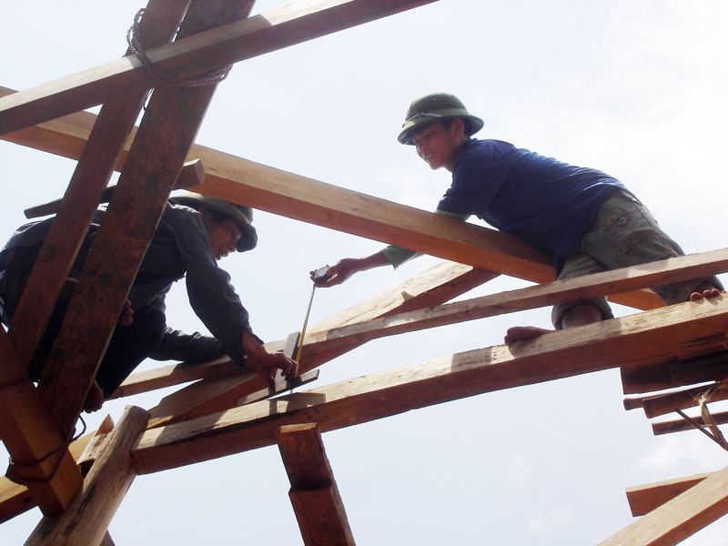 CHƯƠNG II. TỔ CHỨC VÀ CHẾ BIẾN MÓN ĂNBÀI 4: AN TOÀN LAO ĐỘNG VÀ AN TOÀN VỆ SINH THỰC PHẨM(5 tiết)I. MỤC TIÊU 1. Kiến thứcGiới thiệu về an toàn lao động:Vai trò của đảm bảo an toàn lao động.Cách sử dụng, bảo quản các dụng cụ, thiết bị nhà bếp sao cho đảm bảo an toàn lao động.Yêu cầu đối với người chế biến, bố trí bếp nấu và yêu cầu khi sử dụng vật dụng nhà bếp để đảm bảo an toàn lao động trong chế biến thực phẩm.Giới thiệu về an toàn vệ sinh thực phẩm trong chế biến thực phẩm:Vai trò của an toàn vệ sinh thực phẩm.Các tác nhân gây mất an toàn và mười quy tắc vàng đảm bảo an toàn vệ sinh thực phẩm.2. Năng lựcNăng lực chung: Tìm kiếm và chọn lọc được thông tin phù hợp để tìm hiểu, mở rộng kiến thức.Khả năng giao tiếp với người khác khi làm việc nhóm; kĩ năng phân công công việc chung, lên kế hoạch, sắp xếp công việc; lắng nghe, chia sẻ, hợp tác, giao tiếp trong làm việc nhóm.Năng lực riêng: Hiểu được vai trò của đảm bảo an toàn lao động và an toàn vệ sinh thực phẩm trong chế biến thực phẩm.Trình bày các biện pháp đảm bảo an toàn lao động đảm bảo an toàn lao động và an toàn vệ sinh thực phẩm trong chế biến thực phẩm.3. Phẩm chấtCẩn thận, tỉ mỉ, quan sát để đưa ra nhận xét, đánh giá, kết luận.Tò mò, ham học, chủ động tìm kiếm thông tin, tài liệu mở rộng kiến thức.Có ý thức trong việc thực hiện an toàn lao động và an toàn vệ sinh thực phẩm.II. THIẾT BỊ DẠY HỌC VÀ HỌC LIỆU1. Đối với giáo viênSGK, SGV, SBT Công nghệ 9 - Trải nghiệm nghề nghiệp: Mô đun Chế biến thực phẩm. Tranh ảnh, tài liệu, video,... một số thực phẩm không đảm bảo an toàn vệ sinh: các trường hợp ngộ độc thực phẩm.Máy tính, máy chiếu.2. Đối với học sinhSGK, SBT Công nghệ 9 - Trải nghiệm nghề nghiệp: Mô đun Chế biến thực phẩm. Giấy A0, bút dạ, bút màu,...III. TIẾN TRÌNH DẠY HỌCA. HOẠT ĐỘNG KHỞI ĐỘNGa. Mục tiêu: Giúp HS hình dung sơ lược nội dung bài học, đồng thời tạo hứng khởi, kích thích HS tham gia bài học mới.b. Nội dung: GV đặt vấn đề; HS vận dụng kiến thức, kĩ năng để thực hiện nhiệm vụ.c. Sản phẩm học tập: Câu trả lời của HS cho câu hỏi khởi động.d. Tổ chức thực hiện: Bước 1: GV chuyển giao nhiệm vụ học tập- GV chiếu hình ảnh, yêu cầu HS quan sát và trả lời câu hỏi Khởi động SGK trang 30: Quan sát Hình 4.1 và cho biết, người lao động đang sử dụng những trang bị bảo hộ gì trong quá trình chế biến thực phẩm?Bước 2: HS thực hiện nhiệm vụ học tập- HS suy nghĩ, làm việc cá nhân, quan sát kết hợp với kiến thức của bản thân để trả lời câu hỏi.- GV quan sát, định hướng HS trả lời (nếu cần thiết).Bước 3: Báo cáo kết quả hoạt động và thảo luận- GV mời HS xung phong trả lời: Người lao động sử dụng những trang bị bảo hộ là mũ, khẩu trang, áo dài tay, găng tay,... Những trang bị này giúp người lao động thuận lợi, yên tâm trong quá trình làm việc; hạn chế các nguy cơ mắc phải các tai nạn lao động, nâng cao năng suất làm việc,...- GV mời HS khác lắng nghe, nhận xét, bổ sung. Bước 4: Đánh giá kết quả, thực hiện nhiệm vụ học tập- GV ghi nhận các câu trả lời của HS, không chốt đáp án.- GV dẫn dắt HS vào bài học: Để có thông tin đầy đủ và chính xác nhất để trả lời những câu hỏi trên, từ đó đánh giá được khả năng và hiểu biết bản thân, chúng ta cùng tìm hiểu bài học ngày hôm nay – Bài 4. An toàn lao động và an toàn vệ sinh thực phẩm.B. HOẠT ĐỘNG HÌNH THÀNH KIẾN THỨCHoạt động 1: Tìm hiểu vai trò của đảm bảo an toàn lao độnga. Mục tiêu: HS hiểu được vai trò của an toàn lao động trong chế biến thực phẩm.b. Nội dung: GV nêu nhiệm vụ, HS hoạt động nhóm đọc thông tin mục I.1 SGK trang 30 và thực hiện nhiệm vụ.c. Sản phẩm học tập:Vai trò của an toàn lao động. d. Tổ chức hoạt động:HOẠT ĐỘNG CỦA GV - HSDỰ KIẾN SẢN PHẨMBước 1: Chuyển giao nhiệm vụ học tập- GV chia lớp thành các nhóm, mỗi nhóm 3 – 4 HS.- GV yêu cầu HS đọc thông tin mục I.1 trong SGK tr.30, và nêu lên các vai trò của đảm bảo an toàn lao động. Nhóm nào có nhiều câu trả lời chính xác nhất sẽ được thưởng một ngôi sao vàng cộng điểm.- GV mở rộng kiến thức, trình chiếu cho HS quan sát các hình ảnh và yêu cầu HS làm việc cá nhân để trả lời câu hỏi: Em có nhận xét gì về vấn đề an toàn lao động của các nhân vật trong ảnh?(Đính kèm bên dưới phần Nhiệm vụ 1)Bước 2: Thực hiện nhiệm vụ học tập- HS đọc nội dung mục I.1, thảo luận và trả lời câu hỏi.- GV hướng dẫn, theo dõi, hỗ trợ HS nếu cần thiết. Bước 3: Báo cáo kết quả hoạt động và thảo luận- GV mời đại diện 2 - 3 nhóm trình bày kết quả thảo luận. - HS xung phong trả lời câu hỏi mở rộng:Các nhân vật trong ảnh chưa đảm bảo vấn đề an toàn lao động. Họ làm những công việc có tính nguy hiểm nhưng không trng bị các đồ dùng bảo hộ lao động đầy đủ. Việc này sẽ gây ảnh hưởng trực tiếp đến sức khoẻ người lao động và có thể ảnh hưởng đến chất lượng sản phẩm, công trình. - Các HS khác nhận xét, bổ sung.Bước 4: Đánh giá kết quả, thực hiện nhiệm vụ học tập- GV đánh giá, nhận xét, chuẩn hóa kiến thức.- GV chuyển sang hoạt động tiếp theo. I. AN TOÀN LAO ĐỘNG TRONG CHẾ BIẾN THỰC PHẨM1. Vai trò của đảm bảo an toàn lao động- An toàn lao động là giải pháp phòng, chống tác động của các yếu tố nguy hiểm nhằm bảo đảm không xảy ra thương tật, tử vọng đối với con người trong quá trình lao động. - Các công đoạn trong quá trình chế biến thực phẩm:+ Diễn ra liên tục, dồn dập như sơ chế, chế biến, trang trí,... với các dụng cụ, thiết bị nhà bếp.  + Việc sử dụng các dụng cụ, thiết bị dễ gây nguy hiểm tiềm ẩn nguy cơ gây mất an toàn đối với người thực hiện và cả những người xung quanh.- Đảm bảo các nguyên tắc của an toàn lao động giúp:+ Giảm thiểu nguy cơ mắc phải các tai nạn như đứt tay, bỏng lửa, bỏng nước, trượt ngã, điện giật, cháy nổ,... nguy hiểm hơn, có thể ảnh hưởng đến tính mạng của người tham gia chế biến thực phẩm.+ Giảm thiểu nguy cơ thiệt hại về tài sản của cá nhân và doanh nghiệp.+ Giúp người lao động thuận lợi, hiệu quả, yên tâm hơn trong quá trình chế biến thực phẩm, nâng cao năng suất làm việc.  Hoạt động 2: Tìm hiểu về sử dụng và bảo quản dụng cụ, thiết bị nhà bếpa. Mục tiêu: Biết cách sử dụng, bảo quản thiết bị nhà bếp; các yêu cầu đối với người chế biến; sắp xếp, bố trí nhà bếp sao cho hợp lí, thuận tiện, giảm thiểu các nguy cơ gặp phải tai nạn, sự cố trong quá trình chế biến thực phẩm.b. Nội dung: GV nêu nhiệm vụ, HS hoạt động nhóm đọc thông tin mục I.2 SGK trang 30 - 32 và thực hiện nhiệm vụ.c. Sản phẩm học tập: Cách sử dụng, bảo quản dụng cụ, thiết bị nhà bếp.d. Tổ chức hoạt động:HOẠT ĐỘNG CỦA GV - HSDỰ KIẾN SẢN PHẨMBước 1: Chuyển giao nhiệm vụ học tập- GV yêu cầu HS đọc nội dung mục I.2 SGK tr. 30 - 32 và thảo luận nhóm (3 - 5 HS) trả lời các câu hỏi trong hộp chức năng Khám phá: 1. Quan sát Hình 4.2 về các dụng cụ, thiết bị nhà bếp dưới đây, hãy sắp xếp các dụng cụ, thiết bị đó vào từng nhóm theo chức năng trong quá trình sử dụng.(Đính kèm bên dưới phần Nhiệm vụ 2)2. Kể tên một số dụng cụ, thiết bị nhà bếp mà gia đình em đang sử dụng và các lưu ý trong quá trình sử dụng, bảo quản các dụng cụ, thiết bị đó để đảm bảo an toàn lao động. Bước 2: Thực hiện nhiệm vụ học tập- HS thực hiện nhiệm vụ theo yêu cầu của GV. - GV quan sát quá trình làm việc của HS. Bước 3: Báo cáo kết quả hoạt động và thảo luận- HS xung phong trả lời câu hỏi Khám phá SGK tr.30 - 32.- HS nhóm khác nhận xét, bổ sung.Bước 4: Đánh giá kết quả, thực hiện nhiệm vụ học tập- GV đánh giá, nhận xét kết quả thảo luận của các nhóm; đánh giá thái độ làm việc của HS trong nhóm.- GV chuẩn hóa kiến thức và yêu cầu HS ghi chép đầy đủ vào vở.- GV chuyển sang hoạt động tiếp theo. I. AN TOÀN LAO ĐỘNG TRONG CHẾ BIẾN THỰC PHẨM2. Sử dụng và bảo quản dụng cụ, thiết bị nhà bếpa. Một số dụng cụ, thiết bị nhà bếp thông dụng- Dụng cụ cắt thái: dao, thớt.- Dụng cụ nhào trộn: máy đánh trứng.- Dụng cụ đo lường: cân.- Dụng cụ, thiết bị chứa đựng - bài trí: bát, đĩa, cốc; tủ bếp.- Dụng cụ, thiết bị làm sạch: máy rửa bát; khăn lau, găng tay, bình xịt.- Dụng cụ, thiết bị chế biến: bếp từ; xoong (nồi), chảo; bếp gas.- Dụng cụ, thiết bị bảo quản: tủ lạnh; khay và lọ để gia vị. b. Sử dụng và bảo quản dụng cụ, thiết bị nhà bếp(Đính kèm bảng bên dưới phần Nhiệm vụ 2)   Hình 4.2. Một số dụng cụ, thiết bị nhà bếp thông dụng1. Dao, thớt2. Bếp từ3. Cân4. Máy rửa bát5. Xoong (nồi), chảo6. Bát, đĩa, cốc7. Khăn lau, găng tay, bình xịt8. Bếp gas9. Máy đánh trứng10. Tủ bếp11. Tủ lạnh12. Khay và lọ để gia vị ----------------------------------------------------------- Còn tiếp ---------------------- II. TRẮC NGHIỆM KÌ 2 CÔNG NGHỆ 9 – CHẾ BIẾN THỰC PHẨM KẾT NỐI TRI THỨCPhiếu trắc nghiệm Công nghệ 9 - Chế biến thực phẩm kết nối Bài 4: An toàn lao động và an toàn vệ sinh thực phẩmPhiếu trắc nghiệm Công nghệ 9 - Chế biến thực phẩm kết nối Bài 5: Dự án: Tính toán chi phí bữa ăn theo thực đơnPhiếu trắc nghiệm Công nghệ 9 - Chế biến thực phẩm kết nối Bài 6: Chế biến thực phẩm có sử dụng nhiệtPhiếu trắc nghiệm Công nghệ 9 - Chế biến thực phẩm kết nối Bài 7: Chế biến thực phẩm không sử dụng nhiệtPhiếu trắc nghiệm Công nghệ 9 - Chế biến thực phẩm kết nối: Ôn tập Chương 2 BÀI 6: CHẾ BIẾN THỰC PHẨM CÓ SỬ DỤNG NHIỆT(42 CÂU) A. CÂU HỎI TRẮC NGHIỆM1. NHẬN BIẾT (16 CÂU)Câu 1: Có bao nhiêu phương pháp chế biến thực phẩm bằng nước nóng?A. 3 phương pháp.B. 5 phương pháp.C. 6 phương pháp.D. 1 phương pháp.Câu 2: Công việc cụ thể trong quá trình sơ chế nguyên liệu của phương pháp luộc là gì?A. Cho thực phẩm vào nước luộc với thời gian vừa đủ.B. Bày món ăn vào đĩa, ăn kèm với nước chấm hoặc gia vị thích hợp.C. Làm sạch thực phẩm, cắt thái phù hợp.D. Nấu nguyên liệu có nguồn gốc động vật trước, sau đó mới tới thực vật, nếm gia vị vừa ăn.Câu 3: Công việc cụ thể trong quá trình chế biến của phương pháp luộc là gì?A. Cho thực phẩm vào nước luộc với thời gian vừa đủ.B. Nấu nguyên liệu có nguồn gốc động vật.C. Trình bày theo đặc trưng mỗi món.D. Nấu thực phẩm với lượng nước ít, có nêm nếm gia vị.Câu 4: Công việc cụ thể trong quá trình trình bày món ăn của phương pháp luộc là gì? A. Cho thực phẩm vào nước luộc với thời gian vừa đủ.B. Trình bày theo đặc trưng mỗi món.C. Làm sạch thực phẩm, cắt thái phù hợp.D. Bày món ăn vào đĩa, ăn kèm với nước chấm hoặc gia vị thích hợp (có thể sử dụng nước luộc).Câu 5: Công việc cụ thể trong quá trình sơ chế nguyên liệu của phương pháp nấu là gì? A. Nấu nguyên liệu có nguồn gốc từ thực vật rồi mới đến động vật.B. Làm sạch thực phẩm, cắt thái phù hợp, tẩm ướp gia vị.C. Trình bày theo đặc trưng mỗi món.D. Bày món ăn vào đĩa, ăn kèm với nước chấm hoặc gia vị thích hợp.Câu 6: Công việc cụ thể trong quá trình chế biến của phương pháp nấu là gì? A. Nấu nguyên liệu có nguồn gốc động vật trước, sau đó mới tới thực vật, nếm gia vị vừa ăn.B. Cho thực phẩm vào nước luộc với thời gian vừa đủ.C. Nấu thực phẩm với lượng nước ít, có nêm nếm gia vị.D. Trình bày theo đặc trưng mỗi món.Câu 7: Công việc cụ thể trong quá trình trình bày món ăn của phương pháp nấu là gì? A. Bày món ăn vào đĩa, ăn kèm với nước chấm hoặc gia vị thích hợp (có thể sử dụng nước luộc).B. Làm sạch thực phẩm, cắt thái phù hợp.C. Sử dụng lửa nhỏ đến khi thực phẩm chín mềm.D. Trình bày tùy ý theo đặc trưng mỗi món.Câu 8: Công việc cụ thể trong quá trình sơ chế nguyên liệu của phương pháp kho là gì? A. Trình bày tùy ý theo đặc trưng mỗi món.B. Bày món ăn vào đĩa, ăn kèm với nước chấm hoặc gia vị thích hợp.C. Làm sạch thực phẩm, cắt thái phù hợp, tẩm ướp gia vị.D. Sử dụng lửa nhỏ đến khi thực phẩm chín mềm.Câu 9: Công việc cụ thể trong quá trình chế biến của phương pháp kho là gì? A. Nấu nguyên liệu có nguồn gốc động vật trước, sau đó mới tới thực vật, nếm gia vị vừa ăn.B. Nấu thực phẩm với lượng nước ít, có nêm nếm gia vị; sử dụng lửa nhỏ đến khi thực phẩm chín mềm (một số món sẽ cạn hoặc còn ít nước).C. Sử dụng lửa lớn đến khi thực phẩm cạn nước.D. Cho thực phẩm vào nước luộc với thời gian vừa đủ.Câu 10: Công việc cụ thể trong quá trình trình bày món ăn của phương pháp kho là gì? A. Cho thực phẩm vào nước luộc với thời gian vừa đủ.B. Trình bày tùy ý theo đặc trưng mỗi nhóm.C. Cho ra đĩa, có thể kèm nước chấm.D. Làm sạch thực phẩm, cắt thái phù hợp.………..2. THÔNG HIỂU (15 CÂU)Câu 1: Đâu không phải yêu cầu kĩ thuật của phương pháp luộc trong chế biến thực phẩm bằng nước nóng?A. Thực phẩm có nguồn gốc thực vật: rau lá chín tới có màu xanh, rau củ có bột chín bở hoặc chín dẻo,...B. Thực phẩm có nguồn gốc động vật chín: chín mềm, không dai, không nhừ nát,...C. Nước luộc trong.D. Thực phẩm chín mềm, không dai, không nát.----------------------------------------------------------- Còn tiếp ---------------------- BÀI 7: CHẾ BIẾN THỰC PHẨM KHÔNG SỬ DỤNG NHIỆT(33 CÂU)