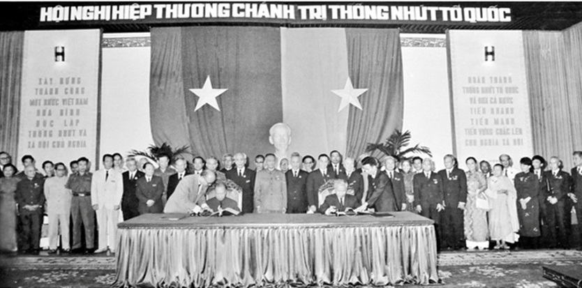 BÀI 17: LIÊN BANG NGA TỪ NĂM 1991 ĐẾN NAY(19 CÂU) NHẬN BIẾT (7 CÂU)Câu 1: Sau khi Liên Xô tan rã,A. Liên bang Nga là quốc gia kế tục.B. Trung Quốc là quốc gia kế tục.C. Triều Tiên là quốc gia kế tục.D. Cu-ba là quốc gia kế tục.Câu 2: Kinh tế Liên bang Nga phát triển qua mấy giai đoạn?A. Hai giai đoạn.B. Ba giai đoạn.C. Bốn giai đoạn.D. Năm giai đoạn.Câu 3: Giai đoạn 1991 – 1999, kinh tế Liên bang NgaA. phục hồi, tăng trưởng.B. phát triển.C. khủng hoảng.D. không có sự thay đổi.Câu 4: Năm 2020, nền kinh tế Nga đứng thứ mấy châu Âu?A. Thứ ba.B. Thứ tư.C. Thứ hai.D. Thứ năm.Câu 5: Năm 2020, nền kinh tế Nga đứng thứ bao nhiêu thế giới?A. Thứ 9.B. Thứ 10.C. Thứ 11.D. Thứ 12.Câu 6: Chính sách đối ngoại của Nga giai đoạn 2000 đến nay phát triểnA. quan hệ đơn phương.B. quan hệ đa phương.C. quan hệ hữu nghị.D. quan hệ song phương.Câu 7: Đợt sửa đổi Hiến pháp nào của Liên bnag Nga đã tăng lên quyền hạn cho Quốc hội và Tổng thống?A. Năm 2008 và năm 2020.B. Năm 2009 và năm 2019.C. Năm 2007 và năm 2021.D. Năm 2006 và năm 2018. 2. THÔNG HIỂU (4 CÂU)Câu 1: Đâu không phải là tình hình chính trị của Liên bang Nga từ năm 1991 đến nay?A. Hiến pháp của Liên bang Nga được thông qua theo hình thức trưng cầu dân ý.B. Nga xây dựng nhà nước Liên bang theo chế độ tư bản.C. Chú trọng quan hệ với các nước SNG.D. Thực hiện chính sách ngoại giao thân phương Tây (1991 – 1993).Câu 2: Ý nào dưới đây không đúng khi nói về tình hình kinh tế Liên bang Nga giai đoạn 1991 – 1999?A. Thực hiện chuyển đổi mô hình từ kế hoạch hàng hóa tập trung sang kinh tế thị trường tự do bằng chính sách tư nhân hóa.B. Kinh tế Nga rơi vào giai đoạn khủng hoảng.C. Năm 1991, lạm phát tăng lên 1 355 % GDP tăng trưởng âm.D. Tăng trưởng âm, lạm phát phi mã, thâm hụt ngân sách trầm trọng,…Câu 3: Ý nào dưới đây không đúng khi nói về tình hình kinh tế Liên bang Nga từ năm 1999 đến nay?A. Thực hiện các chính sách ngắn hạn.B. Là giai đoạn phục hồi, tăng trưởng nhưng không ổn định.C. Nền kinh tế Nga đứng thứ 5 châu Âu vào năm 2020.D. Thúc đẩy hội nhập với kinh tế thế giới, xây dựng nền kinh tế thị trường, tăng cường vai trò điều tiết vĩ mô của nhà nước.Câu 4: Đâu không phải là chính sách đối ngoại của Liên bang Nga giai đoạn 1991 – 1999?A. Thực hiện chính sách ngoại giao phương Tây (1991 – 1993).B. Từ năm 1994, chuyển sang ‘‘cân bằng Á – Âu’’.C. Chú trọng ngoại giao với các nước trong Cộng đồng các quốc gia độc lập.D. Đối trọng với Mỹ và các nước phương Tây.----------------------------------------------------------- Còn tiếp ----------------------BÀI 19: CHÂU Á TỪ NĂM 1991 ĐẾN NAY(19 CÂU)