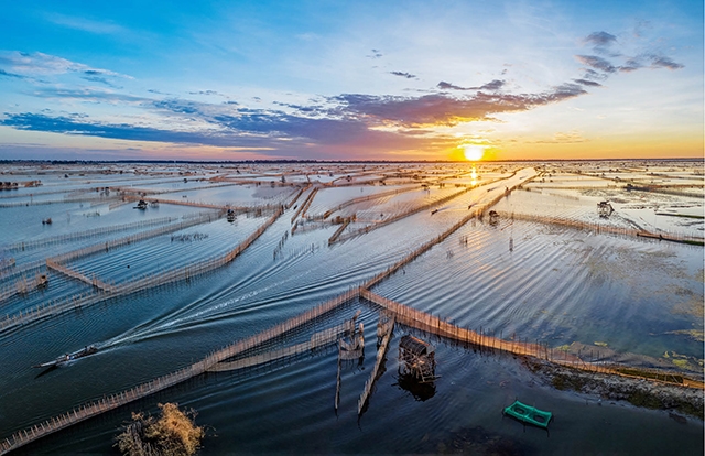 BÀI 34: SỬ DỤNG HỢP LÝ TỰ NHIÊN ĐỂ PHÁT TRIỂN KINH TẾ Ở ĐỒNG BẰNG SÔNG CỬU LONG(29 CÂU) A. CÂU HỎI TRẮC NGHIỆM1. NHẬN BIẾT (15 CÂU)Câu 1: Đồng bằng sông Cửu Long tiếp giáp với vùng nào dưới đây?A. Đồng bằng sông Hồng.B. Trung du miền núi Bắc Bộ.C. Đông Nam Bộ.D. Bắc Trung Bộ.Câu 2: Đồng bằng sông Cửu Long gồm bao nhiêu tỉnh?A. 10B. 11C. 12D. 13Câu 3: Năm 2021, diện tích của Đồng bằng sông Cửu Long bao nhiêu nghìn km2?A. 40,6B. 40,7C. 40,8D. 40,9Câu 4: Năm 2021, mật độ dân số Đồng bằng sông Cửu Long là bao nhiêu người/ km2?A. 426B. 427C. 428D. 429Câu 5: Năm 2021, số dân trong vùng Đồng bằng sông Cửu Long đạt bao nhiêu triệu người?A. 17,4B. 17,5C. 17,6D. 17,7Câu 6: Năm 2021, tỉ lệ gia tăng dân số của Đồng bằng sông Cửu Long làA. 0,54%B. 0,55%C. 0,56%D. 0,57%Câu 7: Đâu là thế mạnh phát triển kinh tế của vùng Đồng bằng sông Cửu Long?A. Vùng có đất phù sa màu mỡ.                   B. Khí hậu đang bị biến đổi.C. Vùng thiếu nước ngọt vào mùa khô.         D. Vùng có than đá trữ lượng lớn.Câu 8: Đâu là hạn chế trong việc phát triển của vùng Đồng bằng sông Cửu Long?A. Thiếu nước ngọt vào mùa khô.                 B. Khí hậu giúp nông nghiệp phát triển.C. Vùng có đất đai màu mỡ.                         D. Sinh vật phong phú đa dạng.Câu 9: Sản xuất lương thực và thực phẩm có vai tròA. Hạn chế các ngành kinh tế khác.B. Đảm bảo an ninh lương thực.C. Sử dụng ít người lao động.D. Chuyển dịch năng suất lao động. Câu 10: Đâu là hướng sử dụng hợp lí tự nhiên ở vùng Đồng bằng sông Cửu Long?A. Lai tạo giống phù hợp với điều kiện tự nhiên.B. Ngưng sử dụng đất bị ô nhiễm, thoái hóa.C. Hạn chế chuyển dịch cơ cấu kinh tế.D. Khai thác rừng triệt để.……………2. THÔNG HIỂU (5 CÂU)Câu 1: Phát biểu nào sau đây không đúng với vai trò sản xuất lương thực và thực phẩm Đồng bằng sông Cửu Long?A. Đảm bảo an ninh lương thực.                         B. Khai thác thế mạnh về tự nhiên.C. Cung cấp nguyên liệu cho dịch vụ.               D. Giải quyết vấn đề việc làm.Câu 2: Đâu không phải là thế mạnh về tự nhiên giúp phát triển sản xuất lương thực và thực phẩm ở Đồng bằng sông Cửu Long?A. Địa hình và đất.                                             B. Khí hậu.C. Khoáng sản.                                                   D. Nguồn nước.----------------------------------------------------------- Còn tiếp ---------------------- BÀI 36: PHÁT TRIỂN CÁC VÙNG KINH TẾ TRỌNG ĐIỂM(28 CÂU)