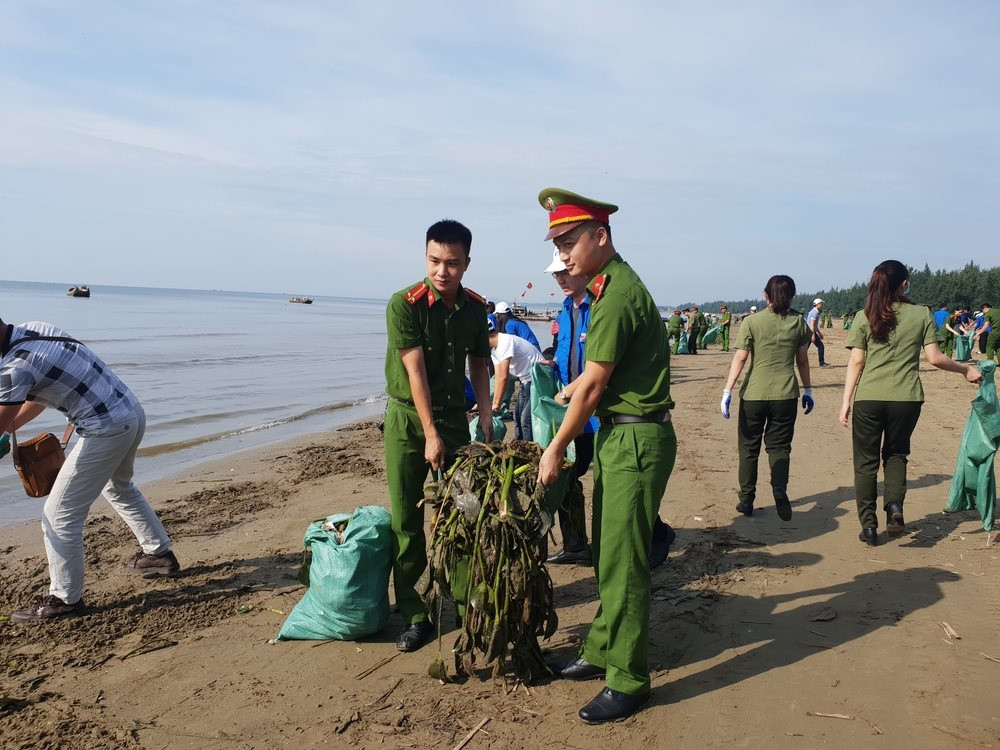 BÀI 9: SINH VẬT BIỂN(10 CÂU) A. CÂU HỎI TRẮC NGHIỆM1. NHẬN BIẾT (4 CÂU)Câu 1: Con vật nào dưới đây sống ở biển?A. Bạch tuộc.B. Cá chép.C. Cá lăng.D. Ba ba. Câu 2: Mỗi loài sinh vật biển đều có:A. Đặc điểm về hình dạng, màu sắc và chi tiết khác nhau.B. Đặc điểm về màu sắc giống nhau.C. Cá thể giống nhau.D. Môi trường sống khác nhau. Câu 3: Để thực hành tạo sản phẩm mĩ thuật về đề tài sinh vật biển cần mấy bước?A. Sáu bước.B. Năm bước.C. Bốn bước.D. Ba bước. Câu 4: Sáng tạo sản phẩm mĩ thuật đề tài sinh vật biển là:A. Cách thể hiện tình yêu với quê hương, đất nước.B. Cách thể hiện tình yêu với các loài sinh vật biển và môi trường sống của chúng.C. Cách thể hiện tình yêu với gia đình.D. Cách thể hiện sự sáng tạo với môi trường biển. 2. THÔNG HIỂU (2 CÂU)Câu 1: Con vật nào dưới đây không sống ở biển?A. Mực.B. Cá voi.C. Cá heo.D. Cá lăng. Câu 2: Để vẽ sản phẩm mĩ thuật đề tài sinh vật biển không cần vật liệu nào sau đây?A. Màu nước.B. Bút chì.C. Cọ vẽ.D. Com-pa. 3. VẬN DỤNG (2 CÂU)Câu 1: Bức tranh nào dưới đây vẽ về sinh vật biển?A.B.C.D. Câu 2: Quan sát tranh vẽ dưới đây và cho biết bức tranh được vẽ bằng gì?A. Màu sáp.B. Màu nước.C. Màu chì.D. Màu bột. ---------------- Còn tiếp ------------------CHỦ ĐỀ 5: ĐẠI DƯƠNG XANHBÀI 10: BẢO VỆ MÔI TRƯỜNG BIỂN(11 CÂU)