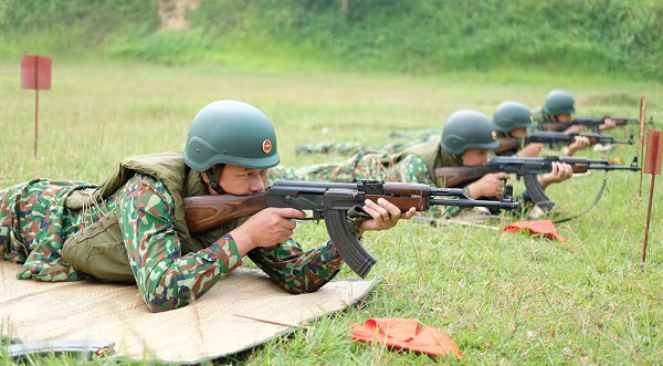 BÀI 6. KĨ THUẬT BẮN SÚNG TIỂU LIÊN AK I. MỤC TIÊU1. Về kiến thứcSau bài học này, HS sẽ:Nêu được một số nội dung cơ bản về lí thuyết và động tác, kĩ thuật bắn mục tiêu cố định ban ngày bằng súng tiểu liên AK;Biết thực hành bắn trúng mục tiêu cố định ban ngày bằng súng tiểu liên AK.2. Năng lựcNăng lực chung: Năng lực giao tiếp và hợp tác: khả năng thực hiện nhiệm vụ một cách độc lập hay theo nhóm; Trao đổi tích cực với giáo viên và các bạn khác trong lớp.Năng lực tự chủ và tự học: biết lắng nghe và chia sẻ ý kiến cá nhân với bạn, nhóm và GV. Tích cực tham gia các hoạt động trong lớp.Giải quyết vấn đề và sáng tạo: biết phối hợp với bạn bè khi làm việc nhóm, tư duy logic, sáng tạo khi giải quyết vấn đề.Năng lực đặc thù:Năng lực nhận thức các vấn đề về quốc phòng, an ninh: Nêu được một số nội dung cơ bản về lí thuyết và động tác, kĩ thuật bắn mục tiêu cố định ban ngày bằng súng tiểu liên AK.Năng lực vận dụng kiến thức, kĩ năng quân sự đã học vào cuộc sống: Biết thực hành bắn trúng mục tiêu cố định ban ngày bằng súng tiểu liên AK.3. Phẩm chất:Tích cực học tập, tìm hiểu lí thuyết bắn. Tự giác luyện tập thành thạo động tác bắn tại chỗ của súng tiểu liên AK.Có ý thức giữ gìn vũ khí trang bị, chấp hành nghiêm quy tắc khi sử dụng súng trong quá trình học tập.II. THIẾT BỊ DẠY HỌC VÀ HỌC LIỆU1. Đối với giáo viênSGK, SGV, SBT môn Giáo dục quốc phòng và an ninh lớp 12, Giáo án;Súng tiểu liên AK, túi đựng hộp tiếp đạn, bộ tranh lí thuyết bắn, bảng kẻ cách kiểm tra độ trúng, sơ đồ điều kiện bài bắn mục tiêu cố định ban ngày, giá treo tranh, que chỉ, bảng ngắm, thước mm, bút chì, bia đồng tiền, bao cát, bia số 4, mô hình đầu ngắm, khe ngắm phóng to, điểm dấu.Bãi tập bắn bằng phẳng, có chính diện ít nhất 20 m; chiều sâu ít nhất 100 m. Trên bãi tập bố trí các bệ nằm bắn của súng tiểu liên AK.2. Đối với học sinhSGK, SBT môn Giáo dục quốc phòng và an ninh lớp 12.Vở ghi, bút, tranh ảnh, tư liệu sưu tầm có liên quan đến nội dung bài học và dụng cụ học tập theo yêu cầu của GV.III. TIẾN TRÌNH DẠY HỌCA. HOẠT ĐỘNG KHỞI ĐỘNGa. Mục tiêu: Giúp HS bước đầu hình dung được động tác bắn của súng tiểu liên AK. Đồng thời, khơi gợi sự hứng khởi, niềm đam mê, sở thích khám phá của nội dung bài học mới.b. Nội dung: HS quan sát hình và thực hiện yêu cầu của GV.c. Sản phẩm học tập: HS nêu được việc làm trong hình.d. Tổ chức thực hiện: Bước 1: GV chuyển giao nhiệm vụ học tập- GV yêu cầu HS quan sát hình 6.1: - GV nêu câu hỏi: Các chiến sĩ trong hình đang làm gì?Bước 2: HS thực hiện nhiệm vụ học tập- HS quan sát hình, vận dụng hiểu biết bản thân, suy nghĩ câu trả lời.- GV quan sát, hướng dẫn và hỗ trợ HS (nếu cần thiết).Bước 3: Báo cáo kết quả hoạt động và thảo luận- GV mời 1 - 2 HS trả lời câu hỏi: Các chiến sĩ trong hình đang luyện tập bắn súng tiểu liên AK. - Các HS khác nhận xét, bổ sung (nếu có).Bước 4: Đánh giá kết quả, thực hiện nhiệm vụ học tập- GV nhận xét, đánh giá, tuyên dương câu trả lời của HS.- GV dẫn dắt vào nội dung bài. Để bắn được súng tiểu liên AK em cần biết những kiến thức nào? Động tác bắn như thế nào là chuẩn?…. Tất cả câu hỏi này sẽ được trả lời trong bài học hôm nay - Bài 6. Kĩ thuật bắn súng tiểu liên AK.B. HOẠT ĐỘNG HÌNH THÀNH KIẾN THỨCHoạt động 1. Tìm hiểu một số nội dung cơ bản về lí thuyết bắna. Mục tiêu: HS trình bày được khái niệm về ngắm bắn.b. Nội dung: HS đọc thông tin trong SGK tr.47 - 48 và trả lời câu hỏi.c. Sản phẩm học tập: HS dựa vào kiến thức và phần chuẩn bị để nêu thực hiện yêu cầu.d. Tổ chức thực hiện: HOẠT ĐỘNG CỦA GV - HSDỰ KIẾN SẢN PHẨMNhiệm vụ 1: Tìm hiểu khái niệm về ngắm bắnBước 1: GV chuyển giao nhiệm vụ học tập- GV yêu cầu HS làm việc cá nhân, đọc thông tin SGK tr.47 và trình bày khái niệm về ngắm bắn. Kĩ thuật ngắm bắnBước 2: HS thực hiện nhiệm vụ học tập- HS đọc thông tin SGK tr.47 và thực hiện nhiệm vụ.- GV quan sát, hướng dẫn và hỗ trợ HS (nếu cần thiết).Bước 3: Báo cáo kết quả hoạt động và thảo luận- GV mời đại diện 1 - 2 HS trình bày kết quả- Các HS khác nhận xét, bổ sung (nếu có).- HS ghi chép nội dung, chia sẻ và phát biểu ý kiến (nếu có).Bước 4: Đánh giá kết quả, thực hiện nhiệm vụ học tập- GV nhận xét và thống nhất nội dung.- GV chuyển sang nhiệm vụ tiếp theo.I. Một số nội dung cơ bản về lí thuyết bắn1. Khái niệm về ngắm bắn- Ngắm bắn là xác định góc bắn và hướng bắn cho súng để đưa quỹ đạo đường đạn đi qua điểm định bắn trúng trên mục tiêu. Nhiệm vụ 2: Tìm hiểu định nghĩa các yếu tố về ngắm bắnBước 1: GV chuyển giao nhiệm vụ học tập- GV yêu cầu HS thảo luận theo cặp đôi và nêu định nghĩa về đường ngắm cơ bản, điểm ngắm đúng và đường ngắm đúng.Hình 6.2. Đường ngắm cơ bảnHình 6.3. Đường ngắm đúng- GV mở rộng kiến thức, yêu cầu HS trả lời câu hỏi: Đường ngắm cơ bản và đường ngắm đúng khác nhau như thế nào?Bước 2: HS thực hiện nhiệm vụ học tập- HS đọc thông tin SGK   tr.47, thảo luận theo cặp và thực hiện nhiệm vụ.- GV quan sát, hướng dẫn và hỗ trợ HS (nếu cần thiết).Bước 3: Báo cáo kết quả hoạt động và thảo luận- GV mời đại diện 2 - 3 cặp đôi trình bày kết quả.- Các HS khác nhận xét, bổ sung (nếu có).- HS ghi chép nội dung, chia sẻ và phát biểu ý kiến (nếu có).Bước 4: Đánh giá kết quả, thực hiện nhiệm vụ học tập- GV nhận xét và thống nhất nội dung.- GV chuyển sang nhiệm vụ tiếp theo.2. Định nghĩa các yếu tố về ngắm bắn- Đường ngắm cơ bản là đường thẳng từ mắt người ngắm qua điểm chính giữa mép trên khe ngắm đến điểm chính giữa mép trên đầu ngắm (Hình 6.2).- Điểm ngắm đúng là điểm được xác định trước, sao cho khi ngắm vào đó để bắn thì quỹ đạo của đường đạn đi qua điểm định bắn trúng trên mục tiêu.- Đường ngắm đúng là đường ngắm cơ bản được dóng vào điểm ngắm đã xác định với điều kiện mặt súng phải thăng bằng (Hình 6.3).  Nhiệm vụ 3: Tìm hiểu về ảnh hưởng của ngắm sai đến kết quả bắn- GV vận dụng phương pháp thảo luận nhóm và dạy học theo trạm; chia lớp thành 4 nhóm và giao nhiệm vụ cụ thể cho từng nhóm:+ Nhóm 1: Tìm hiểu về  ngắm sai đường ngắm cơ bản. + Nhóm 2: Tìm hiểu về ngắm sai điểm ngắm và mặt súng không thăng bằng. Bước 2: HS thực hiện nhiệm vụ học tập- HS quan sát hình ảnh (Đính kèm bên dưới phần Nhiệm vụ 3), đọc thông tin trong SGK tr. 48 - 49, thảo luận nhóm và thực hiện nhiệm vụ. - GV theo dõi, điều hành và giúp đỡ HS thảo luận (nếu cần thiết).Bước 3: Báo cáo kết quả hoạt động và thảo luận- GV chiếu các hình ảnh lên slide và gọi HS trả lời để kiểm tra, đánh giá kết quả thảo luận nhóm.- Các nhóm khác nhận xét, bổ sung (nếu có).Bước 4: Đánh giá kết quả, thực hiện nhiệm vụ học tập- GV nhận xét và thống nhất về cách nhận biết quân hiệu, cấp hiệu, phù hiệu và trang phục các quân, binh chủng trong quân đội.- GV chuyển sang nhiệm vụ tiếp theo.3. Ảnh hưởng của ngắm sai đến kết quả bắna) Ngắm sai đường ngắm cơ bản - Người bắn lấy sai góc bắn (tăng hoặc giảm) và hướng bắn (lệch phải hoặc lệch trái). - Sai lệch này ảnh hưởng rất lớn đến kết quả bắn, cụ thể:+ Nếu điểm chính giữa mép trên đầu ngắm thấp (hoặc cao) hơn điểm chính giữa mép trên khe ngắm, thì điểm chạm sẽ thấp (hoặc cao) hơn điểm định bắn trúng (Hình 6.4a).+ Nếu điểm chính giữa mép trên đầu ngắm lệch phải (hoặc trái) so với điểm chính giữa mép trên khe ngắm, thì điểm chạm sẽ lệch phải (hoặc trái) so với điểm định bắn trúng (Hình 6.4b).+ Nếu điểm chính giữa mép trên đầu ngắm vừa cao vừa lệch phải (hoặc trái) so với điểm chính giữa mép trên khe ngắm, thì điểm chạm sẽ vừa cao vừa lệch phải (hoặc trái) so với điểm định bắn trúng (Hình 6.4c).+ Nếu điểm chính giữa mép trên đầu ngắm vừa thấp vừa lệch phải (hoặc trái) so với điểm chính giữa mép trên khe ngắm, thì điểm chạm sẽ vừa thấp vừa lệch phải (hoặc trái) so với điểm định bắn trúng (Hình 6.4d).b) Ngắm sai điểm ngắm- Khi đường ngắm cơ bản đã chính xác, mặt súng thăng bằng, nếu điểm ngắm sai lệch so với điểm ngắm đúng bao nhiêu thì điểm chạm trên mục tiêu sẽ sai lệch so với điểm định bắn trúng bấy nhiêu, cụ thể:+ Điểm ngắm thấp hơn hoặc cao hơn so với điểm ngắm đúng thì điểm chạm sẽ thấp hơn hoặc cao hơn điểm định bắn trúng (Hình 6.5a).+ Điểm ngắm lệch sang phải (hoặc trái) so với điểm ngắm đúng thì điểm chạm sẽ lệch sang phải (hoặc trái) so với điểm định bắn trúng (Hình 6.5b).c) Mặt súng không thăng bằng- Khi đã có đường ngắm cơ bản và điểm ngắm đúng nếu mặt súng nghiêng về bên nào thì điểm chạm sẽ lệch về bên đó và thấp xuống (Hình 6.6).---------------- Còn tiếp ------------------Ngày soạn:…/…/…Ngày dạy:…/…/… BÀI 7. TÌM VÀ GIỮ PHƯƠNG HƯỚNG I. MỤC TIÊU1. Về kiến thứcSau bài học này, HS sẽ:Nêu được kĩ thuật, phương pháp tìm và giữ phương hướng trong hoạt động cá nhân; Biết tìm và giữ phương hướng của cá nhân trong các điều kiện khác nhau.2. Năng lựcNăng lực chung: Năng lực giao tiếp và hợp tác: khả năng thực hiện nhiệm vụ một cách độc lập hay theo nhóm; Trao đổi tích cực với giáo viên và các bạn khác trong lớp.Năng lực tự chủ và tự học: biết lắng nghe và chia sẻ ý kiến cá nhân với bạn, nhóm và GV. Tích cực tham gia các hoạt động trong lớp.Giải quyết vấn đề và sáng tạo: biết phối hợp với bạn bè khi làm việc nhóm, tư duy logic, sáng tạo khi giải quyết vấn đề.Năng lực đặc thù:Năng lực vận dụng kiến thức, kĩ năng quân sự đã học vào cuộc sống: Nêu được kĩ thuật, phương pháp tìm và giữ phương hướng trong hoạt động cá nhân. Biết quan sát và nhận biết được những dấu hiệu, đặc điểm cần thiết trong tìm và giữ phương hướng trong mọi địa hình, điều kiện thời tiết khác nhau.Tự tìm được phương hướng và không bị lạc đường trong những điều kiện khác nhau.3. Phẩm chất:Tích cực, tự giác trong luyện tập nắm chắc kĩ thuật, phương pháp tìm phương hướng.Chủ động nắm chắc phương hướng, đường đi trong các hoạt động của cá nhân.II. THIẾT BỊ DẠY HỌC VÀ HỌC LIỆU1. Đối với giáo viênSGK, SGV, SBT môn Giáo dục quốc phòng và an ninh lớp 12, Giáo án;Địa bàn, bản đồ (khu vực học tập); ảnh theo các hình trong SGK; đồng hồ đeo tay, que nhỏ, gậy, sỏi hoặc đá nhỏ (để xếp chòm sao) và các tài liệu khác có liên quan.2. Đối với học sinhSGK, SBT môn Giáo dục quốc phòng và an ninh lớp 12.Vở ghi, bút, tranh ảnh, tư liệu sưu tầm có liên quan đến nội dung bài học và dụng cụ học tập theo yêu cầu của GV.III. TIẾN TRÌNH DẠY HỌCA. HOẠT ĐỘNG KHỞI ĐỘNGa. Mục tiêu: Tạo hứng thú cho HS và hướng HS tìm hiểu về cách xác định và giữ phương hướng trong bài học mới.b. Nội dung: HS quan sát hình và thực hiện yêu cầu của GV.c. Sản phẩm học tập: HS nêu được cách xác định phương hướng trong tình huống ở SGK.d. Tổ chức thực hiện: Bước 1: GV chuyển giao nhiệm vụ học tập- GV yêu cầu HS quan sát hình 7.1: - GV nêu tình huống: Trong một lần đi dã ngoại cùng bạn bè, do mải mê ngắm cảnh, Hà đã lạc các bạn trong đoàn từ lâu mà không biết, lúc này trời cũng sắp tối.- GV nêu câu hỏi: Theo em, Hà nên làm gì trong trường hợp này?Bước 2: HS thực hiện nhiệm vụ học tập- HS quan sát hình, vận dụng hiểu biết bản thân, suy nghĩ câu trả lời.- GV quan sát, hướng dẫn và hỗ trợ HS (nếu cần thiết).Bước 3: Báo cáo kết quả hoạt động và thảo luận- GV mời 1 - 2 HS trả lời câu hỏi: Hà nên bình tĩnh và xác định lại phương hướng, tìm cách ra khỏi vị trí bị lạc và tập trung cùng với đoàn. - Các HS khác nhận xét, bổ sung (nếu có).Bước 4: Đánh giá kết quả, thực hiện nhiệm vụ học tập- GV nhận xét, đánh giá, tuyên dương câu trả lời của HS.- GV dẫn dắt vào nội dung bài. Làm thế nào để xác định phương hướng? Khi tìm được phương hướng chính xác, phải làm gì để đi đúng phương hướng đó?…. Tất cả câu hỏi này sẽ được trả lời trong bài học hôm nay - Bài 7. Tìm và giữ phương hướng.B. HOẠT ĐỘNG HÌNH THÀNH KIẾN THỨCHoạt động 1: Tìm hiểu về cách tìm phương hướnga. Mục tiêu: Thông qua hoạt động, HS nắm được ý nghĩa và kĩ thuật tìm phương hướng.b. Nội dung: - GV hướng dẫn HS đọc thông tin SGK tr.61 - 66 và tóm tắt nội dung.- GV rút ra kết luận về ý nghĩa và kĩ thuật tìm phương hướng. c. Sản phẩm học tập: Câu trả lời của HS về ý nghĩa và kĩ thuật tìm phương hướng.d. Tổ chức hoạt động:HOẠT ĐỘNG CỦA GV - HSDỰ KIẾN SẢN PHẨMNhiệm vụ 1: Tìm hiểu ý nghĩa của hoạt động tìm phương hướngBước 1: GV chuyển giao nhiệm vụ học tập- GV yêu cầu HS làm việc cá nhân, đọc thông tin trong SGK tr.61 và trình bày về ý nghĩa của việc tìm phương hướng. Những phương hướng cơ bảnBước 2: HS thực hiện nhiệm vụ học tập- HS đọc thông tin, quan sát hình ảnh SGK tr.61, trả lời câu hỏi.- HS nghe giảng và ghi chép tóm tắt nội dung.- HS rút ra kết luận về ý nghĩa của việc tìm phương hướng. - GV hướng dẫn, theo dõi, hỗ trợ HS khi cần.Bước 3: Báo cáo kết quả hoạt động và thảo luận- GV mời đại diện 1- 2 HS trình bày câu trả lời. - HS ghi chép nội dung, chia sẻ và phát biểu ý kiến (nếu có).Bước 4: Đánh giá kết quả, thực hiện nhiệm vụ học tập- GV nhận xét, tổng kết.- GV chuyển sang nội dung tiếp theo.Tìm phương hướng1. Ý nghĩa- Tìm phương hướng giúp con người xác định được hướng cần đi trong những điều kiện khác nhau.- Trong hoạt động quân sự, tìm phương hướng có ý nghĩa hết sức quan trọng, giúp người chiến sĩ xác định được:+ vị trí chiến đấu;+ địa hình tác chiến, hướng địch;+ đường cơ động, điểm đến khi nhận và thực hành nhiệm vụ chiến đấu. Nhiệm vụ 2: Tìm hiểu kĩ thuật tìm phương hướngBước 1: GV chuyển giao nhiệm vụ học tập- GV trình chiếu video cho HS quan sát để hiểu hơn về bài học.Video: Sinh tồn trong rừng: Cách xác định phương hướng khi bị lạc trong rừng sâu. https://www.youtube.com/watch?v=wsMQhRHXnk4- GV chia lớp thành 10 nhóm (2 nhóm thực hiện chung 1 nhiệm vụ).- GV yêu cầu các nhóm đọc thông tin trong SGK tr.61 - 66 và giao nhiệm vụ cụ thể:+ Nhóm 1, 2: Tìm hiểu kĩ thuật tìm phương hướng sử dụng địa bàn, bản đồ. + Nhóm 3, 4: Tìm hiểu kĩ thuật tìm phương hướng dựa vào Mặt Trời. + Nhóm 5, 6: Tìm hiểu kĩ thuật tìm phương hướng dựa vào Mặt Trăng. + Nhóm 7, 8: Tìm hiểu kĩ thuật tìm phương hướng dựa vào sao. + Nhóm 9, 10: Tìm hiểu kĩ thuật tìm phương hướng dựa vào các yếu tố khác. Bước 2: HS thực hiện nhiệm vụ học tập- HS thảo luận nhóm, đọc thông tin, quan sát hình ảnh và trả lời câu hỏi.- GV hướng dẫn, theo dõi, hỗ trợ HS khi cần.Bước 3: Báo cáo kết quả hoạt động và thảo luận- GV mời đại diện các nhóm trình bày câu trả lời. - HS ghi chép nội dung, chia sẻ và phát biểu ý kiến (nếu có).Bước 4: Đánh giá kết quả, thực hiện nhiệm vụ học tập- GV nhận xét, tổng kết.- GV chuyển sang nội dung tiếp theo.2. Kĩ thuật tìm phương hướnga. Sử dụng địa bàn, bản đồ- Sử dụng địa bàn (Hình 7.2, 7.3). (Đính kèm bên dưới phần Nhiệm vụ 2)+ Tác dụng của địa bàn: Tìm phương hướng trên thực địa.Định hướng bản đồ, sơ đồ, bản vẽ.Đo, dựng góc phương vị trên bản đồ và ngoài thực địa.Tuỳ thuộc vào cấu tạo của từng địa bàn còn có thể đo cự li trên bản đồ và đo độ dốc ngoài thực địa. + Cấu tạo của địa bàn gồm: bỏ địa bàn, bộ phận kim nam châm, mặt số và một số bộ phận khác. - Sử dụng bản đồ:+ Định hướng bản đồ dựa vào địa vật dài thẳng (Hình 7.4). (Đính kèm bên dưới phần Nhiệm vụ 2)+ Định hướng bản đồ dựa vào đường phương hướng giữa hai địa vật (Hình 7.5). (Đính kèm bên dưới phần Nhiệm vụ 2)b. Dựa vào Mặt TrờiXác định phương hướng dựa vào vị trí của mặt trời ở các thời điểm:+ Khoảng 6 giờ, Mặt Trời ở hướng đông (Mặt Trời mọc).+ Khoảng 12 giờ, Mặt Trời trên đỉnh đầu và hơi chếch về hướng nam.+ Khoảng 18 giờ Mặt Trời ở hướng tây (Mặt Trời lặn).- Ngoài ra còn có thể xác định phương hướng dựa vào phương pháp:+ Dựa vào Mặt Trời và gậy.+ Dựa vào Mặt Trời và đồng hồ đeo tay. (Đính kèm bên dưới phần Nhiệm vụ 2)c. Dựa vào Mặt Trăng- Vào những ngày đầu tháng âm lịch, Mặt Trăng khuyết về hướng đông.- Vào những ngày cuối tháng âm lịch, Mặt Trăng khuyết về hướng tây. (Hình 7.8) (Đính kèm bên dưới phần Nhiệm vụ 2)d. Dựa vào sao- Dựa vào sao Bắc Cực (Hình 7.9). (Đính kèm bên dưới phần Nhiệm vụ 2) - Dựa vào sao Kim e. Dựa vào các yếu tố khác- Dựa vào đặc điểm của một số thực vật:+ Dựa vào mật độ rêu mọc.+ Dựa vào sự phát triển của cây độc lập.( Hình 7.10, 7.11) (Đính kèm bên dưới phần Nhiệm vụ 2) - Dựa vào tập tính của một số động vật.- Dựa vào dòng chảy của một số sông lớn ở Việt Nam. ---------------- Còn tiếp ------------------II. TRẮC NGHIỆM KÌ 2 QUỐC PHÒNG AN NINH 12 KẾT NỐI TRI THỨCPhiếu trắc nghiệm Quốc phòng an ninh 12 kết nối Bài 5: Truyền thống và nghệ thuật đánh giặc giữ nước của địa phươngPhiếu trắc nghiệm Quốc phòng an ninh 12 kết nối Bài 6: Kĩ thuật bắn súng tiểu liên AKPhiếu trắc nghiệm Quốc phòng an ninh 12 kết nối Bài 7: Tìm và giữ phương hướngPhiếu trắc nghiệm Quốc phòng an ninh 12 kết nối Bài 8: Vận dụng các tư thế, động tác cơ bản khi vận động trong chiến đấuPhiếu trắc nghiệm Quốc phòng an ninh 12 kết nối Bài 9: Chạy vũ trangBÀI 5. TRUYỀN THỐNG VÀ NGHỆ THUẬT ĐÁNH GIẶC GIỮ NƯỚC CỦA ĐỊA PHƯƠNGA. TRẮC NGHIỆM1. NHẬN BIẾT (15 câu)Câu 1: Có bao nhiêu lực lượng vũ trang ở địa phương?A. 3.B. 5.C. 6.D. 7.Câu 2: Bộ đội địa phương do cơ quan nào trực tiếp chỉ huy?A. chính quyền địa phương.B. Bộ quốc phòng.C. Bộ Tổng tham mưu.D. Cơ quan quân sự địa phương.Câu 3: Lực lượng vũ trang quần chúng không thoát li sản xuất, công tác, được tổ chức ở địa phương làA. Bộ đội biên phòng.B. Công an cấp tỉnh.C. Dân quân tự vệ.D. Bộ đội địa phương.Câu 4: Lực lượng vũ trang ở địa phương đặt dưới sự lãnh đạo trực tiếpA. Đảng Cộng sản Việt Nam.B. Mặt trận Tổ quốc Việt Nam.C. Quốc hội nước Việt Nam.D. Chính phủ Việt Nam.Câu 5: Lực lượng dân quân tự vệ được tổ chức như thế nào?A. Lực lượng dự bị và lực lượng rộng rãi.B. Lực lượng nòng cốt và lực lượng rộng rãi.C. Lực lượng quân sự và lực lượng an ninh nhân dân.D. Lực lượng thường trực và lực lượng đánh địch tại chỗ.Câu 6:Dân quân được tổ chức ở:A. Xã, phường, thị trấn.B. Cơ quan, tổ chức nhà nước.C. Xã, phường, cơ quan nhà nước.D. Xã, Phường, đơn vị sự nghiệp.Câu 7: Lực lượng dự bị động viên gồm:A. Quân nhân thường trực và phương tiện kỹ thuậtB. Quân nhân dự bị và phương tiện kỹ thuậtC. Quân nhân chuyên nghiệp và nhân viên kỹ thuậtD. Sĩ quan và hạ sĩ quan quân đội, công anCâu 8: Một trong những nét chính về truyền thống của lực lượng vũ trang địa phương làA. Tuyệt đối trung thành với Đảng, Nhà nước và nhân dân.B. Phụ thuộc vào Đảng và nhà nước.C. Thụ động trong chiến tranh và lao động.D. Sẵn sàng hy sinh bảo vệ tài sản cá nhân.Câu 9: Nhân dân địa phương đã từng tham gia phong trào nào được chi viện sức người sức của cho tiền tuyến?A. Hoạt động phân tán nhỏ, lẻ, xen cái với địch.B. Đồng bào vùng lên khởi nghĩa C. Phong trào Cần Vương D. Thóc không thiếu một cân quân không thiếu một người ……………………..2. THÔNG HIỂU (6 câu)Câu 1: Nhân tố nào quyết định sự ra đời, trưởng thành, phát triển của lực lượng địa phương?A. Sự lãnh đạo của Đảng.B. Sự quản lí của nhà nước.C. Sự chỉ huy của Bộ Quốc Phòng.D. Chiến lược của Tổng cục tham mưu.Câu 2: Đặc điểm của dân quân tự vệ là gì?A. Là lực lượng tự phát, do địa phương tự tổ chức và chỉ có nghĩa vụ bảo vệ địa phươngB. Là lực lượng vũ trang quần chúng không thoát ly sản xuất, công tácC. Là lực lượng bao gồm các công dân thuộc mọi độ tuổiD> Là lực lượng bảo vệ cả nước---------------- Còn tiếp ------------------BÀI 6. KĨ THUẬT BẮN SÚNG TIỂU LIÊN AK