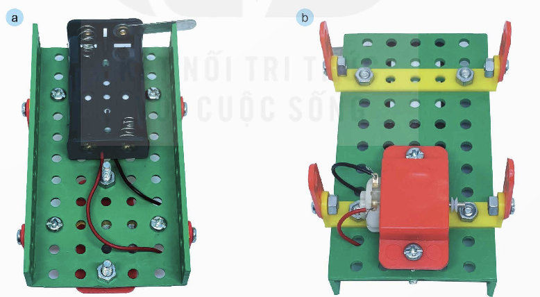 I. SLIDE ĐIỆN TỬ KÌ 2 CÔNG NGHỆ 5 KẾT NỐI TRI THỨCGiáo án điện tử Công nghệ 5 kết nối Bài 4: Thiết kế sản phẩmGiáo án điện tử Công nghệ 5 kết nối Bài 5: Sử dụng điện thoạiGiáo án điện tử Công nghệ 5 kết nối Bài 6: Sử dụng tủ lạnhGiáo án điện tử Công nghệ 5 kết nối Bài 7: Lắp ráp mô hình xe điện chạy bằng pinGiáo án điện tử Công nghệ 5 kết nối Bài 8: Mô hình máy phát điện gióGiáo án điện tử Công nghệ 5 kết nối Bài 9: Mô hình điện mặt trờiBÀI 7: LẮP RÁP MÔ HÌNH XE ĐIỆN CHẠY BẰNG PIN1. TÌM HIỂU SẢN PHẨM MẪU- Em từng có đồ chơi mô hình chạy bằng pin nào chưa?- Mô hình xe điện chạy bằng pin gồm có những bộ phận nào?2. CHI TIẾT, VẬT LIỆU, DỤNG CỤ- Để lắp ráp hoàn chỉnh mô hình xe điện chạy bằng pin cần chuẩn bị những gì?- Những dụng cụ nào là cần thiết để lắp ráp các bộ phận của xe?- Những dụng cụ nào cần để hỗ trợ cho việc lắp ráp mô hình xe điện chạy bằng pin?3. THỰC HÀNH - Sau khi lắp ráp mô hình xe điện chạy bằng pin, sản phẩm cần đạt những yêu cầu gì?- Trình bày thứ tự lắp ráp mô hình xe điện chạy bằng pin? - Sau khi lắp ráp xong mô hình, em có cần phải kiểm tra lại không? Nếu có thì sẽ cần phải kiểm tra những gì?- Cần phải làm gì để kiểm tra xe có hoạt động được hay không?- Khi lắp pin vào mô hình cần lưu ý điều gì?4. GIỚI THIỆU, ĐÁNH GIÁ VÀ HOÀN THIỆN SẢN PHẨM- Đánh giá sản phẩm dựa trên những tiêu chí nào?- Em sẽ trưng bày sản phẩm của mình ở đâu?- Khi lắp ráp đúng các bộ phần, nhưng mô hình xe điện chạy bằng pin vẫn không hoạt động được thì cần phải kiểm tra cái gì?- Em hãy tự nhớ lại các bước để tự thực hành lắp ráp mô hình xe điện chạy bằng pin?------------------------- Còn tiếp -------------------------BÀI 9: MÔ HÌNH ĐIỆN MẶT TRỜI1. ĐIỆN ĐƯỢC TẠO RA TỪ PIN MẶT TRỜI- Em biết những nguồn nào tạo ra dòng điện?- Theo em ánh sáng mặt trời có thể tạo ra dòng điện không?- Em hãy tìm hiểu thêm thông tin và cho biết ánh sáng mặt trời tạo ra dòng điện như thế nào?- Để ánh sáng mặt trời tạo ra dòng điện thì điều kiện cần là gì?- Trong mô hình điện dùng năng lượng mặt trời gồm các bộ phận nào?- Tấm pin mặt trời có tác dụng gì trong mô hình?2. THỰC HÀNH LẮP RÁP MÔ HÌNH MÁY ĐIỆN MẶT TRỜI- Các bộ phận chính của mô hình điện mặt trời là gì?- Trong mô hình, bộ phận nào tạo ra dòng điện?- Sau khi lắp ráp xong mô hình máy phát điện mặt trời, sản phẩm cần đạt những yêu cầu gì?- Chức năng của tấm pin mặt trời là gì?- Khung giá đỡ gồm những bộ phận nào?- Dây dẫn điện có tác dụng gì?- Thiết bị tiêu thụ năng lượng điện có tác dụng gì?- Khi thay đổi tốc độ độ sáng chiếu vào tấm pin thì độ sáng của bóng đèn led sẽ thay đổi như thế nào?- Để lắp ráp mô hình máy phát điện mặt trời, cần những dụng cụ nào?- Những dụng cụ nào là bộ phận của mô hình, những dụng cụ nào là hỗ trợ cho việc lắp ráp mô hình?- Hãy nêu thứ tự lắp ráp mô hình máy phát điện mặt trời?- Mô hình sản phẩm được đánh giá dựa trên những tiêu chí nào?------------------------- Còn tiếp -------------------------II. BÀI TẬP TỰ LUẬN KÌ 2 CÔNG NGHỆ 5 KẾT NỐI TRI THỨCTự luận Công nghệ 5 kết nối Bài 6: Sử dụng tủ lạnhCâu hỏi tự luận Công nghệ 5 kết nối Bài 7: Lắp ráp mô hình xe điện chạy bằng pinCâu hỏi tự luận Công nghệ 5 kết nối Bài 8: Mô hình máy phát điện gióCâu hỏi tự luận Công nghệ 5 kết nối Bài 9: Mô hình điện mặt trờiPHẦN HAI: THỦ CÔNG KĨ THUẬTBÀI 7: LẮP RÁP MÔ HÌNH XE ĐIỆN CHẠY BẰNG PIN(15 CÂU)1. NHẬN BIẾT (5 CÂU)Câu 1: Mô hình xe điện chạy bằng pin gồm những bộ phận nào?Trả lời:Mô hình gồm có các bộ phận sau:- Khung xe- Trục và bánh xe- Động cơ và hệ truyền động- Nguồn điệnCâu 2: Nêu yêu cầu sản phẩm khi lắp ráp mô hình xe điện chạy bằng pin.Trả lời:Yêu cầu sản phẩm: Đúng và đủ chi tiết; đúng hình dạng, gọn gàng; mối ghép chắc chắn; xe chạy được khi đóng công tắc.Câu 3: Nêu các bước lắp mô hình xe điện chạy bằng pin.Trả lời:Các bước thực hiện như sau:+ Bước 1: Lắp khung xe+ Bước 2: Lắp động cơ và giá pin vào khung xe,.+ Bước 3: Lắp hệ thống truyền động vào trục và bánh xe+ Bước 4: Kiểm tra hoạt động của mô hìnhCâu 4: Cần những chi tiết, vật dụng, dụng cụ nào để lắp khung xe?Trả lời:- Hai thanh chữ U dài- Bốn thanh thẳng 3 lỗ- Một tấm lớnCâu 5: Khi lắp mô hình xe điện chạy bằng pin, cần nối dây điện như thế nào?Trả lời: Nối dây điện màu đỏ vào cực dương, nối dây điện màu đen vào cực âm của động cơ. 2. THÔNG HIỂU (5 CÂU)Câu 1: Khi lắp động cơ và giá pin vào khung xe, cần lắp như thế nào?Trả lời:- Dùng tấm 2 lỗ để cố định động cơ vào khung xe.- Dùng băng dính 2 mặt để cố định giá 2 pin tiểu vào khung xe và nối 2 đầu dây điện của giá 2 pin tiểu với 3 cực của động cơ.- Lưu ý: Nối dây điện màu đỏ vào cực dương, nối dây điện màu đen vào cực âm của động cơ.Câu 2: Khi lắp hệ truyền động vào trục bánh xe, cần lắp như thế nào?Trả lời:- Lắp hệ truyền động vào trục bánh xe và động cơ.- Lắp bánh xxe vào trục bánh xe. ------------------------- Còn tiếp -------------------------PHẦN HAI: THỦ CÔNG KĨ THUẬTBÀI 8: MÔ HÌNH MÁY PHÁT ĐIỆN GIÓ(15 CÂU)1. NHẬN BIẾT (5 CÂU)Câu 1: Nêu cách tạo ra điện gió.Trả lời:Gió làm quay cánh quạt của máy phát điện. Khi cánh quạt chuyển động, máy phát điện gió sẽ tạo ra điện.Câu 2: Máy phát điện gió được dùng để làm gì?Trả lời:Máy phát điện gió đuợc dùng để biến đổi năng lượng gió thành năng lượng điện.Câu 3: Nêu các bộ phận của mô hình máy phát điện gió.Trả lời:Mô hình máy phát điện gió gồm có các bộ phận chính như: máy phát điện cánh quạt, khung giá đỡ, dây dẫn điện và thiết bị tiêu thụ điện.Câu 4: Nêu yêu cầu sản phẩm khi lắp ráp mô hình máy phát điện gió.Trả lời:Yêu cầu sản phẩm: Đúng và đủ các bộ phận; đúng hình dạng; mối ghép chắc chắn; dây dẫn điện gọn gàng; đèn LED phát sáng khi cánh quạt quay; độ sáng đèn LED thay đổi khi tốc độ gió thay đổi.Câu 5: Nêu các bước lắp ráp mô hình máy phát điện gió.Trả lời: - Bước 1: Lắp khung giá đỡ- Bước 2: Lắp đèn LED với dây dẫn điện- Bước 3: Gắn máy phát điện và đèn LED vào khung giá đỡ.- Bước 4: Kiểm tra hoạt động của mô hình2. THÔNG HIỂU (5 CÂU)