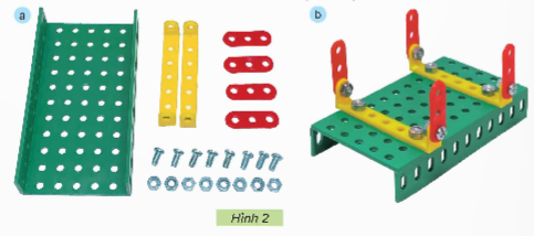 BÀI 7. LẮP RÁP MÔ HÌNH XE ĐIỆN CHẠY BẰNG PINHOẠT ĐỘNG KHỞI ĐỘNG Học sinh thảo luận và trả lời câu hỏi sau:Em từng có đồ chơi mô hình chạy bằng pin nào chưa?HOẠT ĐỘNG HÌNH THÀNH KIẾN THỨCTÌM HIỂU SẢN PHẨM MẪUHoạt động 1: GV đặt câu hỏi hướng dẫn học sinh tìm hiểu:  Mô hình xe điện chạy bằng pin gồm có những bộ phận nào?Sản phẩm dự kiến:  CHI TIẾT, VẬT LIỆU VÀ DỤNG CỤHoạt động 2:GV đưa ra câu hỏi: Để lắp ráp hoàn chỉnh mô hình xe điện chạy bằng pin cần chuẩn bị những gì?Sản phẩm dự kiến:  THỰC HÀNHHoạt động 3:             GV đưa ra câu hỏi:Trình bày thứ tự lắp ráp mô hình xe điện chạy bằng pin?Sản phẩm dự kiến:+ Bước 1: Lắp khung xe+ Bước 2: Lắp động cơ và giá pin vào khung xe+ Bước 3: Lắp hệ truyền động vào trục bánh xe+ Bước 4: Kiểm tra hoạt động của mô hìnhGIỚI THIỆU, ĐÁNH GIÁ VÀ HOÀN THIỆN SẢN PHẨMHoạt động 4:          GV đưa ra câu hỏi:Đánh giá sản phẩm dựa trên những tiêu chí nào?Sản phẩm dự kiến:  HOẠT ĐỘNG LUYỆN TẬPTừ nội dung bài học,GV yêu cầu HS luyện tập làm bàiCâu 1:  Em sẽ trưng bày sản phẩm của mình ở đâu?Câu 2:  Khi lắp ráp đúng các bộ phần, nhưng mô hình xe điện chạy bằng pin vẫn không hoạt động được thì cần phải kiểm tra cái gì?Câu 3:  Em hãy tự nhớ lại các bước để tự thực hành lắp ráp mô hình xe điện chạy bằng pin?HOẠT ĐỘNG VẬN DỤNG