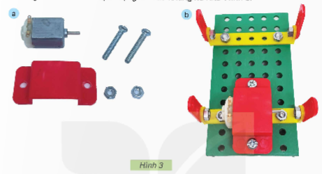 BÀI 7. LẮP RÁP MÔ HÌNH XE ĐIỆN CHẠY BẰNG PINHOẠT ĐỘNG KHỞI ĐỘNG Học sinh thảo luận và trả lời câu hỏi sau:Em từng có đồ chơi mô hình chạy bằng pin nào chưa?HOẠT ĐỘNG HÌNH THÀNH KIẾN THỨCTÌM HIỂU SẢN PHẨM MẪUHoạt động 1: GV đặt câu hỏi hướng dẫn học sinh tìm hiểu:  Mô hình xe điện chạy bằng pin gồm có những bộ phận nào?Sản phẩm dự kiến:  CHI TIẾT, VẬT LIỆU VÀ DỤNG CỤHoạt động 2:GV đưa ra câu hỏi: Để lắp ráp hoàn chỉnh mô hình xe điện chạy bằng pin cần chuẩn bị những gì?Sản phẩm dự kiến:  THỰC HÀNHHoạt động 3:             GV đưa ra câu hỏi:Trình bày thứ tự lắp ráp mô hình xe điện chạy bằng pin?Sản phẩm dự kiến:+ Bước 1: Lắp khung xe+ Bước 2: Lắp động cơ và giá pin vào khung xe+ Bước 3: Lắp hệ truyền động vào trục bánh xe+ Bước 4: Kiểm tra hoạt động của mô hìnhGIỚI THIỆU, ĐÁNH GIÁ VÀ HOÀN THIỆN SẢN PHẨMHoạt động 4:          GV đưa ra câu hỏi:Đánh giá sản phẩm dựa trên những tiêu chí nào?Sản phẩm dự kiến:  HOẠT ĐỘNG LUYỆN TẬPTừ nội dung bài học,GV yêu cầu HS luyện tập làm bàiCâu 1:  Em sẽ trưng bày sản phẩm của mình ở đâu?Câu 2:  Khi lắp ráp đúng các bộ phần, nhưng mô hình xe điện chạy bằng pin vẫn không hoạt động được thì cần phải kiểm tra cái gì?Câu 3:  Em hãy tự nhớ lại các bước để tự thực hành lắp ráp mô hình xe điện chạy bằng pin?HOẠT ĐỘNG VẬN DỤNG