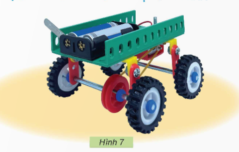 BÀI 7. LẮP RÁP MÔ HÌNH XE ĐIỆN CHẠY BẰNG PINHOẠT ĐỘNG KHỞI ĐỘNG Học sinh thảo luận và trả lời câu hỏi sau:Em từng có đồ chơi mô hình chạy bằng pin nào chưa?HOẠT ĐỘNG HÌNH THÀNH KIẾN THỨCTÌM HIỂU SẢN PHẨM MẪUHoạt động 1: GV đặt câu hỏi hướng dẫn học sinh tìm hiểu:  Mô hình xe điện chạy bằng pin gồm có những bộ phận nào?Sản phẩm dự kiến:  CHI TIẾT, VẬT LIỆU VÀ DỤNG CỤHoạt động 2:GV đưa ra câu hỏi: Để lắp ráp hoàn chỉnh mô hình xe điện chạy bằng pin cần chuẩn bị những gì?Sản phẩm dự kiến:  THỰC HÀNHHoạt động 3:             GV đưa ra câu hỏi:Trình bày thứ tự lắp ráp mô hình xe điện chạy bằng pin?Sản phẩm dự kiến:+ Bước 1: Lắp khung xe+ Bước 2: Lắp động cơ và giá pin vào khung xe+ Bước 3: Lắp hệ truyền động vào trục bánh xe+ Bước 4: Kiểm tra hoạt động của mô hìnhGIỚI THIỆU, ĐÁNH GIÁ VÀ HOÀN THIỆN SẢN PHẨMHoạt động 4:          GV đưa ra câu hỏi:Đánh giá sản phẩm dựa trên những tiêu chí nào?Sản phẩm dự kiến:  HOẠT ĐỘNG LUYỆN TẬPTừ nội dung bài học,GV yêu cầu HS luyện tập làm bàiCâu 1:  Em sẽ trưng bày sản phẩm của mình ở đâu?Câu 2:  Khi lắp ráp đúng các bộ phần, nhưng mô hình xe điện chạy bằng pin vẫn không hoạt động được thì cần phải kiểm tra cái gì?Câu 3:  Em hãy tự nhớ lại các bước để tự thực hành lắp ráp mô hình xe điện chạy bằng pin?HOẠT ĐỘNG VẬN DỤNG