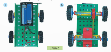 BÀI 7. LẮP RÁP MÔ HÌNH XE ĐIỆN CHẠY BẰNG PINHOẠT ĐỘNG KHỞI ĐỘNG Học sinh thảo luận và trả lời câu hỏi sau:Em từng có đồ chơi mô hình chạy bằng pin nào chưa?HOẠT ĐỘNG HÌNH THÀNH KIẾN THỨCTÌM HIỂU SẢN PHẨM MẪUHoạt động 1: GV đặt câu hỏi hướng dẫn học sinh tìm hiểu:  Mô hình xe điện chạy bằng pin gồm có những bộ phận nào?Sản phẩm dự kiến:  CHI TIẾT, VẬT LIỆU VÀ DỤNG CỤHoạt động 2:GV đưa ra câu hỏi: Để lắp ráp hoàn chỉnh mô hình xe điện chạy bằng pin cần chuẩn bị những gì?Sản phẩm dự kiến:  THỰC HÀNHHoạt động 3:             GV đưa ra câu hỏi:Trình bày thứ tự lắp ráp mô hình xe điện chạy bằng pin?Sản phẩm dự kiến:+ Bước 1: Lắp khung xe+ Bước 2: Lắp động cơ và giá pin vào khung xe+ Bước 3: Lắp hệ truyền động vào trục bánh xe+ Bước 4: Kiểm tra hoạt động của mô hìnhGIỚI THIỆU, ĐÁNH GIÁ VÀ HOÀN THIỆN SẢN PHẨMHoạt động 4:          GV đưa ra câu hỏi:Đánh giá sản phẩm dựa trên những tiêu chí nào?Sản phẩm dự kiến:  HOẠT ĐỘNG LUYỆN TẬPTừ nội dung bài học,GV yêu cầu HS luyện tập làm bàiCâu 1:  Em sẽ trưng bày sản phẩm của mình ở đâu?Câu 2:  Khi lắp ráp đúng các bộ phần, nhưng mô hình xe điện chạy bằng pin vẫn không hoạt động được thì cần phải kiểm tra cái gì?Câu 3:  Em hãy tự nhớ lại các bước để tự thực hành lắp ráp mô hình xe điện chạy bằng pin?HOẠT ĐỘNG VẬN DỤNG