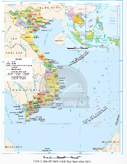 BÀI 14: CHIẾN DỊCH ĐIỆN BIÊN PHỦ NĂM 1954(3 tiết)I. YÊU CẦU CẦN ĐẠT1. Kiến thứcSau bài học này, HS sẽ:Kể lại được diễn biến chính của chiến dịch Điện Biên Phủ năm 1954 có sử dụng tư liệu lịch sử (lược đồ, tranh ảnh và các câu chuyện về kéo pháo ở Điện Biên Phủ, chuyện bắt sống tướng Đờ Ca-xtơ-ri (De Castries),...).Sưu tầm và kể lại được một số câu chuyện về một số anh hùng trong chiến dịch Điện Biên Phủ năm 1954 (ví dụ: Phan Đình Giót, Tô Vĩnh Diện, Bế Văn Đàn,...).2. Năng lựcNăng lực chung: Giao tiếp và hợp tác: biết sử dụng ngôn ngữ kết hợp với lược đồ, tranh ảnh để trình bày về diễn biến chính của chiến dịch Điện Biên Phủ năm 1954.Năng lực riêng: Nhận thức khoa học Lịch sử và Địa lí:: + Trình bày được diễn biến chính của chiến dịch Điện Biên Phủ năm 1954 (câu chuyện về kéo pháo ở Điện Biên Phủ, chuyện bắt sống tướng Đờ Ca-xtơ-ri,...).+ Trình bày được một số câu chuyện về một số anh hùng trong chiến dịch Điện Biên Phủ năm 1954 (ví dụ: Phan Đình Giót, Tô Vĩnh Diện, Bế Văn Đàn,...).Vận dụng kiến thức, kĩ năng đã học: Sử dụng được lược đồ để trình bày diễn diễn biến chính của chiến dịch Điện Biên Phủ năm 1954.3. Phẩm chấtYêu nước: biết ơn những người có công với quê hương, đất nước.II. ĐỒ DÙNG DẠY HỌC1. Đối với giáo viênKế hoạch bài dạy, bài trình chiếu powerpoint.Lược đồ, tranh ảnh có liên quan đến nội dung bài học.SGK Lịch sử và Địa lí 5 – bộ sách Chân trời sáng tạo Bảng con, giấy A4, bút viết,...2. Đối với học sinhSHS Lịch sử và Địa lí 5 bộ sách Chân trời sáng tạo Thông tin, tài liệu, tranh ảnh về làm quen với phương tiện học tập môn Lịch sử và Địa lí. III. CÁC HOẠT ĐỘNG DẠY HỌC HOẠT ĐỘNG CỦA GVHOẠT ĐỘNG CỦA HSA. HOẠT ĐỘNG KHỞI ĐỘNGa. Mục tiêu: Thông qua Hoạt động, HS: - Nhận biết được các mục tiêu của bài học.- Tạo hứng thú trong học tập.  b. Cách tiến hành- GV trình chiếu cho HS hình 1 SGK tr.56.- GV đặt câu hỏi cho HS: Hình 1 gợi cho em điều gì về Điện Biên Phủ?  - GV hướng dẫn HS thực hiện yêu cầu bằng cách gợi ý một số câu hỏi:+ Các nhân vật trong hình đang làm gì?+ Họ đang vận chuyển những gì?+ Họ vận chuyển để làm gì?+ Theo em, trong quá trình vận chuyển, họ sẽ gặp những khó khăn gì? - GV mời 1 – 2 HS xung phong trả lời. Các HS khác lắng nghe, nhận xét, nêu ý kiến bổ sung (nếu có). - GV nhận xét, đánh giá và chốt đáp án:+ Đây là đoàn người vận chuyển lương thực, vũ khí,...bằng xe đạp đến khu tập kết để chuẩn bị cho chiến dịch Điện Biên phú. + Để chuẩn bị cho chiến dịch, hàng vạn xe đạp thồ được trưng dụng để chở đạn đại bác. Các khẩu pháo được tháo rời ra để vận chuyển từng bộ phận bằng xe đạp đến vị trí tập kết và lắp ráp. + Từng đoàn xe đạp chở đầy lương thực, súng đạn, hàng nghìn bè mảng lướt trên sông, chở hàng đến nơi tập kết. tại đó, hàng vạn dân công tiếp tục khiêng gánh trên những đoạn đường mà mà xe đạp, thuyền bè không đi được. tất cả đều cố gắng dốc hết sức người, sức của và tinh thần phục vụ cho chiến dịch. - GV dẫn dắt HS vào bài học: Để hiểu rõ hơn về diễn biến và những câu chuyện liên quan đến chiến dịch Điện Biên Phủ, chúng ta cùng vào bài học ngày hôm nay - Bài 14: Chiến dịch Điện Biên Phủ năm 1954.B. HOẠT ĐỘNG HÌNH THÀNH KIẾN THỨCHoạt động 1: Tìm hiểu về Chiến dịch Điện Biên Phủ năm 1954a. Mục tiêu: Thông qua hoạt động, HS: - Trình bày được diễn biến chính của chiến dịch Điện Biên Phủ năm 1954. - Nêu được ý nghĩa của chiến dịch Điện Biên Phủ năm 1954. b. Cách tiến hành- GV giới thiệu và cung cấp thêm kiến thức cho HS:+ Năm 1946, thực dân Pháp quay trở lại xâm lược Việt Nam. Nhân dân ta tiếp tục cuộc kháng chiến chống Pháp dưới sự lãnh đạo của Chủ tịch Hồ Chí Minh và Đảng Cộng sản Đông Dương (tên gọi của Đảng Cộng sản Việt Nam từ tháng 10- 1930 đến tháng 2-1951).+ Tại vùng rừng núi Tây Bắc, gần biên giới với Lào, Pháp đã xây dựng tập đoàn cứ điểm Điện Biên Phủ hùng mạnh. Tháng 12 - 1953, Bộ Chính trị Trung ương Đảng quyết định mở chiến dịch Điện Biên Phủ nhằm tiêu diệt quân Pháp, giải phóng Tây Bắc, tạo điều kiện giải phóng Lào. - GV yêu cầu HS làm việc theo cặp đôi, đọc thông tin mục 1 và quan sát các hình 2 và 3 SGK tr.57 - 58 thực hiện nhiệm vụ: Hãy nêu diễn biến chính của chiến dịch Điện Biên Phủ năm 1954. - GV mời đại diện 2 nhóm HS trình bày kết quả thảo luận. Các nhóm khác lắng nghe, nhận xét, nêu ý kiến bổ sung (nếu có). - GV nhận xét, đánh giá và kết luận: Chiến dịch Điện Biên Phủ diễn ra 3 đợt:+ Đợt 1 (từ ngày 13 – 3 đến ngày 17-3-1954): quân ta tấn công căn cứ Him Lam và toàn bộ phân khu Bắc.+ Đợt 2 (từ ngày 30 – 3 đến ngày 26-4-1954): quân ta tiến đánh vào phía đông phân khu Trung tâm.+ Đợt 3 (từ ngày 1-5 đến ngày 7-5-1954): quân ta tổng tấn công các căn cứ còn lại ở phân khu Trung tâm và phân khu Nam.+ 17 giờ 30 phút ngày 7 - 5 1954, quân ta - đánh vào hầm chỉ huy của Pháp, bắt sống tướng Đờ Ca-xtơ-ri. Toàn bộ Ban tham mưu của Pháp đầu hàng.- GV cho HS xem video “Hồi ức của người bắt sống tướng De Castries”https://youtu.be/k4QgQZ6upts - GV mời một số HS trả lời câu hỏi:+ Theo em, tướng Đờ Cát-xtơ-ri là ai và em có nhận xét gì về nhân vật này?+ Việc bắt sống tướng Đờ Cát-xtơ-ri thể hiện điều gì? ......................     - HS quan sát hình ảnh.        - HS lắng nghe câu hỏi.  - HS lắng nghe.       - HS trả lời câu hỏi.  - HS lắng nghe, tiếp thu.         -  HS lắng nghe, chuẩn bị vào bài học mới.       - HS lắng nghe, tiếp thu.        - HS lắng nghe nhiệm vụ.           - Các HS trả lời câu hỏi.   - HS lắng nghe, tiếp thu.                    - HS xem video.   - HS trả lời câu hỏi. ...................... --------------- Còn tiếp --------------- Ngày soạn:…/…/…Ngày dạy:…/…/…BÀI 18: NƯỚC CỘNG HÒA DÂN CHỦ NHÂN DÂN LÀO(3 tiết)I. YÊU CẦU CẦN ĐẠT1. Kiến thứcSau bài học này, HS sẽ:Xác định được vị trí địa lí của nước Lào trên bản đồ hoặc lược đồ.Nêu được một số đặc điểm cơ bản về tự nhiên và dân cư của nước Lào.Sưu tầm một số tư liệu (tranh ảnh, câu chuyện lịch sử,...), tìm hiểu và mô tả được một số công trình tiêu biểu của Lào: Cánh đồng Chum, Cố đô Luông Pha-băng (Luang Prabang), Thạt Luổng....,...2. Năng lựcNăng lực chung: Giao tiếp và hợp tác: biết sử dụng ngôn ngữ kết hợp với tư liệu để trình bày về các công trình tiêu biểu của Lào.Giải quyết vấn đề và sáng tạo: biết xác định và làm rõ thông tin.Năng lực riêng: Nhận thức khoa học Lịch sử và Địa lí:: + Nêu được một số đặc điểm cơ bản về tự nhiên và dân cư của Lào.+ Tìm hiểu và mô tả được một số công trình tiêu biểu của Lào: Thạt Luổng, Cánh đồng Chum, Cố đô Luông Pha-băng,...Tìm hiểu lịch sử và địa lí: khai thác và sử dụng được những tư liệu lịch sử như tư liệu văn bản, hiện vật, tranh ảnh, câu chuyện liên quan đến Lào.Vận dụng kiến thức, kĩ năng đã học:+ Xác định được vị trí địa lí của Lào trên bản đồ hoặc lược đồ.+ Sưu tầm một số tư liệu (tranh ảnh, câu chuyện lịch sử,...) về một số công trình tiêu biểu của Lào.+ Bày tỏ được thái độ tôn trọng đối với sự đa dạng văn hoá của các quốc gia trên thế giới.3. Phẩm chấtNhân ái: biết quý trọng lịch sử và văn hoá dân tộc trên thế giới.II. ĐỒ DÙNG DẠY HỌC1. Đối với giáo viênKế hoạch bài dạy, bài trình chiếu powerpoint.Lược đồ, tranh ảnh có liên quan đến nội dung bài học.SGK Lịch sử và Địa lí 5 – bộ sách Chân trời sáng tạo Bảng con, giấy A4, bút viết,...2. Đối với học sinhSHS Lịch sử và Địa lí 5 bộ sách Chân trời sáng tạo Thông tin, tài liệu, tranh ảnh về làm quen với phương tiện học tập môn Lịch sử và Địa lí. III. CÁC HOẠT ĐỘNG DẠY HỌC HOẠT ĐỘNG CỦA GVHOẠT ĐỘNG CỦA HSA. HOẠT ĐỘNG KHỞI ĐỘNGa. Mục tiêu: Tạo tâm thế tích cực, hứng thú học tập cho HS và kết nối với bài học mới.  b. Cách tiến hành- GV trình chiếu cho HS quan sát lá quốc kì của Lào và giới thiệu: Nước Cộng hòa Dân chủ Nhân dân Lào là quốc gia có đường biên giới dài nhất với Việt Nam. - GV yêu cầu HS chia sẻ những điều HS biết về đất nước Lào. - GV mời 2 – 3 HS xung phong trả lời. Các HS khác lắng nghe, nhận xét, nêu ý kiến bổ sung (nếu có). - GV nhận xét, đánh giá và chưa ghi nhận đáp án đúng hay sai để HS tự kiểm chứng khi vào bài học. - GV dẫn dắt HS vào bài học: Chúng ta vừa cùng nhau chia sẻ hiểu biết của bản thân về đất nước anh em Lào. Để tìm hiểu sâu hơn về đất nước này, chúng ta cùng vào bài học ngày hôm nay: Bài 18 – Nước Cộng hòa Dân chủ Nhân dân Lào. B. HOẠT ĐỘNG HÌNH THÀNH KIẾN THỨCHoạt động 1: Tìm hiểu về vị trí địa lí Làoa. Mục tiêu: Thông qua hoạt động, HS xác định được vị trí địa lí của Lào trên bản đồ hoặc lược đồ.b. Cách tiến hành- GV trình chiếu hình 1 trong SGK tr.72.- GV tổ chức cho HS làm việc cá nhân, đọc thông tin SGK tr.73 và thực hiện nhiệm vụ: Xác định vị trí địa lí của Lào trên lược đồ.   - GV mời 2 – 3 HS lên trình bày trước lớp. HS khác lắng nghe, nhận xét, chốt đáp án: - GV nhận xét, đánh giá và kết luận:+ Lào  thuộc bán đảo Đông Dương, ở khu vực Đông Nam Á. + Nước Cộng hoà Dân chủ Nhân dân Lào tiếp giáp với các quốc gia: Trung Quốc và Mi-an-ma, Thái Lan, Cam-pu-chia và Việt Nam.+ Lào là quốc gia không giáp biển. Đây cũng là quốc gia duy nhất thuộc khu vực Đông Nam Á không giáp biển. - GV trình chiếu cho HS quan sát bản đồ hành chính Việt Nam năm 2022. - GV mở rộng kiến thức và yêu cầu HS trả lời câu hỏi: Nêu tên các tỉnh của nước ta có đường biên giới với Lào?- GV mời đại diện 1 – 2 HS trả lời. Các HS khác nhận xét, bổ sung ý kiến (nếu có). - GV nhận xét, đánh giá và kết luận: Các tỉnh của nước ta có đường biên giới với Lào là: Điện Biên, Sơn La, Thanh Hóa, Nghệ An, Hà Tĩnh, Quảng Bình, Quảng Trị, Thừa Thiên Huế, Kon Tum. - GV cho HS xem video về “Chợ đoàn kết ở biên giới Việt – Lào”https://youtu.be/Lx5ynxMbuCw - GV đặt câu hỏi cho HS: + Chợ đoàn kết có địa điểm diễn ra ở đâu? Chợ tổ chức vào thời gian nào? + Việc tổ chức chợ đoàn kết có ý nghĩa như thế nào đối với hai nước Việt Nam và Lào?  + Người dân có thể mua hàng hóa bằng những loại tiền nào? - GV mời HS xung phong trả lời câu hỏi. HS khác lắng nghe, nhận xét, bổ sung ý kiến (nếu có).- GV nhận xét, đánh giá: + Chợ đoàn kết trước đây được tổ chức tại tỉnh Nghệ An nhưng sau này được tổ chức trên nước bạn Lào, khu vực gần cửa khẩu biên giới 2 nước. Chợ được họp vào chủ nhật hàng tuần. +  Việc tổ chức chợ đoàn kết không chỉ tọa điều kiện thuận lợi cho người dân hai nước giao thương buôn bán mà còn làm khăng khít hơn tình đoàn kết giữa Việt Nam và Lào. + Người dân hai nước có thể mua bán hàng hóa bằng cả tiền Lào và tiền Việt. - GV mở rộng kiến thức cho HS về cột mốc: ......................    - HS quan sát, lắng nghe.      - HS lắng nghe nhiệm vụ.  - HS trả lời.  - HS lắng nghe, tiếp thu.  - HS lắng nghe, chuẩn bị vào bài học mới.     - HS quan sát lược đồ.        - HS làm việc cá nhân.   - HS trình bày trước lớp.  - HS lắng nghe, tiếp thu.     - HS quan sát.             - HS lắng nghe GV nêu câu hỏi.- HS trả lời.  - HS lắng nghe, tiếp thu.   - HS xem video.   - HS làm việc nhóm.     - HS trình bày.  - HS lắng nghe, tiếp thu.       - HS lắng nghe, ghi nhớ.  ...................... --------------- Còn tiếp --------------- II. TRẮC NGHIỆM KÌ 2 LỊCH SỬ VÀ ĐỊA LÍ 5 CHÂN TRỜI SÁNG TẠOPhiếu trắc nghiệm lịch sử và địa lí 5 chân trời Bài 13: Cách mạng tháng Tám năm 1945Phiếu trắc nghiệm lịch sử và địa lí 5 chân trời Bài 14: Chiến dịch Điện Biên Phủ năm 1954Phiếu trắc nghiệm lịch sử và địa lí 5 chân trời Bài 15: Chiến dịch Hồ Chí Minh năm 1975Phiếu trắc nghiệm lịch sử và địa lí 5 chân trời Bài 16: Đất nước đổi mớiPhiếu trắc nghiệm lịch sử và địa lí 5 chân trời Bài 17: Nước Cộng hòa Nhân dân Trung HoaPhiếu trắc nghiệm lịch sử và địa lí 5 chân trời Bài 18: Nước Cộng hòa Dân chủ LàoPhiếu trắc nghiệm lịch sử và địa lí 5 chân trời Bài 19: Vương quốc Cam-pu-chiaPhiếu trắc nghiệm lịch sử và địa lí 5 chân trời Bài 20: Hiệp hội các quốc gia Đông Nam ÁPhiếu trắc nghiệm lịch sử và địa lí 5 chân trời Bài 21: Các châu lục và đại dương trên thế giới_Phiếu trắc nghiệm lịch sử và địa lí 5 chân trời Bài 22: Dân số và các chủng tộc trên thế giớiPhiếu trắc nghiệm lịch sử và địa lí 5 chân trời Bài 24: Văn minh Hy LạpPhiếu trắc nghiệm lịch sử và địa lí 5 chân trời Bài 25: Xây dựng thế giới xanh-sạch-đẹpPhiếu trắc nghiệm lịch sử và địa lí 5 chân trời Bài 26: Xây dựng thế giới hòa bình BÀI 16: ĐẤT NƯỚC ĐỔI MỚI(21 CÂU)A. CÂU HỎI TRẮC NGHIỆM1. NHẬN BIẾT (5 CÂU)Câu 1: Thời bao cấp ở Việt Nam diễn ra vào thời gian nào?A. Diễn ra ở miền Bắc trước năm 1975 và từ sau ngày Việt nam thống nhất đến khi đổi mới (1975 – 1986).B. Diễn ra ở miền Nam trước năm 1975 và từ sau ngày Việt nam thống nhất đến khi đổi mới (1975 – 1986).C. Diễn ra ở miền Trung trước năm 1975 và từ sau ngày Việt nam thống nhất đến khi đổi mới (1975 – 1986).D.  Diễn ra ở một số tỉnh trước năm 1975 và từ sau ngày Việt nam thống nhất đến khi đổi mới (1975 – 1986). Câu 2: Thời kì bao cấp ở Việt Nam, nhà nước thực hiện:A. Hạn chế sản xuất hàng hóa, lương thực, thực phẩm.B. Sản xuất hàng hóa có sự quản lí của Nhà nước.C. Đẩy mạnh sản xuất lương thực, thực phẩm.D. Phân phối hàng hóa, lương thực, thực phẩm cho cán bộ bằng tem phiếu. Câu 3: Trong thời kì bao cấp đời sống của nhân dân như thế nào?A. Đời sống nhân dân được cải thiện.B. Đời sống nhân dân gặp nhiều khó khăn.C. Đời sống nhân dân luôn trong tình trạng thiếu đồ dùng sinh hoạt.D. Đời sống nhân dân đổi mới khi tang gia sản xuất. Câu 4: Năm bao nhiêu Việt Nam xóa bỏ thời bao cấp?A. Năm 1986.B. Năm 1987.C. Năm 1988.D. Năm 1989. Câu 5: Nhờ công cuộc đổi mới, Việt Nam từ:A. Một nước nghèo nàn, trở thành quốc gia giàu nhất Đông Nam Á.B. Một nước thiếu lương thực, trở thành quốc gia xuất khẩu gạo lớn nhất thế giới.C. Một nước thiếu lương thực, trở thành một trong những quốc gia xuất khẩu gạo hàng đầu thế giới.D. Một nước bị phụ thuộc vào Liên Xô trở thành cường quốc tự chủ.--------------- Còn tiếp --------------- BÀI 19: VƯƠNG QUỐC CAM-PU-CHIA