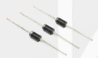 BÀI 16: DIODE, TRANSISTOR VÀ MẠCH TÍCH HỢP ICHOẠT ĐỘNG KHỞI ĐỘNGGV yêu cầu HS thảo luận và trả lời: Trong mạch lắp ráp Hình 16.1 có các mạch linh kiện: điện trở, tụ điện, diode, transistor và IC?HOẠT ĐỘNG HÌNH THÀNH KIẾN THỨCHoạt động 1. Tìm hiểu về diodeGV đặt câu hỏi hướng dẫn học sinh tìm hiểu: Diode được dùng để làm gì? Em hãy nêu hình dạng và kí hiệu của diode. Trình bày các thông số kĩ thuật của diode.Sản phẩm dự kiến:1. Công dụng- Cho dòng điện đi qua theo một chiều nhất định.→ dùng để biến đổi dòng điện xoay chiều thành dòng điện một chiều.Ngoài ra, diode dùng để ổn áp,…2. Hình dạng và kí hiệu- Được tạo thành từ 2 lớp vật liệu bán dẫn P mang điện tích dương được nối với cực anode (a), lớp bán dẫn N mang điện tích âm được nối với cực cathode (K).Hình 16.3. Cấu tạo của diode+ Khi được phân cực thuận (UAK>0) thì diode dẫn, cho dòng điện đi theo chiều thuận từ A đến K. Diode dẫn hoàn toàn khi UAK>UF.+ Khi được phân cực ngược (UAK<0) thì diode không cho dòng điện đi qua.Tên gọiHình dángKí hiệu Diode thường (Diode chỉnh lưu) Diode ổn áp3. Thông số kĩ thuật- Dòng định mức (lđm): Là trị số dòng điện lớn nhất cho phép chạy qua diode mà vẫn đảm bảo an toàn.- Điện áp ngược lớn nhất (UnMax): Là trị số điện áp lớn nhất cho phép đặt lên hai cực của diode mà vẫn đảm bảo an toàn, diode không bị đánh thủng.Diode có nhiều loại với các số liệu kĩ thuật khác nhau. Để đọc và hiểu được các số liệu kĩ thuật này, ta cần tra cứu theo bảng dữ liệu (datasheet) cung cấp bởi nhà sản xuất.Hoạt động 2. Tìm hiểu về transistor lưỡng cựcGV đưa ra câu hỏi: Transistor lưỡng cực có công dụng gì? Transistor lưỡng cực có cấu tạo như thế nào? Nêu hình dạng và kí hiệu của transistor lưỡng cực. Trình bày các thông số kĩ thuật của transistor lưỡng cựcSản phẩm dự kiến:1. Công dụng- Thực hiện các chức năng như khuếch đại tín hiệu, chuyển mạch điện tử với trạng thái đóng và mở (ON/OFF).2. Hình dạng và kí hiệuTransistor lưỡng cực có cấu tạo gồm ba lớp vật liệu bán dẫn tương ứng với đầu ra là ba cực: Base (B), Collector (C) và Emitter (E).Có 2 loại : NPN và PNPTên gọiHình dạngKí hiệu Transistor NPN Transistor PNPHoạt động của transistor lưỡng cực phụ thuộc vào trạng thái phân cực của lớp tiếp giáp (B - E) giữa cực B và E, lớp tiếp giáp (B - C) giữa cực B và C:+ NPN dẫn dòng khi UBE >UF và UCE>0+ PNP dẫn dòng khi UBE<-UF và UCE<0(UF là điện áp ngưỡng: 0,3 - 0,7V)3. Thông số kĩ thuật- Điện áp định mức collector - emitter (UEC): điện áp lớn nhất cho phép đặt lên hai cực C và E để transistor có thể làm việc mà không bị đánh hỏng.- Điện áp định mức base - emitter (UBEO): điện áp lớn nhất cho phép đặt vào hai cực B và E để transistor có thể làm việc mà không bị đánh hỏng.- Dòng điện collector (lB): dòng điện base lớn nhất cho phép chạy qua transistor.- Hệ số khuếch đại dòng (β): tỉ số giữa dòng điện IC và IB của transistor.Tên kí hiệu của transistor có dạng Axxxx, Bxxxx, Cxxxx, Dxxxx.A: kí hiệu transistor PNP.B: kí hiệu transistor NPN.…………………………………………………………….HOẠT ĐỘNG LUYỆN TẬPTừ nội dung bài học, GV yêu cầu HS hoàn thành các bài tập trắc nghiệm sau:Câu 1: Diode có công dụng:A. Cho dòng điện đi qua theo một chiều nhất địnhB. Khuếch đại tín hiệu, chuyển mạch điện tử với hai trạng thái đóng và mởC. Khuếch đại, tạo dao động, bộ nhớ máy tính, vi xử líD. dẫn dòng một chiều, cản trở dòng xoay chiều đi qua. Câu 2: Dòng điện định mức của diode là: A. Trị số dòng điện lớn nhất cho phép chạy qua diode mà vẫn đảm bảo an toàn B. Trị số điện áp lớn nhất cho phép đặt lên hai cực của diode mà vẫn đảm bảo an toàn C. Trị số dòng điện tối thiểu chạy qua diode D. Trị số điện áp tối thiểu đặt lên hai cực của diode Câu 3: Điện áp ngược lớn nhất của diode là: A. Trị số dòng điện lớn nhất cho phép chạy qua diode mà vẫn đảm bảo an toàn B. Trị số điện áp lớn nhất cho phép đặt lên hai cực của diode mà vẫn đảm bảo an toàn C. Trị số dòng điện tối thiểu chạy qua diode D. Trị số điện áp tối thiểu đặt lên hai cực của diode Câu 4: Transistor có công dụng:A. Cho dòng điện đi qua theo một chiều nhất địnhB. Khuếch đại tín hiệu, chuyển mạch điện tử với hai trạng thái đóng và mởC. Khuếch đại, tạo dao động, bộ nhớ máy tính, vi xử líD. dẫn dòng một chiều, cản trở dòng xoay chiều đi qua.Câu 5: IC là:A. mạch điện tử sử dụng các diode chỉnh lưu. B. mạch điện tử sử dụng các transistor. C. vi mạch tích hợp chứa nhiều transistor và diode. D. vi mạch tích hợp chứa nhiều linh kiện bán dẫn và linh kiện thụ động. Sản phẩm dự kiến:Câu 1 - ACâu 2 - ACâu 3 - BCâu 4 - BCâu 5 - DHOẠT ĐỘNG VẬN DỤNG