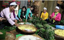 BÀI 1: TỰ HÀO VỀ TRUYỀN THỐNG GIA ĐÌNH DÒNG HỌ (TIẾT 1) A. HOẠT ĐỘNG KHỞI ĐỘNG (MỞ ĐẦU)Yêu thương quan tâm, chăm sóc lẫn nhau là một trong một những truyền thống văn hóa tốt đẹp của gia đình, dòng họ Việt Nam àm mỗi chúng ta cần phải giữ gìn và phát huy. Việt Nam ta tự hào với những truyền thống gia đình nề nếp truyền từ đời này sang đời khác. B. HÌNH THÀNH KIẾN THỨC MỚI ( Khám phá)1. Tìm hiểu các truyền thống gia đình, dòng họ+ Dòng họ Đặng ở Sơn La có truyền thống gì? Em có suy nghĩa gì về truyền thống ấy?+ Hãy kể tên các truyền thống gia đình, dòng họ mà em biết.Ghi nhớ:- Truyền thống dòng họ Đặng: hiếu học, truyền thống yêu quê hương, đất nước=> Em thấy ngưỡng mộ, đáng học tập- Truyền thống gia đình dòng họ là những giá trị tốt đẹp của gia đình dòng học được lưu truyền từ đời này sang đời khác- Gia đình, dòng họ ở VN có một số truyền thống tiêu biểu như: yêu nước, yêu thương con người, hiếu học, cần cù lao động, các nghề truyền thống,… được lưu giữ, tiếp nỗi và phát huy qua nhiều thế hệC. HOẠT ĐỘNG LUYỆN TẬPEm đồng tình hay không đồng tình với ý kiến nào dưới đây? Vì sao?+ Lao động cần cù, chăm chỉ là một nét đẹp của truyền thống gia đình, dòng họ.+ Giữ gìn truyền thống tốt đẹp của gia đình, dòng họ là thể hiện lòng trân trọng và biết ơn với cha mẹ, ông bà, tổ tiên.+ Chỉ những gia đình, dòng họ giàu mới có truyền thống đáng tự hào.Ghi nhớ:Đồng tình với (a) (b ) - không đồng tình với ý kiến ( c). => Vì đã gọi là truyền thống thì dù gia đình nghèo hay giàu gì thì vẫn được gọi là truyền thống.D. HOẠT ĐỘNG VẬN DỤNG- GV chiếu hình ảnh, yêu cầu HS trả lời nhanh: Những bức tranh nào dưới đây thể hiện truyền thống tốt đẹp của gia đình, dòng họ Việt Nam ? Đánh dấu X vào ô trước bức tranh đó ?      BÀI 1: TỰ HÀO VỀ TRUYỀN THỐNG GIA ĐÌNH DÒNG HỌ (TIẾT 3)