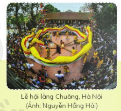 PHẦN 1: SOẠN GIÁO ÁN WORD MĨ THUẬT 6 CÁNH DIỀUNgày soạn: .../.../...Ngày dạy: .../.../...BÀI 11: NGÀY HỘI QUÊ EM  (2 tiết)I. MỤC TIÊU1. Kiến thức- Kể được tèn một sô lễ hội và hoạt động trong lễ hội ở Việt Nam.- Nhận biết được các màu nóng, màu tương phản thường xuất hiện trong các lễ hội.-  Nêu được cách vẽ và sử dụng màu sắc phù hợp với đề tài lễ hội.- Giới thiệu, nhận xét và nêu được cảm nhận về sản phẩm, tác phẩm nghệ thuật.- Trân trọng các giá trị văn hoá truyền thóng của dân tộc.2. Năng lực- Năng lực chung:+ Năng lực tự chủ và tự học: Chủ động sưu tầm, chuẩn bị đồ dùng, vật liệu để học tập; chủ động thực hiện nhiệm vụ của bản thân, của nhóm.+ Năng lực giao tiếp và hợp tác: Cùng bạn thực hành, thảo luận và trưng bày, nhận xét sản phẩm.+ Năng lực giải quyết vấn đề và sáng tạo: Biết sử dụng dụng cụ, vật liệu, giấy màu, hoạ phẩm để thực hành tạo nên sản phẩm.+ Năng lực ngôn ngữ: Khả năng trao đổi, thảo luận và giới thiệu, nhận xét, sản phẩm rõ ràng.- Năng lực mĩ thuật: + Nhận biết được các màu nóng, màu tương phản thường xuất hiện trong các lễ hội+ Nêu được cách vẽ tranh đề tài. Sử dụng được màu sắc phù hợp để vẽ được bức tranh để tài lễ hội.+ Giới thiệu, nhận xét và nêu được cảm nhận về sản phẩm, tác phẩm nghệ thuật3. Phẩm chất-Có ý thức tìm hiểu truyền thống của quê hương, dân tộc thông qua các lễ hội, học tập,- Chuẩn bị đầy đủ các đồ dùng học tập, tích cực tham gia hoạt động sáng tạo sản phẩm. - Không tự tiện lấy đồ dùng học tập của bạn; có thái độ không đồng tình với các biểu hiện không đúng.- Có ý thức bảo quản và sử dụng hợp lý đồ dùng học tập của bản thân, giữ gìn vệ sinh lớp học.II. THIẾT BỊ DẠY HỌC VÀ HỌC LIỆU1. Đối với giáo viên- Hình ảnh các lễ hội, đoạn clip ngắn về lễ hội, tranh vẽ của HS về lễ hội, bảng màu nóng, màu lạnh, màu tương phản, máy tính, máy chiếu hoặc ti vi (nên có).2. Đối với học sinh- SGK, vở thực hành- Tranh ảnh, tư liệu sưu tầm liên quan đến bài học.- Dụng cụ học tập theo yêu cầu của GV. III. TIẾN TRÌNH DẠY HỌC1. Ổn định tổ chức : - Kiểm tra sĩ số lớp- Giới thiệu những đồ dùng, vật liệu đã chuẩn bị2. Bài mớiHOẠT ĐỘNG 1 : KHỞI ĐỘNGa. Mục tiêu: Tạo tâm thế hứng thú cho học sinh và từng bước làm quen bài học mới.b. Nội dung: GV trình bày vấn đề, HS trả lời câu hỏi.c. Sản phẩm học tập: HS lắng nghe và tiếp thu kiến thức.d. Tổ chức thực hiện: - GV đọc câu ca: Dù ai đi ngược về xuôi/Nhớ ngày giỗ Tổ mùng mười tháng ba và hỏi HS câu ca trên nói về lễ hội nào của nước ta ? - HS tiếp nhận nhiệm vụ, trả lời câu hỏi: lễ hội Đền Hùng- GV đặt vấn đề: Ngoài lễ hội Đền Hùng, trên đất nước ta còn rất nhiều lễ hội khác nhau ở các vùng miền, lưu giữ những giá trị truyền thống của văn hoá dân tộc. Để tìm hiểu về các lễ hội cũng như vẽ và sử dụng màu sắc phù hợp trong tranh lễ hội, chúng ta cùng tìm hiểu bài học Bài 11 : Ngày hội quê em. HOẠT ĐỘNG 2 : HÌNH THÀNH KIẾN THỨC MỚI (Khám phá)a. Mục tiêu: - Kể được tèn một sô lễ hội và hoạt động trong lễ hội ở Việt Nam.- Nhận biết được các màu nóng, màu tương phản thường xuất hiện trong các lễ hội.b. Nội dung:  HS quan sát hình ảnh trong SGK Mĩ thuật 6, yêu cầu HS thảo luận theo cặp; GV chiếu đoạn clip ngắn về một số lễ hội, yêu cầu thảo luận theo nhómc. Sản phẩm học tập: trình bày nội dung tìm hiểu của HS theo câu hỏi gợi ý, ý kiến thảo luận của HSd. Tổ chức thực hiện: HOẠT ĐỘNG CỦA GV - HSDỰ KIẾN SẢN PHẨMBước 1: GV chuyển giao nhiệm vụ học tập- GV cho HS quan sát hình ảnh trong SGK Mĩ thuật 6, yêu cầu HS thảo luận theo cặp:+ Tên một số lễ hội mà em biết+ Nêu một số hoạt động mà em biết trong lễ hội. + Màu sắc, trang phục của nhân vật xuất hiện trong lễ hội.+ Cảm nhận của em về không khí của lễ hội mà em đã tham gia.+ Ý nghĩa của lễ hội.+ Nêu tên một số lễ hội khác mà em biết, các hoạt động diễn ra trong lễ hội đó,... - GV cho SH tìm hiệu về một số bức tranh lễ hội và trả lời câu hỏi:+ Nội dung của tranh diễn tả hoạt động gì?+ Sắp xếp bố cục nhân vật có gì đặc biệt?+ Điểm đặc biệt về hình dáng nhân vật và khung cảnh là gì?+ Màu sắc của tranh thế nào?Bước 2: HS thực hiện nhiệm vụ học tập+ HS đọc sgk và thực hiện yêu cầu, ghi chép phần tìm hiểu theo các câu hỏi gợi ý.+ GV đến các nhóm theo dõi, hỗ trợ HS nếu cần thiết. Bước 3: Báo cáo kết quả hoạt động và thảo luận+ GV gọi 2 bạn đại diện của 2 nhóm trình bày nội dung đã tìm hiểu.   Các HS khác nhận xét, lắng nghe, nhận xét, bổ sung.+ GV gọi HS khác nhận xét, đánh giá.Bước 4: Đánh giá kết quả, thực hiện nhiệm vụ học tập + GV đánh giá, nhận xét, chuẩn kiến thức.+ GV bổ sung thêm1. Khám phá- Có rất nhiều lễ hội được tổ chức hằng năm ở Việt Nam. Lễ hội là một sự kiện văn hoá được tổ chức mang tính cộng đồng. - Lễ hội truyền thống bao gồm phần lễ và phần hội. + Phần lễ thường diễn ra ở những nơi trang nghiêm như: trong hoặc trước cửa đình, đền, chùa,... + Phần hội về cơ bản diễn ra nhằm thoả mãn nhu cầu vui chơi giải trí và sáng tạo văn học của con người thông qua các trò chơi dân gian và địa điểm diễn ra thường ở nhữn bãi đất trống, vạt rừng, trên mặt nước ao, hồ, sông, những nơi rộng rãi,... - Lễ hội có màu sắc tươi sáng, rực rỡ thể hiện không khí náo nhiệt, vui tươi. Màu sắc được dụng trong lễ hội thường là màu tương phản, màu nóng. Mỗi lễ hội có một ý nghĩa riêng. - Tranh dân gian Đông Hồ có nội dung để tài phong phú, trong đó có đề tài lễ hội với các tranh như: Đấu vật, Rước rồng… miêu tả các hoạt động sôi nổi diễn ra trong lễ hội. - Tranh sử dụng lối bố cục đồng hiện, các nhân vật được dàn đều trên tranh, sắp xếp hình ảnh không theo trật tự xã gìn, không gian trong tranh ước lệ tượng trưng, màu sắc tươi vui, dùng các nét viền đậm, cô đọng để diễn tả hình dáng và chi tiết.HOẠT ĐỘNG 3: LUYỆN TẬP (Sáng tạo, thảo luận)a. Mục tiêu: trình bày được ý tưởng cho bài vẽ tranh, lựa chọn được nội dung phù hợp vẽ bức tranh về đề tài lễ hội ; trưng bày, giới thiệu và nêu được cảm nhận về sản phẩmb. Nội dung:  Hướng dẫn HS tìm ý tưởng sáng tạo cho sản phẩm tranh vẽ, tổ chức ch HS thực hành sáng tạo sản phẩm, hướng dẫn trưng bày, chia sẻ và nhận xét về tranh vẽ.c. Sản phẩm học tập: ý tưởng bài vẽ tranh, tranh vẽ về đề tài, thông tin chia sẻ về sản phẩm tranh vẽ, ý kiến trao đổi nhóm, thảo luận, nhận xétd. Tổ chức thực hiện: ------------------- Còn tiếp -------------------PHẦN 2: BÀI GIẢNG POWERPOINT MĨ THUẬT 6 CÁNH DIỀUCHÀO MỪNG CÁC EM ĐẾN VỚI BÀI HỌC HÔM NAY!Ai nhanh trí hơn?Dù ai đi ngược về xuôiNhớ ngày giỗ Tổ mùng mười tháng ba Câu ca trên nói về lễ hội nào của nước ta? Đáp án: LỄ HỘI ĐỀN HÙNGBÀI 11: NGÀY HỘI QUÊ EM (2 Tiết)NỘI DUNG BÀI HỌC1. KHÁM PHÁQuan sát hình ảnh lễ hội trong SGK:Hoạt động nhómDựa vào các hình ảnh vừa quan sát và trả lời câu hỏi:+ Kể tên một số lễ hội mà em biết+ Nêu một số hoạt động mà em biết trong lễ hội. + Màu sắc, trang phục của nhân vật xuất hiện trong lễ hội?Quan sát một số bức tranh vẽ về đề tài lễ hội và trả lời:Nội dung của tranh diễn tả hoạt động gì?Sắp xếp bố cục nhân vật có gì đặc biệt?Điểm đặc biệt về hình dáng nhân vật và khung cảnh là gì?Màu sắc của tranh như thế nào?Quan sát tranh dân gian Đông Hồ và cho biết:Nội dung tranh diễn tả hoạt động gì?Cách sắp xếp xa gần trong tranhEm cảm nhận gì về màu sắc của tranh?- Có rất nhiều lễ hội được tổ chức hằng năm ở Việt Nam. Lễ hội là một sự kiện văn hoá được tổ chức mang tính cộng đồng. - Lễ hội truyền thống bao gồm phần lễ và phần hội. - Lễ hội có màu sắc tươi sáng, rực rỡ thể hiện không khí náo nhiệt, vui tươi, sử dụng lối bố cục đồng hiện, các nhân vật được dàn đều trên tranh.- Tranh dân gian Đông Hồ có nội dung đề tài lễ hội phong phú như: Đấu vật, Rước rồng… miêu tả các hoạt động sôi nổi diễn ra trong lễ hội. 2. SÁNG TẠO------------------- Còn tiếp -------------------PHẦN 3: TÀI LIỆU ĐƯỢC TẶNG KÈM