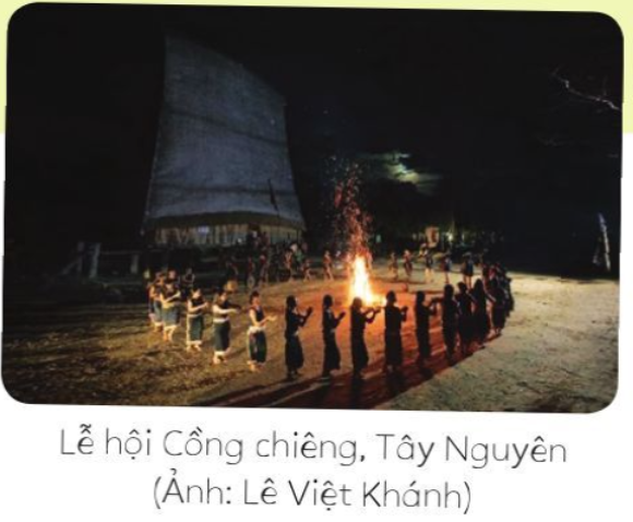 PHẦN 1: SOẠN GIÁO ÁN WORD MĨ THUẬT 6 CÁNH DIỀUNgày soạn: .../.../...Ngày dạy: .../.../...BÀI 11: NGÀY HỘI QUÊ EM  (2 tiết)I. MỤC TIÊU1. Kiến thức- Kể được tèn một sô lễ hội và hoạt động trong lễ hội ở Việt Nam.- Nhận biết được các màu nóng, màu tương phản thường xuất hiện trong các lễ hội.-  Nêu được cách vẽ và sử dụng màu sắc phù hợp với đề tài lễ hội.- Giới thiệu, nhận xét và nêu được cảm nhận về sản phẩm, tác phẩm nghệ thuật.- Trân trọng các giá trị văn hoá truyền thóng của dân tộc.2. Năng lực- Năng lực chung:+ Năng lực tự chủ và tự học: Chủ động sưu tầm, chuẩn bị đồ dùng, vật liệu để học tập; chủ động thực hiện nhiệm vụ của bản thân, của nhóm.+ Năng lực giao tiếp và hợp tác: Cùng bạn thực hành, thảo luận và trưng bày, nhận xét sản phẩm.+ Năng lực giải quyết vấn đề và sáng tạo: Biết sử dụng dụng cụ, vật liệu, giấy màu, hoạ phẩm để thực hành tạo nên sản phẩm.+ Năng lực ngôn ngữ: Khả năng trao đổi, thảo luận và giới thiệu, nhận xét, sản phẩm rõ ràng.- Năng lực mĩ thuật: + Nhận biết được các màu nóng, màu tương phản thường xuất hiện trong các lễ hội+ Nêu được cách vẽ tranh đề tài. Sử dụng được màu sắc phù hợp để vẽ được bức tranh để tài lễ hội.+ Giới thiệu, nhận xét và nêu được cảm nhận về sản phẩm, tác phẩm nghệ thuật3. Phẩm chất-Có ý thức tìm hiểu truyền thống của quê hương, dân tộc thông qua các lễ hội, học tập,- Chuẩn bị đầy đủ các đồ dùng học tập, tích cực tham gia hoạt động sáng tạo sản phẩm. - Không tự tiện lấy đồ dùng học tập của bạn; có thái độ không đồng tình với các biểu hiện không đúng.- Có ý thức bảo quản và sử dụng hợp lý đồ dùng học tập của bản thân, giữ gìn vệ sinh lớp học.II. THIẾT BỊ DẠY HỌC VÀ HỌC LIỆU1. Đối với giáo viên- Hình ảnh các lễ hội, đoạn clip ngắn về lễ hội, tranh vẽ của HS về lễ hội, bảng màu nóng, màu lạnh, màu tương phản, máy tính, máy chiếu hoặc ti vi (nên có).2. Đối với học sinh- SGK, vở thực hành- Tranh ảnh, tư liệu sưu tầm liên quan đến bài học.- Dụng cụ học tập theo yêu cầu của GV. III. TIẾN TRÌNH DẠY HỌC1. Ổn định tổ chức : - Kiểm tra sĩ số lớp- Giới thiệu những đồ dùng, vật liệu đã chuẩn bị2. Bài mớiHOẠT ĐỘNG 1 : KHỞI ĐỘNGa. Mục tiêu: Tạo tâm thế hứng thú cho học sinh và từng bước làm quen bài học mới.b. Nội dung: GV trình bày vấn đề, HS trả lời câu hỏi.c. Sản phẩm học tập: HS lắng nghe và tiếp thu kiến thức.d. Tổ chức thực hiện: - GV đọc câu ca: Dù ai đi ngược về xuôi/Nhớ ngày giỗ Tổ mùng mười tháng ba và hỏi HS câu ca trên nói về lễ hội nào của nước ta ? - HS tiếp nhận nhiệm vụ, trả lời câu hỏi: lễ hội Đền Hùng- GV đặt vấn đề: Ngoài lễ hội Đền Hùng, trên đất nước ta còn rất nhiều lễ hội khác nhau ở các vùng miền, lưu giữ những giá trị truyền thống của văn hoá dân tộc. Để tìm hiểu về các lễ hội cũng như vẽ và sử dụng màu sắc phù hợp trong tranh lễ hội, chúng ta cùng tìm hiểu bài học Bài 11 : Ngày hội quê em. HOẠT ĐỘNG 2 : HÌNH THÀNH KIẾN THỨC MỚI (Khám phá)a. Mục tiêu: - Kể được tèn một sô lễ hội và hoạt động trong lễ hội ở Việt Nam.- Nhận biết được các màu nóng, màu tương phản thường xuất hiện trong các lễ hội.b. Nội dung:  HS quan sát hình ảnh trong SGK Mĩ thuật 6, yêu cầu HS thảo luận theo cặp; GV chiếu đoạn clip ngắn về một số lễ hội, yêu cầu thảo luận theo nhómc. Sản phẩm học tập: trình bày nội dung tìm hiểu của HS theo câu hỏi gợi ý, ý kiến thảo luận của HSd. Tổ chức thực hiện: HOẠT ĐỘNG CỦA GV - HSDỰ KIẾN SẢN PHẨMBước 1: GV chuyển giao nhiệm vụ học tập- GV cho HS quan sát hình ảnh trong SGK Mĩ thuật 6, yêu cầu HS thảo luận theo cặp:+ Tên một số lễ hội mà em biết+ Nêu một số hoạt động mà em biết trong lễ hội. + Màu sắc, trang phục của nhân vật xuất hiện trong lễ hội.+ Cảm nhận của em về không khí của lễ hội mà em đã tham gia.+ Ý nghĩa của lễ hội.+ Nêu tên một số lễ hội khác mà em biết, các hoạt động diễn ra trong lễ hội đó,... - GV cho SH tìm hiệu về một số bức tranh lễ hội và trả lời câu hỏi:+ Nội dung của tranh diễn tả hoạt động gì?+ Sắp xếp bố cục nhân vật có gì đặc biệt?+ Điểm đặc biệt về hình dáng nhân vật và khung cảnh là gì?+ Màu sắc của tranh thế nào?Bước 2: HS thực hiện nhiệm vụ học tập+ HS đọc sgk và thực hiện yêu cầu, ghi chép phần tìm hiểu theo các câu hỏi gợi ý.+ GV đến các nhóm theo dõi, hỗ trợ HS nếu cần thiết. Bước 3: Báo cáo kết quả hoạt động và thảo luận+ GV gọi 2 bạn đại diện của 2 nhóm trình bày nội dung đã tìm hiểu.   Các HS khác nhận xét, lắng nghe, nhận xét, bổ sung.+ GV gọi HS khác nhận xét, đánh giá.Bước 4: Đánh giá kết quả, thực hiện nhiệm vụ học tập + GV đánh giá, nhận xét, chuẩn kiến thức.+ GV bổ sung thêm1. Khám phá- Có rất nhiều lễ hội được tổ chức hằng năm ở Việt Nam. Lễ hội là một sự kiện văn hoá được tổ chức mang tính cộng đồng. - Lễ hội truyền thống bao gồm phần lễ và phần hội. + Phần lễ thường diễn ra ở những nơi trang nghiêm như: trong hoặc trước cửa đình, đền, chùa,... + Phần hội về cơ bản diễn ra nhằm thoả mãn nhu cầu vui chơi giải trí và sáng tạo văn học của con người thông qua các trò chơi dân gian và địa điểm diễn ra thường ở nhữn bãi đất trống, vạt rừng, trên mặt nước ao, hồ, sông, những nơi rộng rãi,... - Lễ hội có màu sắc tươi sáng, rực rỡ thể hiện không khí náo nhiệt, vui tươi. Màu sắc được dụng trong lễ hội thường là màu tương phản, màu nóng. Mỗi lễ hội có một ý nghĩa riêng. - Tranh dân gian Đông Hồ có nội dung để tài phong phú, trong đó có đề tài lễ hội với các tranh như: Đấu vật, Rước rồng… miêu tả các hoạt động sôi nổi diễn ra trong lễ hội. - Tranh sử dụng lối bố cục đồng hiện, các nhân vật được dàn đều trên tranh, sắp xếp hình ảnh không theo trật tự xã gìn, không gian trong tranh ước lệ tượng trưng, màu sắc tươi vui, dùng các nét viền đậm, cô đọng để diễn tả hình dáng và chi tiết.HOẠT ĐỘNG 3: LUYỆN TẬP (Sáng tạo, thảo luận)a. Mục tiêu: trình bày được ý tưởng cho bài vẽ tranh, lựa chọn được nội dung phù hợp vẽ bức tranh về đề tài lễ hội ; trưng bày, giới thiệu và nêu được cảm nhận về sản phẩmb. Nội dung:  Hướng dẫn HS tìm ý tưởng sáng tạo cho sản phẩm tranh vẽ, tổ chức ch HS thực hành sáng tạo sản phẩm, hướng dẫn trưng bày, chia sẻ và nhận xét về tranh vẽ.c. Sản phẩm học tập: ý tưởng bài vẽ tranh, tranh vẽ về đề tài, thông tin chia sẻ về sản phẩm tranh vẽ, ý kiến trao đổi nhóm, thảo luận, nhận xétd. Tổ chức thực hiện: ------------------- Còn tiếp -------------------PHẦN 2: BÀI GIẢNG POWERPOINT MĨ THUẬT 6 CÁNH DIỀUCHÀO MỪNG CÁC EM ĐẾN VỚI BÀI HỌC HÔM NAY!Ai nhanh trí hơn?Dù ai đi ngược về xuôiNhớ ngày giỗ Tổ mùng mười tháng ba Câu ca trên nói về lễ hội nào của nước ta? Đáp án: LỄ HỘI ĐỀN HÙNGBÀI 11: NGÀY HỘI QUÊ EM (2 Tiết)NỘI DUNG BÀI HỌC1. KHÁM PHÁQuan sát hình ảnh lễ hội trong SGK:Hoạt động nhómDựa vào các hình ảnh vừa quan sát và trả lời câu hỏi:+ Kể tên một số lễ hội mà em biết+ Nêu một số hoạt động mà em biết trong lễ hội. + Màu sắc, trang phục của nhân vật xuất hiện trong lễ hội?Quan sát một số bức tranh vẽ về đề tài lễ hội và trả lời:Nội dung của tranh diễn tả hoạt động gì?Sắp xếp bố cục nhân vật có gì đặc biệt?Điểm đặc biệt về hình dáng nhân vật và khung cảnh là gì?Màu sắc của tranh như thế nào?Quan sát tranh dân gian Đông Hồ và cho biết:Nội dung tranh diễn tả hoạt động gì?Cách sắp xếp xa gần trong tranhEm cảm nhận gì về màu sắc của tranh?- Có rất nhiều lễ hội được tổ chức hằng năm ở Việt Nam. Lễ hội là một sự kiện văn hoá được tổ chức mang tính cộng đồng. - Lễ hội truyền thống bao gồm phần lễ và phần hội. - Lễ hội có màu sắc tươi sáng, rực rỡ thể hiện không khí náo nhiệt, vui tươi, sử dụng lối bố cục đồng hiện, các nhân vật được dàn đều trên tranh.- Tranh dân gian Đông Hồ có nội dung đề tài lễ hội phong phú như: Đấu vật, Rước rồng… miêu tả các hoạt động sôi nổi diễn ra trong lễ hội. 2. SÁNG TẠO------------------- Còn tiếp -------------------PHẦN 3: TÀI LIỆU ĐƯỢC TẶNG KÈM