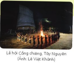 PHẦN 1: SOẠN GIÁO ÁN WORD MĨ THUẬT 6 CÁNH DIỀUNgày soạn: .../.../...Ngày dạy: .../.../...BÀI 11: NGÀY HỘI QUÊ EM  (2 tiết)I. MỤC TIÊU1. Kiến thức- Kể được tèn một sô lễ hội và hoạt động trong lễ hội ở Việt Nam.- Nhận biết được các màu nóng, màu tương phản thường xuất hiện trong các lễ hội.-  Nêu được cách vẽ và sử dụng màu sắc phù hợp với đề tài lễ hội.- Giới thiệu, nhận xét và nêu được cảm nhận về sản phẩm, tác phẩm nghệ thuật.- Trân trọng các giá trị văn hoá truyền thóng của dân tộc.2. Năng lực- Năng lực chung:+ Năng lực tự chủ và tự học: Chủ động sưu tầm, chuẩn bị đồ dùng, vật liệu để học tập; chủ động thực hiện nhiệm vụ của bản thân, của nhóm.+ Năng lực giao tiếp và hợp tác: Cùng bạn thực hành, thảo luận và trưng bày, nhận xét sản phẩm.+ Năng lực giải quyết vấn đề và sáng tạo: Biết sử dụng dụng cụ, vật liệu, giấy màu, hoạ phẩm để thực hành tạo nên sản phẩm.+ Năng lực ngôn ngữ: Khả năng trao đổi, thảo luận và giới thiệu, nhận xét, sản phẩm rõ ràng.- Năng lực mĩ thuật: + Nhận biết được các màu nóng, màu tương phản thường xuất hiện trong các lễ hội+ Nêu được cách vẽ tranh đề tài. Sử dụng được màu sắc phù hợp để vẽ được bức tranh để tài lễ hội.+ Giới thiệu, nhận xét và nêu được cảm nhận về sản phẩm, tác phẩm nghệ thuật3. Phẩm chất-Có ý thức tìm hiểu truyền thống của quê hương, dân tộc thông qua các lễ hội, học tập,- Chuẩn bị đầy đủ các đồ dùng học tập, tích cực tham gia hoạt động sáng tạo sản phẩm. - Không tự tiện lấy đồ dùng học tập của bạn; có thái độ không đồng tình với các biểu hiện không đúng.- Có ý thức bảo quản và sử dụng hợp lý đồ dùng học tập của bản thân, giữ gìn vệ sinh lớp học.II. THIẾT BỊ DẠY HỌC VÀ HỌC LIỆU1. Đối với giáo viên- Hình ảnh các lễ hội, đoạn clip ngắn về lễ hội, tranh vẽ của HS về lễ hội, bảng màu nóng, màu lạnh, màu tương phản, máy tính, máy chiếu hoặc ti vi (nên có).2. Đối với học sinh- SGK, vở thực hành- Tranh ảnh, tư liệu sưu tầm liên quan đến bài học.- Dụng cụ học tập theo yêu cầu của GV. III. TIẾN TRÌNH DẠY HỌC1. Ổn định tổ chức : - Kiểm tra sĩ số lớp- Giới thiệu những đồ dùng, vật liệu đã chuẩn bị2. Bài mớiHOẠT ĐỘNG 1 : KHỞI ĐỘNGa. Mục tiêu: Tạo tâm thế hứng thú cho học sinh và từng bước làm quen bài học mới.b. Nội dung: GV trình bày vấn đề, HS trả lời câu hỏi.c. Sản phẩm học tập: HS lắng nghe và tiếp thu kiến thức.d. Tổ chức thực hiện: - GV đọc câu ca: Dù ai đi ngược về xuôi/Nhớ ngày giỗ Tổ mùng mười tháng ba và hỏi HS câu ca trên nói về lễ hội nào của nước ta ? - HS tiếp nhận nhiệm vụ, trả lời câu hỏi: lễ hội Đền Hùng- GV đặt vấn đề: Ngoài lễ hội Đền Hùng, trên đất nước ta còn rất nhiều lễ hội khác nhau ở các vùng miền, lưu giữ những giá trị truyền thống của văn hoá dân tộc. Để tìm hiểu về các lễ hội cũng như vẽ và sử dụng màu sắc phù hợp trong tranh lễ hội, chúng ta cùng tìm hiểu bài học Bài 11 : Ngày hội quê em. HOẠT ĐỘNG 2 : HÌNH THÀNH KIẾN THỨC MỚI (Khám phá)a. Mục tiêu: - Kể được tèn một sô lễ hội và hoạt động trong lễ hội ở Việt Nam.- Nhận biết được các màu nóng, màu tương phản thường xuất hiện trong các lễ hội.b. Nội dung:  HS quan sát hình ảnh trong SGK Mĩ thuật 6, yêu cầu HS thảo luận theo cặp; GV chiếu đoạn clip ngắn về một số lễ hội, yêu cầu thảo luận theo nhómc. Sản phẩm học tập: trình bày nội dung tìm hiểu của HS theo câu hỏi gợi ý, ý kiến thảo luận của HSd. Tổ chức thực hiện: HOẠT ĐỘNG CỦA GV - HSDỰ KIẾN SẢN PHẨMBước 1: GV chuyển giao nhiệm vụ học tập- GV cho HS quan sát hình ảnh trong SGK Mĩ thuật 6, yêu cầu HS thảo luận theo cặp:+ Tên một số lễ hội mà em biết+ Nêu một số hoạt động mà em biết trong lễ hội. + Màu sắc, trang phục của nhân vật xuất hiện trong lễ hội.+ Cảm nhận của em về không khí của lễ hội mà em đã tham gia.+ Ý nghĩa của lễ hội.+ Nêu tên một số lễ hội khác mà em biết, các hoạt động diễn ra trong lễ hội đó,... - GV cho SH tìm hiệu về một số bức tranh lễ hội và trả lời câu hỏi:+ Nội dung của tranh diễn tả hoạt động gì?+ Sắp xếp bố cục nhân vật có gì đặc biệt?+ Điểm đặc biệt về hình dáng nhân vật và khung cảnh là gì?+ Màu sắc của tranh thế nào?Bước 2: HS thực hiện nhiệm vụ học tập+ HS đọc sgk và thực hiện yêu cầu, ghi chép phần tìm hiểu theo các câu hỏi gợi ý.+ GV đến các nhóm theo dõi, hỗ trợ HS nếu cần thiết. Bước 3: Báo cáo kết quả hoạt động và thảo luận+ GV gọi 2 bạn đại diện của 2 nhóm trình bày nội dung đã tìm hiểu.   Các HS khác nhận xét, lắng nghe, nhận xét, bổ sung.+ GV gọi HS khác nhận xét, đánh giá.Bước 4: Đánh giá kết quả, thực hiện nhiệm vụ học tập + GV đánh giá, nhận xét, chuẩn kiến thức.+ GV bổ sung thêm1. Khám phá- Có rất nhiều lễ hội được tổ chức hằng năm ở Việt Nam. Lễ hội là một sự kiện văn hoá được tổ chức mang tính cộng đồng. - Lễ hội truyền thống bao gồm phần lễ và phần hội. + Phần lễ thường diễn ra ở những nơi trang nghiêm như: trong hoặc trước cửa đình, đền, chùa,... + Phần hội về cơ bản diễn ra nhằm thoả mãn nhu cầu vui chơi giải trí và sáng tạo văn học của con người thông qua các trò chơi dân gian và địa điểm diễn ra thường ở nhữn bãi đất trống, vạt rừng, trên mặt nước ao, hồ, sông, những nơi rộng rãi,... - Lễ hội có màu sắc tươi sáng, rực rỡ thể hiện không khí náo nhiệt, vui tươi. Màu sắc được dụng trong lễ hội thường là màu tương phản, màu nóng. Mỗi lễ hội có một ý nghĩa riêng. - Tranh dân gian Đông Hồ có nội dung để tài phong phú, trong đó có đề tài lễ hội với các tranh như: Đấu vật, Rước rồng… miêu tả các hoạt động sôi nổi diễn ra trong lễ hội. - Tranh sử dụng lối bố cục đồng hiện, các nhân vật được dàn đều trên tranh, sắp xếp hình ảnh không theo trật tự xã gìn, không gian trong tranh ước lệ tượng trưng, màu sắc tươi vui, dùng các nét viền đậm, cô đọng để diễn tả hình dáng và chi tiết.HOẠT ĐỘNG 3: LUYỆN TẬP (Sáng tạo, thảo luận)a. Mục tiêu: trình bày được ý tưởng cho bài vẽ tranh, lựa chọn được nội dung phù hợp vẽ bức tranh về đề tài lễ hội ; trưng bày, giới thiệu và nêu được cảm nhận về sản phẩmb. Nội dung:  Hướng dẫn HS tìm ý tưởng sáng tạo cho sản phẩm tranh vẽ, tổ chức ch HS thực hành sáng tạo sản phẩm, hướng dẫn trưng bày, chia sẻ và nhận xét về tranh vẽ.c. Sản phẩm học tập: ý tưởng bài vẽ tranh, tranh vẽ về đề tài, thông tin chia sẻ về sản phẩm tranh vẽ, ý kiến trao đổi nhóm, thảo luận, nhận xétd. Tổ chức thực hiện: ------------------- Còn tiếp -------------------PHẦN 2: BÀI GIẢNG POWERPOINT MĨ THUẬT 6 CÁNH DIỀUCHÀO MỪNG CÁC EM ĐẾN VỚI BÀI HỌC HÔM NAY!Ai nhanh trí hơn?Dù ai đi ngược về xuôiNhớ ngày giỗ Tổ mùng mười tháng ba Câu ca trên nói về lễ hội nào của nước ta? Đáp án: LỄ HỘI ĐỀN HÙNGBÀI 11: NGÀY HỘI QUÊ EM (2 Tiết)NỘI DUNG BÀI HỌC1. KHÁM PHÁQuan sát hình ảnh lễ hội trong SGK:Hoạt động nhómDựa vào các hình ảnh vừa quan sát và trả lời câu hỏi:+ Kể tên một số lễ hội mà em biết+ Nêu một số hoạt động mà em biết trong lễ hội. + Màu sắc, trang phục của nhân vật xuất hiện trong lễ hội?Quan sát một số bức tranh vẽ về đề tài lễ hội và trả lời:Nội dung của tranh diễn tả hoạt động gì?Sắp xếp bố cục nhân vật có gì đặc biệt?Điểm đặc biệt về hình dáng nhân vật và khung cảnh là gì?Màu sắc của tranh như thế nào?Quan sát tranh dân gian Đông Hồ và cho biết:Nội dung tranh diễn tả hoạt động gì?Cách sắp xếp xa gần trong tranhEm cảm nhận gì về màu sắc của tranh?- Có rất nhiều lễ hội được tổ chức hằng năm ở Việt Nam. Lễ hội là một sự kiện văn hoá được tổ chức mang tính cộng đồng. - Lễ hội truyền thống bao gồm phần lễ và phần hội. - Lễ hội có màu sắc tươi sáng, rực rỡ thể hiện không khí náo nhiệt, vui tươi, sử dụng lối bố cục đồng hiện, các nhân vật được dàn đều trên tranh.- Tranh dân gian Đông Hồ có nội dung đề tài lễ hội phong phú như: Đấu vật, Rước rồng… miêu tả các hoạt động sôi nổi diễn ra trong lễ hội. 2. SÁNG TẠO------------------- Còn tiếp -------------------PHẦN 3: TÀI LIỆU ĐƯỢC TẶNG KÈM