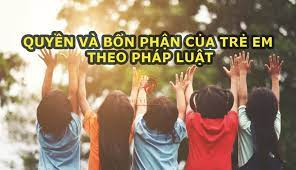 PHẦN 1: SOẠN GIÁO ÁN WORD GIÁO DỤC CÔNG DÂN 6 KẾT NỐI TRI THỨCNgày soạn:.../..../.....Ngày dạy: :.../..../.....BÀI 12: THỰC HIỆN QUYỀN TRẺ EM ( Tiết 1)I. MỤC TIÊU:1. Kiến thức:  Sau khi học xong tiết học này:- Nêu được trách nhiệm của HS trong việc thực hiện quyền và bổn phận của trẻ em- Phân biệt được hành vi thực hiện quyền trẻ em và hành vi vi phạm quyền trẻ em- Thực hiện tốt quyền và bổn phận của trẻ em- Nhận xét, đánh giá được việc thực hiện quyền trẻ em của bản thân, gia đình, nhà trường, cộng đồng, bày tỏ được nhu cầu để thực hiện tốt hơn quyền trẻ em2. Năng lực - Năng lực chung: Năng lực tự học, năng lực giải quyết vấn đề, năng lực tư duy sáng tạo, năng lực tự quản lí, năng lực giao tiếp và hợp tác- Năng lực đặc thù: điều chỉnh hành vi, phát triển bản thân, tìm hiểu tham gia các hoat động kinh tế- xã hội, thực hiện quyền của trẻ em3. Phẩm chất:-  Giúp học sinh rèn luyện bản thân phát triển các phẩm chất tốt đẹp : trách nhiệm, chăm chỉ, yêu nước, nhân ái II. THIẾT BỊ DẠY HỌC VÀ HỌC LIỆU 1 - GV:  Máy tính, máy chiếu, bài giảng pp,...( nếu có điều kiện), sgv, tranh ảnh, giấy A4, truyện, thơ, ca dao, tục ngữ, thành ngữ, âm nhạc ( bài hát  Dấu chấm hỏi- sáng tác: Thế Hiển),… những ví dụ thực tế…. gắn với bài” Thực hiện quyền trẻ em”,…2 - HS:  SGK, Bài tập GDCD 6III. TIẾN TRÌNH DẠY HỌCA. HOẠT ĐỘNG KHỞI ĐỘNG (MỞ ĐẦU)a. Mục tiêu: tạo tâm thế tích cực, hứng thú học tập cho HS và kết nối với bài học mớib. Nội dung: HS nghe bài hát và thực hiện yêu cầuc. Sản phẩm: HS trả lời được câu hỏi của GVd. Tổ chức thực hiện: - GV cho HS nghe bài hát Dấu chấm hỏi+ GV đặt câu hỏi: Người bạn nhỏ trong bài hát không được hưởng những quyền nào?+ Theo em, ai sẽ chịu trách nhiệm đảm bảo quyền trẻ em cho bạn nhỏ này- HS trả lời, GV kết luận:+ Người bạn nhỏ trong bài hát Dấu chấm hỏi không được hưởng đầy đủ các quyền trẻ em.+ Bạn nhỏ ấy không biết bố mẹ mình là ai, không được ai nuôi dưỡng, không được chăm sóc, không được yêu thương, không được bảo vệ, không được ăn no, không có nhà ở, không được đi học. Bạn nhỏ ấy cần được đáp ứng các quyền trẻ em để tồn tại và phát triển hài hòa+ Có rất nhiều cá nhân, cơ quan tổ chức như: bố mẹ, gia đình, nhà trường, công an,…. Phải chịu trách nhiệm đảm bảo quyền trẻ em cho bạn nhỏ ấyB. HÌNH THÀNH KIẾN THỨC MỚIHoạt động 1: Tìm hiểu trách nhiệm của HS trong việc thực hiện quyền và bổn phận của trẻ ema. Mục tiêu: HS nêu được trách nhiệm của bản thân trong việc thực hiện quyền và bổn phận của trẻ emb. Nội dung: Đọc thông tin tình huống và thảo luận nhóm trả lời câu hỏic. Sản phẩm: HS đưa ra được câu trả lời phù hợp với câu hỏi GV đưa rad. Tổ chức thực hiện: HOẠT ĐỘNG GV HSSẢN PHẨM DỰ KIẾN- Bước 1: Chuyển giao nhiệm vụ: GV yêu cầu HS đọc thông tin/ tình huống trong SGK và thảo luận nhóm để trả lời câu hỏi:a. Em hãy cho biết, trong các thông tin/ tình huống trên, bạn nào đã thực hiện đúng,bạn nào chưa thực hiện đúng quyển và bổn phận của trẻ em? Vì sao?b. Theo em, HS có trách nhiệm như thế nào trong việc thực hiện quyền và bổn phận của trẻ em?- Bước 2: Thực hiện nhiệm vụ: HS đọc thông tin/ tình huống trong SGK và thảo luận nhóm để trả lời câu hỏi- Bước 3: Báo cáo, thảo luận: - GV lựa chọn một trong các cách sau:+ Cách 1: GV chia bảng thành bốn ô tương ứng với bốn nhóm và gọi đại diện bốn nhóm cùng lúc lên ghi câu trả lời của nhóm mình vào bảng (mỗi nhóm trả lời câu hỏi về một thông tin/ tình huống + câu hỏi 2). Sau đó GV nhận xét câu trả lời của các nhóm và kết luận.+ Cách 2: GV gọi một nhóm trình bày đáp án các câu hỏi, các nhóm còn lại nhận xét, góp ý bổ sung. Sau đó GV nhận xét và kết luận.+ Cách 3: GV phát cho mỗi nhóm một tờ giấy A4 để các nhóm ghi câu trả lời của nhóm mình vào, sau đó thu lại và lần lượt đọc câu trả lời của các nhóm để cả lớp nhận xét.- Bước 4: Kết luận, nhận định: GV kết luận: + Trẻ em có những quyền và bổn phận của mình. Cùng với bốn nhóm quyền cơ bản của mình, mỗi trẻ em phải có thái độ kính trọng, lễ phép, hiếu thảo, yêu thương đối với ông bà, bố mẹ và các thành viên trong gia đình; học tập, rèn luyện, giữ gìn nền nếp gia đình, giúp đỡ bố mẹ và các thành viên trong gia đình bằng các việc làm phù hợp với bản thân; có thái độ tôn trọng GV, nhân viên nhà trường, thương yêu, đoàn kết, tôn trọng, hoà đồng giúp đỡ bạn bè; rèn luyện đạo đức, chăm chỉ học tập, bảo vệ và giữ gìn cơ sở vật chất trường học; tôn trọng, giúp đỡ người lớn tuổi, người có hoàn cảnh khó khăn; chấp hành các quy định của pháp luật, có ý thức thông báo, thông tin, tố giác khi phát hiện các hành vi vi phạm pháp luật; yêu đất nước, yêu đồng bào, đoàn kết, hợp tác, giao lưu với bạn bẻ giữa các vùng miền và bạn bè quốc tế,...+ Mỗi HS cần nắm rõ các quyển và bổn phận của mình, có thái độ tích cực, chủ động trong việc thực hiện quyển và bổn phận của trẻ em để bảo vệ và phát triển bản thân một cách toàn diện; đồng tình, ủng hộ, tuyên truyền các hành vi thực hiện đúng quyền và bổn phận của trẻ em; lên án, phê phán, bài trừ các hành vi vi phạm quyển và bổn phận của trẻ em.1. Trách nhiệm của HS trong việc thực hiện quyền và bổn phận của trẻ ema. + Thông tin/ tình huống 1: Hải đã thực hiện đúng quyền và bổn phận của trẻ em vì:- Hải biết hành vi chú Hưng đánh đập con là sai.- Hải rất thương và muốn giúp em không bị đánh nữa.- Hải còn nhỏ, chưa thể can thiệp trực tiếp giúp đỡ em nên Hải kể lại cho bố và nhờ bố hỗ trợ.+ Thông tin/ tình huống 2: Lan chưa thực hiện đúng quyền và bốn phận của trẻ em vì:- Lan đòi bố mua xe máy điện cho mình đi học khi chưa đủ tuổi được sử dụng.- Lan làm sai nhưng lại giận đổi, nhịn ăn.+ Thông tin/ tình huống 3: Các bạn trong lớp đã thực hiện đúng quyền và bổn phận của trẻ em vì:- Các em thường xuyên quan tâm, giúp đỡ Hoàng.Các em biết năng khiếu của Hoàng, động viên khuyến khích bạn tham gia cuộc thi và xung phong hỗ trợ trang phục biểu diễn cho bạnb. Trách nhiệm của HS trong việc thực hiện quyển và bổn phận của trẻ em:+ Tích cực, chủ động trong việc thực hiện quyển và bổn phận của trẻ em để bảo vệ và phát triển bản thân một cách toàn điện (ví dụ: chăm chỉ học tập, chủ động rèn luyện sức khoẻ, phát triển năng khiếu, tích cực tham gia các hoạt động xã hội phù hợp với độ tuổi và năng lực của bản thân, chủ động trình báo cơ quan chức năng khi phát hiện các hành vi vi phạm quyển trẻ em,...).+ Có thái độ đồng tình, ủng hộ với các hành vi thực hiện đúng quyền và bổn phận của trẻ em; lên án, phê phán các hành vi vi phạm quyền và bổn phận của trẻ em  C. HOẠT ĐỘNG LUYỆN TẬPa. Mục tiêu : Học sinh củng cố lại kiến thức.b. Nội dung : HS sử dụng SGK và vận dụng kiến thức đã học để trả lời câu hỏi.c. Sản phẩm : HS làm các bài tập 1,2 d. Tổ chức thực hiện: ------------------- Còn tiếp -------------------PHẦN 2: BÀI GIẢNG POWERPOINT GIÁO DỤC CÔNG DÂN 6 KẾT NỐI TRI THỨCChào mừng thầy cô và các em đến với tiết học KHỞI ĐỘNGCùng nghe hát bài hát  Dấu chấm hỏi” (Thế Hiển).Cha ơi, cha là ai?Mẹ ơi, mẹ là ai?L·êm khuya bên hè vắng, đứa bé mồ côi đang nằm co ro như dấu chấm hỏi đập giữa cuộc đời.Cha ơi, cha ở đâu? Mẹ ơi,mẹ ở đâu?Mưa rơi ôi lạnh quá, gió buốt từng cơn con nằm bơ vơ, nằm mơ môt mái nhà có mẹ và có cha.Tại sao sinh em trong cuộc đời mà sao không cho em tình người.Tại sao em lang thang lạc loài em nào có tội gì đâuTuổi thơ em không một mái nhà,tuổi thơ em không được đến trường, tuổi thơ em bơ vơ đầu đường xin từng hạt cơm rơi, xin từng hạt cơm rơiCha ơi, cha ở đâu.? Mẹ ơi, mẹ ở đâu?L·êm đêm bên hè vắng,đứa bé mồ côi vẫn nằm đơn côi như Dấu Chấm Hỏi , như Dấu Chấm Hỏi , hỏi giữa cuộc đời.Cha ơi, cha là ai? Mẹ ơi, mẹ là ai?Cha ơi, cha ở đâu? Mẹ ơi, mẹ ở đâu?...... Thảo luận nhóm đôiBạn nhỏ trong bài hát không được hưởng những quyền nào của trẻ em?  Theo em, ai sẽ chịu trách nhiệm đảm bảo quyền trẻ em cho bạn nhỏ này?BÀI 12: THỰC HIỆN QUYỀN TRẺ EMNỘI DUNG BÀI HỌCTrách nhiệm của hs trong việc thực hiện quyền và bổn phận của trẻ emTrách nhiệm của gia đình, nhà trường và xã hội trong việc thực hiện quyền trẻ em KHÁM PHÁ1. TRÁCH NHIỆM CỦA HS TRONG VIỆC THỰC HIỆN QUYỀN VÀ BỔN PHẬN CỦA TRẺ EMEm hãy đọc các tình huống dưới đây và trả lời câu hỏi1. Đã vài lần Hải trông thấy chú Hưng hàng xóm đánh đập con trai. Hải rất thương em nên đã kể lại chuyện này với bố và nhờ bố tìm cách để giúp đỡ em.2. Lên lớp 6, Lan yêu cầu bố mua xe máy điện để đi học nhưng bố không đồng ý vì Lan chưa đủ tuổi sử dụng. Lan nghĩ bố không thương mình nên giận dỗi, nhịn ăn.3. Do phải ngồi xe lăn từ nhỏ nên Hoàng tự ti, ngại giao tiếp. Nhà trường tổ chức cuộc thi văn nghệ chào mừng ngày Nhà giáo Việt Nam, biết Hoàng có giọng hát hay, các bạn trong lớp đã động viên, khích lệ, chuẩn bị cả trang phục đế Hoàng tham gia thi khiến bạn rất cảm động.Câu hỏia. Em hãy cho biết, trong các thông tin/ tình huống trên, bạn nào đã thực hiện đúng, bạn nào chưa thực hiện đúng quyền và bổn phận của trẻ em? Vì sao?b. Theo em, HS có trách nhiệm như thế nào trong việc thực hiện quyền và bổn phận của trẻ em?Câu a:1. Hải đã thực hiện đúng quyền và bổn phận của trẻ em vì:- Hải biết hành vi chú Hưng đánh đập con là sai.- Hải rất thương và muốn giúp em không bị đánh nữa.- Hải còn nhỏ, chưa thể can thiệp trực tiếp giúp đỡ em nên Hải kể lại cho bố và nhờ bố hỗ trợ2. Lan chưa thực hiện đúng quyền và bốn phận của trẻ em vì:- Lan đòi bố mua xe máy điện cho mình đi học khi chưa đủ tuổi được sử dụng.- Lan làm sai nhưng lại giận dỗi, nhịn ăn.3. Các bạn trong lớp đã thực hiện đúng quyền và bổn phận của trẻ em vì:- Các em thường xuyên quan tâm, giúp đỡ Hoàng.Các em biết năng khiếu của Hoàng, động viên khuyến khích bạn tham gia cuộc thi và xung phong hỗ trợ trang phục biểu diễn cho bạnb. Trách nhiệm của HS trong việc thực hiện quyền và bổn phận của trẻ em:+ Tích cực, chủ động trong việc thực hiện quyền và bổn phận của trẻ em để bảo vệ và phát triển bản thân một cách toàn điện (ví dụ: chăm chỉ học tập, chủ động rèn luyện sức khoẻ, phát triển năng khiếu, tích cực tham gia các hoạt động xã hội phù hợp với độ tuổi và năng lực của bản thân, chủ động trình báo cơ quan chức năng khi phát hiện các hành vi vi phạm quyền trẻ em,...).+ Có thái độ đồng tình, ủng hộ với các hành vi thực hiện đúng quyền và bổn phận của trẻ em; lên án, phê phán các hành vi vi phạm quyền và bổn phận của trẻ emKẾT LUẬN+ Trẻ em có những quyền và bổn phận của mình. Cùng với bốn nhóm quyền cơ bản của mình, mỗi trẻ em phải có thái độ kính trọng, lễ phép, hiếu thảo, yêu thương đối với ông bà, bố mẹ và các thành viên trong gia đình; học tập, rèn luyện, giữ gìn nền nếp gia đình, giúp đỡ bố mẹ và các thành viên trong gia đình bằng các việc làm phù hợp với bản thân; có thái độ tôn trọng GV, nhân viên nhà trường, thương yêu, đoàn kết, tôn trọng, hoà đồng giúp đỡ bạn bè; rèn luyện đạo đức, chăm chỉ học tập, bảo vệ và giữ gìn cơ sở vật chất trường học; tôn trọng, giúp đỡ người lớn tuổi, người có hoàn cảnh khó khăn; chấp hành các quy định của pháp luật, có ý thức thông báo, thông tin, tố giác khi phát hiện các hành vi vi phạm pháp luật; yêu đất nước, yêu đồng bào, đoàn kết, hợp tác, giao lưu với bạn bẻ giữa các vùng miền và bạn bè quốc tế,...+ Mỗi HS cần nắm rõ các quyền và bổn phận của mình, có thái độ tích cực, chủ động trong việc thực hiện quyển và bổn phận của trẻ em để bảo vệ và phát triển bản thân một cách toàn diện; đồng tình, ủng hộ, tuyên truyền các hành vi thực hiện đúng quyền và bổn phận của trẻ em; lên án, phê phán, bài trừ các hành vi vi phạm quyển và bổn phận của trẻ em.2. TRÁCH NHIỆM CỦA GIA ĐÌNH, NHÀ TRƯỜNG VÀ XÃ HỘI TRONG VIỆC THỰC HIỆNQUYỀN TRẺ EM ------------------- Còn tiếp -------------------PHẦN 3: TÀI LIỆU ĐƯỢC TẶNG KÈM