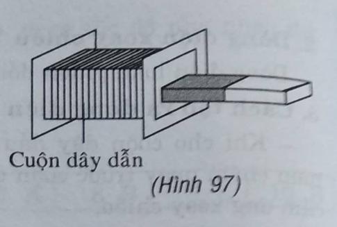 CHỦ ĐỀ 5: NĂNG LƯỢNG VỚI CUỘC SỐNGBÀI 14: NĂNG LƯỢNG CỦA TRÁI ĐẤT. NĂNG LƯỢNG HÓA THẠCH I. MỤC TIÊU1. Kiến thứcSau bài học này, HS sẽ:Dựa vào ảnh (hoặc hình vẽ) mô tả vòng năng lượng trên Trái Đất để rút ra được: năng lượng của Trái Đất đến từ Mặt Trời.Nêu được sơ lược ưu điểm và nhược điểm của năng lượng hoá thạch.Lấy được ví dụ chứng tỏ việc đốt cháy các nhiên liệu hoá thạch có thể gây ô nhiễm môi trường.Thảo luận để chỉ ra được giá nhiên liệu phụ thuộc vào chi phí khai thác nó.2. Năng lựcNăng lực chung: Năng lực tự học: Chủ động quan sát, tìm hiểu về vòng năng lượng trên Trái Đất và năng lượng hóa thạch.Năng lực giao tiếp hợp tác: Thảo luận nhóm, tiếp thu sự góp ý và hỗ trợ thành viên trong nhóm khi thảo luận lấy ví dụ chứng tỏ việc đốt cháy các nhiên liệu hoá thạch có thể gây ô nhiễm môi trường; thảo luận để chỉ ra được giá nhiên liệu phụ thuộc vào chi phí khai thác nó.Năng lực giải quyết vấn đề: Xác định mô tả được vòng năng lượng trên Trái Đất, nêu được ưu nhược điểm cả năng lượng hóa thạch.Năng lực đặc thù:Nhận thức khoa học tự nhiên:+ Mô tả vòng năng lượng trên Trái Đất để rút ra được: năng lượng của Trái Đất đến từ Mặt Trời.+ Nêu được ưu điểm và nhược điểm của năng lượng hoá thạch.+ Nêu được ví dụ chứng tỏ việc đốt cháy các nhiên liệu hóa thạch có thể gây ô nhiễm môi trường.Tìm hiểu tự nhiên:+ Thảo luận, phân tích thông tin, hình ảnh để hiểu về vòng năng lượng Trái Đất và năng lượng hóa thạch.Vận dụng kiến thức, kĩ năng đã học:+ Vận dụng được kiến thức và kĩ năng để giải thích được sự chuyển hóa năng lượng mặt trời thành các dạng khác trên trái đất; chỉ ra được giá nhiên liệu phụ thuộc vào chi phí khai thác nó.3. Phẩm chấtTham gia tích cực hoạt động nhóm phù hợp với khả năng của bản thân.Cần thận, trung thực và thực hiện các yêu cầu của bài học.Có niềm say mê, hứng thú với việc khám phá và học tập khoa học tự nhiên.II. THIẾT BỊ DẠY HỌC VÀ HỌC LIỆU:1. Đối với giáo viên:SGK, SBT, SGV Khoa học tự nhiên 9, Kế hoạch bài dạy.Hình vẽ và đồ thị trong SGK: Hình ảnh liên quan đến vòng năng lượng trên Trái Đất, năng lượng hóa thạch.Máy chiếu, máy tính (nếu có).Phiếu học tập.2. Đối với học sinh:HS cả lớp:+ SGK, SBT Khoa học tự nhiên 9.+ Hình vẽ liên quan đến nội dung bài học và các dụng cụ học tập theo yêu cầu của GV.+ Giấy A3, A4 hoặc bảng phụ.III. TIẾN TRÌNH DẠY HỌCA. HOẠT ĐỘNG KHỞI ĐỘNGa. Mục tiêu: HS có nhận định ban đầu về năng hóa thạch.b. Nội dung: GV tổ chức cho HS thảo luận theo nhóm về nội dung phần khởi động, từ đó định hướng HS vào nội dung của bài học.c. Sản phẩm học tập: Câu trả lời của HS.d. Tổ chức thực hiện:Bước 1: GV chuyển giao nhiệm vụ học tập- GV cho HS quan sát video:https://www.youtube.com/watch?v=uzYApf3cCBA-  GV yêu cầu HS trả lời nội dung Khởi động (SGK -tr62)Năng lượng hoá thạch có vai trò quan trọng trong lĩnh vực giao thông vận tải và sản xuất điện. Năng lượng này có ưu và nhược điểm gì? Bước 2: HS thực hiện nhiệm vụ học tập- HS làm việc nhóm, nhớ lại kiến thức về chương trình đã học và hiểu biết để dự đoán, đưa ra câu trả lời.Bước 3: Báo cáo kết quả hoạt động và thảo luận- GV mời 1 – 2 HS trình bày câu trả lời:Bước 4: Đánh giá kết quả, thực hiện nhiệm vụ học tập- GV không chốt đáp án mà dựa trên câu trả lời của HS để dẫn dắt vào bài mới: Ở lớp 7, HS đã học quang hợp ở thực vật đóng vai trò quan trọng trong chuyển hoá năng lượng của Mặt Trời trên Trái Đất. HS cũng đã biết năng lượng tái tạo và quá trình chuyển hoá năng lượng ở lớp 6. Bài học hôm nay chúng ta cùng đi tìm hiểu về - Bài 14: Năng lượng của Trái Đất. Năng lượng hóa thạch.B. HOẠT ĐỘNG HÌNH THÀNH KIẾN THỨCHoạt động 1. Mô tả vòng năng lượng trên Trái Đấta. Mục tiêu: HS hiểu được năng lượng của Trái Đất đến từ Mặt Trời.b. Nội dung: Thông qua việc tìm hiểu thông tin và quan sát Hình 14.1, 14.2 trong SGK, GV hướng dẫn HS trả lời các câu hỏi thảo luận. Qua đó, HS hiểu được năng lượng của Trái Đất đến từ Mặt Trời.c. Sản phẩm: Câu trả lời của HS. HS mô tả được vòng năng lượng của Trái Đất.d. Tổ chức thực hiện:HOẠT ĐỘNG CỦA GV - HSDỰ KIẾN SẢN PHẨMBước 1: GV chuyển giao nhiệm vụ học tập- GV yêu cầu các nhóm tìm hiểu thông tin, quan sát Hình 14.1, 14.2 trong SGK và hoàn thành câu Thảo luận 1, 2, 3 Thảo luận 1 (SGK -tr.62)Kể tên các nguồn năng lượng mà em biết. Nêu rõ vai trò của Mặt Trời đối với mỗi nguồn năng lượng đó.Thảo luận 2 (SGK -tr.62)Mô tả sự chuyển hoá năng lượng trong chu trình nước (Hình 14.1). Nêu rõ vai trò của Mặt Trời trong chu trình này.Thảo luận 3 (SGK -tr.63)Mô tả sự chuyển hoá năng lượng trong chu trình carbon (Hình 14.2). Nêu rõ vai trò của Mặt Trời trong chu trình này.- GV cho HS kết luận về vòng năng lượng trên Trái đất.- GV cho HS tìm hiểu về một số nguồn năng lượng khác.- HS tìm hiểu thêm phần Mở rộng.Bước 2: HS thực hiện nhiệm vụ học tập- HS đọc thông tin SGK và thảo luận trả lời các câu hỏi mà GV đưa ra.- GV theo dõi và động viên, hỗ trợ các nhóm gặp khó khăn.Bước 3: Báo cáo kết quả hoạt động và thảo luận- GV mời đại diện HS trả lời, đưa ra ý kiến của bản thân về các nội dung:*Trả lời Thảo luận 1 (SGK – tr62)- HS kể tên các nguồn năng lượng theo ý kiến cá nhân.GV sắp xếp các nguồn năng lượng đó theo hai loại: các nguồn năng lượng trên Trái Đất có nguồn gốc từ Mặt Trời và các nguồn năng lượng trên Trái Đất không liên quan trực tiếp đến Mặt Trời.Một số nguồn năng lượng trên Trái Đất có nguồn gốc từ Mặt Trời: năng lượng ánh sáng mặt trời, năng lượng từ gió, năng lượng từ các dòng chảy, năng lượng từ sóng biển, năng lượng sinh khối, năng lượng hoá thạch, ...Một số nguồn năng lượng trên Trái Đất không liên quan trực tiếp đến Mặt Trời: năng lượng địa nhiệt, năng lượng thuỷ triều, năng lượng hạt nhân.*Trả lời Thảo luận 2 (SGK – tr62)Chu trình nước là một vòng tuần hoàn năng lượng khép kín. Có thể bắt đầu mô tả sự chuyển hoá năng lượng trong chu trình nước từ nước ở các đại dương. Năng lượng nhiệt từ Mặt Trời truyền đến làm nóng nước ở các đại dương, làm nước bay hơi. Các dòng hơi nước bốc lên cao, gặp nhiệt độ thấp và ngưng tụ thành các đám mây. Các đám mây trữ một lượng nhiệt lớn được hấp thụ từ ánh sáng mặt trời. Gió đưa các đám mây di chuyển khắp nơi trên Trái Đất, khi gặp điều kiện thích hợp, mây tạo thành mưa và tuyết rơi xuống. Phần lớn mưa rơi trên các đại dương hoặc rơi trên đất liền tạo thành các dòng chảy trên mặt đất hoặc thấm xuống đất tạo thành các dòng nước ngầm chảy ra đại dương. Một phần nước ngầm đổ ra các dòng chảy bề mặt, một phần được cây xanh hấp thụ rồi thoát hơi ra không khí qua lá cây. Tuyết rơi được tích tụ dưới dạng núi tuyết hoặc băng hà, khi khí hậu chuyển sang ấm áp thì tuyết và băng tan thành nước và hoà vào các dòng chảy bề mặt.Như vậy, Mặt Trời có vai trò thiết yếu trong sự chuyển hoá năng lượng của chu trình nước.Thảo luận 3 (SGK -tr.63)Chu trình carbon là một vòng tuần hoàn năng lượng khép kín. Có thể bắt đầu mô tả sự chuyển hoá năng lượng trong chu trình carbon từ CO₂ có trong khí quyển (chiếm khoảng 0,035%). Thực vật trên đất liền và các đại dương hấp thụ CO2 và ánh sáng mặt trời để tổng hợp các chất hữu cơ, cung cấp thức ăn cho một số động vật. Khi xác động vật và thực vật phân huỷ, các hợp chất carbon chôn vùi vào lòng đất và hoà tan vào các đại dương. Trong những điều kiện nhất định, xác sinh vật tạo thành hoá thạch và nhiên liệu hoá thạch. Con người đốt nhiên liệu hoá thạch để thu lấy năng lượng nhiệt và làm giải phóng CO₂ vào khí quyển. CO₂ trong khí quyền cũng liên tục được bổ sung bởi quá trình hô hấp của động vật, thực vật và bởi quá trình khuếch tán CO₂ từ các đại dương. Những vụ cháy rừng trên Trái Đất cũng giải phóng một lượng lớn CO2.Như vậy, Mặt Trời là tác nhân quan trọng gây ra sự chuyển hoá năng lượng trong chu trình carbon trên Trái Đất. Nếu Trái Đất không nhận được năng lượng từ Mặt Trời truyền đến thì chu trình carbon không thể hoàn thiện.- GV mời HS khác nhận xét, bổ sung. Bước 4: Đánh giá kết quả, thực hiện nhiệm vụ học tập- GV đánh giá, nhận xét, tổng kết.I. NĂNG LƯỢNG CỦA TRÁI ĐẤT- Vòng năng lượng trên Trái Đất là những sự chuyển hoá năng lượng và vận động xảy ra khi năng lượng mặt trời truyền đến Trái Đất.- Năng lượng của Trái Đất chủ yếu đến từ Mặt Trời.- Ngoài năng lượng từ Mặt Trời truyển đến, trên Trái Đất còn có các nguồn năng lượng khác như:Năng lượng địa nhiệt: Năng lượng đến từ lõi Trái Đất, là nguyên nhân gây ra chuyển động của các mảng kiến tạo của Trái Đất, dẫn đến hoạt động của núi lửa và động đất.Năng lượng thuỷ triều: Thuỷ triều là kết quả của lực hút hấp dẫn của Mặt Trăng lên Trái Đất. Thuỷ triều góp phần điều hoà các dòng chảy trên Trái Đất và làm chậm dần chuyển động tự quay của Trái Đất.Năng lượng hạt nhân: Năng lượng được dự trữ bên trong hạt nhân nguyên tử. Tuy nhiên, các nguồn năng lượng trên chiếm một tỉ lệ rất nhỏ trong tổng năng lượng của Trái Đất. Vì thế, năng lượng của Trái Đất chủ yếu đến từ Mặt Trời. --------------------------------------------------------- Còn tiếp -------------------------Ngày soạn:…/…/…Ngày dạy:…/…/… BÀI 15: NĂNG LƯỢNG TÁI TẠO I. MỤC TIÊU1. Kiến thứcSau bài học này, HS sẽ:Nêu được sơ lược ưu điểm và nhược điểm của một số dạng năng lượng tái tạo (năng lượng mặt trời, năng lượng từ gió, năng lượng từ sóng biển, năng lượng từ dòng sông).Thảo luận để nêu được một số biện pháp sử dụng hiệu quả năng lượng và bảo vệ môi trường.2. Năng lựcNăng lực chung: Năng lực tự học: Chủ động quan sát, tìm hiểu dạng năng lượng tái tạo.Năng lực giao tiếp hợp tác: Thảo luận nhóm, tiếp thu sự góp ý và hỗ trợ thành viên trong nhóm khi thảo luận về dạng năng lượng tái tạo.Năng lực giải quyết vấn đề: Xác định và phân tích ví dụ về dạng năng lượng tái tạo, nêu biện pháp sử dụng hiệu quả năng lượng và bảo vệ môi trường.Năng lực đặc thù:Nhận thức khoa học tự nhiên:+ Nêu được ưu nhược điểm của năng lượng tái tạo.Tìm hiểu tự nhiên:+ Thảo luận, phân tích thông tin, hình ảnh để nêu được một số biện pháp sử dụng hiệu quả năng lượng và bảo vệ môi trường.Vận dụng kiến thức, kĩ năng đã học:+ Vận dụng được kiến thức và kĩ năng về năng lượng tái tạo để sử dụng hiệu quả năng lượng và bảo vệ môi trường.3. Phẩm chấtTham gia tích cực hoạt động nhóm phù hợp với khả năng của bản thân.Cần thận, trung thực và thực hiện các yêu cầu của bài học.Có niềm say mê, hứng thú với việc khám phá và học tập khoa học tự nhiên.II. THIẾT BỊ DẠY HỌC VÀ HỌC LIỆU:1. Đối với giáo viên:SGK, SBT, SGV Khoa học tự nhiên 9, Kế hoạch bài dạy.Hình vẽ và đồ thị trong SGK: Hình ảnh, video liên quan đến một số dạng năng lượng tái tạo.Máy chiếu, máy tính (nếu có).Phiếu học tập.2. Đối với học sinh:HS cả lớp:+ SGK, SBT Khoa học tự nhiên 9.+ Hình vẽ liên quan đến nội dung bài học và các dụng cụ học tập theo yêu cầu của GV.III. TIẾN TRÌNH DẠY HỌCA. HOẠT ĐỘNG KHỞI ĐỘNGa. Mục tiêu: HS nhận định ban đầu về năng lượng tái tạo.b. Nội dung: GV tổ chức cho HS thảo luận theo nhóm về nội dung phần khởi động, từ đó định hướng HS vào nội dung của bài học.c. Sản phẩm học tập: Câu trả lời của HS.d. Tổ chức thực hiện:Bước 1: GV chuyển giao nhiệm vụ học tập- GV cho HS quan sát video về khai thác năng lượng tái tạo:https://www.youtube.com/watch?v=pWNISuN2Lp4 - GV yêu cầu HS trả lời nội dung Khởi động (SGK – tr.66): Trong xu hướng phát triển năng lượng trên thế giới ngày nay, các nguồn năng lượng tái tạo giữ vị trí và vai trò ngày càng quan trọng, đặc biệt là năng lượng mặt trời và năng lượng từ gió. Vì sao có xu hướng phát triển như thế?Bước 2: HS thực hiện nhiệm vụ học tập- HS làm việc nhóm, nhớ lại kiến thức về khoa học đã học và hiểu biết thực tế, HS trả lời câu hỏi.Bước 3: Báo cáo kết quả hoạt động và thảo luận- GV mời 1 – 2 HS trình bày câu trả lời:Gợi ý trả lời:- Dự đoán: + Do trữ lượng nhiên liệu hoá thạch đang dần cạn kiệt và có những tác động tiêu cực đến môi trường.+ Năng lượng mặt trời và năng lượng từ gió được khai thác ngày càng nhiều vì nhiều ưu điểm.…Bước 4: Đánh giá kết quả, thực hiện nhiệm vụ học tập- GV không chốt đáp án mà dựa trên câu trả lời của HS để dẫn dắt vào bài mới: Bài học hôm nay chúng ta cùng đi tìm hiểu về ưu và nhược điểm của một số dạng năng lượng tái tạo, biện pháp sử dụng hiệu quả năng lượng và bảo vệ môi trường- Bài 15: Năng lượng tái tạo.B. HOẠT ĐỘNG HÌNH THÀNH KIẾN THỨCHoạt động 1. Sơ lược về ưu điểm và nhược điểm của một số dạng năng lượng tái tạoa. Mục tiêu: HS nêu được sơ lược ưu điểm và nhược điểm của một số dạng năng lượng tái tạo.b. Nội dung: Thông qua việc tìm hiểu thông tin và quan sát Hình 15.1, 15.2, 15.3 trong SGK, GV hướng dẫn HS trả lời các câu hỏi thảo luận. Qua đó, HS nêu được sơ lược ưu điểm và nhược điểm của một số dạng năng lượng tái tạo.c. Sản phẩm: Câu trả lời của HS. HS nêu được sơ lược ưu điểm và nhược điểm của một số dạng năng lượng tái tạo.d. Tổ chức thực hiện:HOẠT ĐỘNG CỦA GV - HSDỰ KIẾN SẢN PHẨMBước 1: GV chuyển giao nhiệm vụ học tập- GV yêu cầu các nhóm tìm hiểu thông tin, quan sát Hình 15.1, 15.2, 15.3 trong SGK và hoàn thành câu Thảo luận 1, 2, 3, 4, 5 và các câu hỏiThảo luận 1 (SGK -tr.66)Kể tên một số thiết bị khai thác và sử dụng năng lượng mặt trời.  Thảo luận 2 (SGK -tr.66)Nêu ưu điểm và nhược điểm của việc khai thác năng lượng mặt trời để phát điện.- Sau khi HS trả lời câu hỏi thảo luận 2 thì GV cho HS khái quát:Nêu ưu điểm và nhược điểm của năng lượng mặt trời.  - HS trả lời câu hỏi:Nêu ưu điểm và nhược điểm của việc khai thác năng lượng từ gió.  Thảo luận 3 (SGK -tr.66)Việc thu năng lượng từ gió có bị ảnh hưởng bởi yếu tố ngày, đêm hay không? Vì sao? HS trả lời câu hỏi:Nêu ưu điểm của việc khai thác và sử dụng năng lượng từ dòng sông.  Thảo luận 4 (SGK -tr.66)Vì sao các nước trên thế giới có xu hướng từ bỏ thuỷ điện và chuyển sang khai thác các nguồn năng lượng khác?  - HS trả lời câu hỏi:Nêu ưu và nhược điểm của năng lượng từ sóng biển. Thảo luận 5 (SGK -tr.68)Vì sao nói Việt Nam có điều kiện thuận lợi để phát triển năng lượng từ sóng biển? Bước 2: HS thực hiện nhiệm vụ học tập- HS đọc thông tin SGK và thảo luận trả lời các câu hỏi mà GV đưa ra.- GV theo dõi và động viên, hỗ trợ các nhóm gặp khó khăn.Bước 3: Báo cáo kết quả hoạt động và thảo luận- GV mời đại diện HS trả lời, đưa ra ý kiến của bản thân về các nội dung:- GV mời HS khác nhận xét, bổ sung. Bước 4: Đánh giá kết quả, thực hiện nhiệm vụ học tập- GV đánh giá, nhận xét, tổng kết về năng lượng tái tạoI. ƯU ĐIỂM VÀ NHƯỢC ĐIỂM CỦA MỘT SỐ DẠNG NĂNG LƯỢNG TÁI TẠOa) Năng lượng mặt trời- Một số thiết bị khai thác và sử dụng năng lượng mặt trời:Máy nước nóng năng lượng mặt trời.Pin mặt trời.Đèn chiếu sáng ngoài trời sử dụng pin mặt trời.Máy tính bỏ túi sử dụng pin mặt trời. - Ưu điểm của năng lượng mặt trời: có trữ lượng rất lớn, coi như vô hạn và có mặt ở khắp mọi nơi; việc thu năng lượng mặt trời không phát thải khí nhà kính, không gây tiếng ồn; các dụng cụ thu năng lượng mặt trời ngày càng được cải tiến linh hoạt, dễ lắp đặt và có thể tự động hoá.- Nhược điểm của năng lượng mặt trời: phụ thuộc vào điều kiện thời tiết và không thể khai thác vào ban đêm; rác thải từ các tấm pin mặt trời đã qua sử dụng cũng gây tác hại đối với môi trường.b) Năng lượng từ gió- Ưu điểm của năng lượng từ gió là: có trữ lượng rất lớn, coi như vô hạn; việc khai thác năng lượng từ gió không phát thải khí nhà kính, không gây ô nhiễm môi trường; có thể lắp đặt tuabin điện gió ở bất kì đâu nếu đủ lượng gió cần thiết. - Nhược điểm của năng lượng từ gió là: phụ thuộc vào điều kiện thời tiết và vị trí khai thác; các tuabin điện gió tạo tiếng ồn khi hoạt động và có thể gây nguy hiểm cho dân cư sinh sống trong khu vực lân cận khi xảy ra sự cố; các nhà máy điện gió cũng có ảnh hưởng tiêu cực đối với hệ sinh thái và động vật hoang dã tại nơi xây dựng. - Việc thu năng lượng từ gió tuỳ thuộc vào vị trí xây dựng tuabin gió. Tại mỗi địa phương, tốc độ gió tuỳ thuộc vào các thời điểm trong ngày và các mùa trong năm. Do đó, việc thu năng lượng từ gió bị ảnh hưởng bởi yếu tố ngày, đêm nhưng không bị ảnh hưởng nhiều như trong trường hợp thu năng lượng từ ánh sáng mặt trời. c) Năng lượng từ dòng sông- Ưu điểm của việc khai thác và sử dụng năng lượng từ dòng sông là:+ Việc xây dựng các hồ chứa nước góp phần điều tiết lưu lượng nước ở hạ lưu.+ Việc sử dụng không phát thải các chất khí ô nhiễm môi trường, giá thành thấp. - Thuỷ điện có nhiều ưu điểm, nhưng việc xây dựng các hồ chứa nước để phát điện ảnh hưởng rất lớn đến hệ sinh thái và đời sống của người dân tại địa phương.+ Hồ chứa nước làm giảm diện tích rừng, làm thay đổi sinh thái cả một vùng rộng lớn. + Việc xây dựng hồ chứa nước khiến một bộ phận dân cư phải di dời chỗ ở, thậm chí phải thay đổi tập quán sống. + Các hồ chứa nước tiềm ẩn nguy cơ gây lũ lụt nghiêm trọng khi xảy ra sự cố vỡ đập (thế giới đã có nhiều sự cố vỡ đập như thế). Nhờ những đột phá về khoa học và công nghệ năng lượng tái tạo khác, đặc biệt là năng lượng mặt trời và năng lượng từ gió, nên thế giới có xu hướng từ bỏ thuỷ điện và chuyển sang khai thác và sử dụng các nguồn năng lượng khác, bền vững hơn.d) Năng lượng từ sóng biển- Ưu điểm của năng lượng từ sóng biển là có trữ lượng rất lớn, coi như vô hạn; không tạo ra chất thải; không nguy hại cho hệ sinh thái biển.- Nhược điểm của năng lượng từ sóng biển là phụ thuộc vào điều kiện địa lí và thời tiết; thiết bị chuyển đổi năng lượng từ sóng biển chỉ hoạt động hiệu quả khi có sóng lớn; việc truyền tài năng lượng, vận hành và bảo trì thiết bị tốn kém. - Ước tính công suất năng lượng từ sóng biển ở nước ta là 10 – 15 kW trên mỗi mét đường bờ biển. Công suất này thuộc loại trung bình so với trên thế giới. Nhưng với lợi thế có đường bờ biển dài trên 3000 km và vùng biển rộng lớn với nhiều hải đảo, tổng trữ lượng năng lượng từ sóng biển ở nước ta là rất lớn, trong đó vùng Nam Trung Bộ được xác định là nơi có trữ lượng năng lượng từ sóng biển lớn nhất.--------------------------------------------------------- Còn tiếp -------------------------II. TRẮC NGHIỆM KÌ 2 LỊCH SỬ 9 CHÂN TRỜI SÁNG TẠOPhiếu trắc nghiệm Vật lí 9 chân trời Bài 9: Đoạn mạch nối tiếpPhiếu trắc nghiệm Vật lí 9 chân trời Bài 10: Đoạn mạch song songPhiếu trắc nghiệm Vật lí 9 chân trời Bài 11: Năng lượng điện. Công suất điệnPhiếu trắc nghiệm Vật lí 9 chân trời Bài 12: Cảm ứng điện từPhiếu trắc nghiệm Vật lí 9 chân trời Bài 13: Dòng điện xoay chiềuPhiếu trắc nghiệm Vật lí 9 chân trời Bài 14: Năng lượng của Trái Đất. Năng lượng hoá thạchPhiếu trắc nghiệm Vật lí 9 chân trời Bài 15: Năng lượng tái tạoCHỦ ĐỀ 4: ĐIỆN TỪBÀI 13: DÒNG ĐIỆN XOAY CHIỀU (30 CÂU)A. CÂU HỎI TRẮC NGHIỆM1. NHẬN BIẾT (11 CÂU)Câu 1: Dòng điện xoay chiều là:A. dòng điện có cường độ biến đổi theo thời gian B. dòng điện có cường độ không đổi theo thời gianC. dòng điện có chiều từ trái qua phải.D. dòng điện có một chiều cố định.Câu 2: Trong các trường hợp sau đây, trường hợp nào sử dụng dòng điện xoay chiều?A. Dòng điện chạy qua quạt điện trong gia đình.B. Dòng điện chạy trong động cơ gắn trên xe ô tô đồ chơi.C. Dòng điện xuất hiện khi đưa nam châm lại gần một khung dây dẫn kín.D. Dòng điện chạy qua bóng đèn pin khi nối hai đầu bóng đèn với hai cực của một viên pin.Câu 3: Trường hợp nào dưới đây thì trong cuộn dây dẫn kín xuất hiện dòng điện cảm ứng xoay chiều?A. Cho nam châm chuyển động lại gần cuộn dây.B. Cho cuộn dây quay trong từ trường của nam châm hoặc cho nam châm quay trước cuộn dây dẫn C. Đặt thanh nam châm vào trong lòng ống dây rồi cho cả hai đều quay quanh một trục.D. Đặt một cuộn dây dẫn kín trước một thanh nam châm rồi cho cuộn dây quay quanh trục của nó.Câu 4: Khi nào thì dòng điện cảm ứng trong một cuộn dây dẫn kín đổi chiều?A. Nam châm đang chuyển động thì dừng lại.B. Cuộn dây dẫn đang quay thì dừng lại.C. Số đường sức từ xuyên qua tiết diện cuộn dây đang tăng thì giảm hoặc ngược lại.D. Số đường sức từ xuyên qua tiết diện cuộn dây liên tục tăng hoặc liên tục giảm.Câu 5: Khi cắm phích cắm vào ổ điện làm sáng đèn. Khi đó dòng điện thể hiệnA. tác dụng nhiệt và tác dụng quang.B. tác dụng từ và tác dụng quang.C. tác dụng từ và tác dụng nhiệt.D. tác dụng quang và tác dụng từ.Câu 6: Nguyên tắc tạo dòng điện xoay chiều dựa trên: A. Hiện tượng phản xạ B. Hiện tượng cảm ứng điện từ C. Hiện tượng tán sắc D. Hiện tượng nhiễm điệnCâu 7: Trường hợp nào dưới đây thì trong cuộn dây dẫn kín xuất hiện dòng điện cảm ứng xoay chiều?A. Cho nam châm chuyển động lại gần cuộn dây.B. Cho cuộn dây quay trong từ trường của nam châm và cắt các đường sức từ.C. Đặt thanh nam châm vào trong lòng ống dây rồi cho cả hai đều quay quanh một trục.D. Đặt một cuộn dây dẫn kín trước một thanh nam châm rồi cho cuộn dây quay quanh trục của nó.Câu 8: Dòng điện xoay chiều làA. dòng điện có cường độ và chiều luân phiên đổi theo thời gian B. dòng điện có cường độ và chiều không đổi theo thời gian C. dòng điện có chiều từ trái qua số đường sức từ xuyên qua tiết diện S của cuộn dây tăng lên.D. số đường sức từ xuyên qua tiết diện S của cuộn dây không thay đổi.Câu 9: Dòng điện có tác dụng phát sáng khi chạy qua dụng cụ nào dưới đây, khi chúng hoạt động bình thường?A. Máy bơm nước chạy điệnB. Công tắcC. Dây dẫn điện ở gia đìnhD. Đèn báo của tiviCâu 10: Khi tiến hành thí nghiệm cho dòng điện chạy qua đùi ếch thì đùi ếch co lại, đó là tác dụng nào của dòng điện?A. Tác dụng hóa họcB. Tác dụng từC. Tác dụng sinh líD. Tác dụng nhiệtCâu 11: Trong y học, tác dụng sinh lý của dòng điện được sử dụng trong:A. Chạy điện khi châm cứu.B. Chụp X – quangC. Đo điện não đồD. Đo huyết áp2. THÔNG HIỂU (10 CÂU)Câu 1: Trên hình vẽ 97 là sơ đồ bố trí một thí nghiệm đơn giản. Dòng điện cảm ứng xuất hiện trong cuộn dây là dòng điện xoay chiều. Thông tin nào sau đây về chuyển động của nam châm là đúng?A. Nam châm tịnh tiến vào trong lòng cuộn dây.B. Nam châm tịnh tiến ra xa cuộn dây.C. Nam châm tịnh tiến theo phương song song với mặt cuộn dây.D. Nam châm quay tròn quanh trục thẳng đứng đi qua tâm của nó.Câu 2: Treo một thanh nam châm lên một sợi dây mềm, thả cho thanh nam châm dao động quanh vị trí cân bằng (như hình 100). Dòng điện cảm ứng xuất hiện trong cuộn dây có đặc điểm gì?A. Có cường độ không đổi.B. Có chiều không thay đổi.C. Có chiều và cường độ không thay đổi. D. Có chiều và cường độ luôn thay đổi.Câu 3: Tác dụng nhiệt của dòng điện trong các dụng cụ nào dưới đây là có lợi?A. Nồi cơm điện       B. Quạt điệnC. Máy thu hình (tivi)       D. Máy bơm nướcCâu 4: Trong các trường hợp sau đây, trường hợp nào ứng dụng tác dụng nhiệt là chủ yếu?A. Dùng dòng điện xoay chiều để nấu cơm bằng nồi cơm điện.B. Dùng dòng điện xoay chiều để thắp sáng một bóng đèn neon.C. Dùng dòng điện xoay chiều để sử dụng tivi gia đình.D. Dùng dòng điện xoay chiều để chạy một máy bơm nước.Câu 5: Một đoạn dây dẫn quấn quanh một lõi sắt được mắc vào nguồn điện xoay chiều và được đặt gần một lá thép. Khi đóng khóa K, lá thép dao động đó là tác dụngA. Tác dụng từ.B. Tác dụng dụng.C. Tác dụng sinh lý.D. Tác dụng quang.Câu 6: Dùng những dụng cụ nào sau đây ta có thể làm thí nghiệm cho ta dòng điện cảm ứng liên tục?A. Một nam châm và một ống dây dẫn kín.B. Một nam châm, một ampe kế và một vôn kế.C. Một ống dây dẫn kín, một nam châm và một bộ phận làm cho cuộn dây dẫn hoặc nam châm quay liên tục.D. Một ống dây dẫn kín, một ampe kế và một bộ phận làm cho cuộn dây dẫn hoặc nam châm quay liên tục.Câu 7: Trường hợp nào dưới đây trong cuộn dây không xuất hiện dòng điện cảm ứng xoay chiều?A. Cho nam châm quay trước một cuộn dây dẫn kín, các đường sức từ bị cuộn dây cắt ngang.B. Cho cuộn dây dẫn kín quay trong từ trường của nam châm và cắt các đường sức từ của từ trường.C. Liên tục cho một cực của nam châm lại gần rồi ra xa một đầu cuộn dây dẫn kín.D. Đặt trục Bắc Nam của thanh nam châm trùng với trục của một ống dây rồi cho nam châm quay quanh trục đó.Câu 8: Hoạt động của dụng cụ nào dưới đây không dựa trên tác dụng nhiệt của dòng điện?A. Bàn là điện       B. Máy sấy tócC. Đèn LED       D. Ấm điện đang đun nướcCâu 9: Nếu ta chạm vào dây điện trần (không có lớp cách điện) dòng điện sẽ truyền qua cơ thể gây co giật, bỏng thậm chí có thể gây chết người là do:A. Tác dụng sinh lí của dòng điệnB. Tác dụng hóa học của dòng điệnC. Tác dụng từ của dòng điệnD. Tác dụng nhiệt của dòng điện--------------------------------------------------------- Còn tiếp -------------------------CHỦ ĐỀ 5: NĂNG LƯỢNG VỚI CUỘC SỐNGBÀI 14: NĂNG LƯỢNG CỦA TRÁI ĐẤT. NĂNG LƯỢNG HÓA THẠCH(31 CÂU)A. CÂU HỎI TRẮC NGHIỆM1. NHẬN BIẾT (15 CÂU)Câu 1: Vòng năng lượng trên Trái Đất là: A. Những chuyển hóa năng lượng và vận động xảy ra khi năng lượng hạt nhân truyền đến Trái Đất B. Những chuyển hóa năng lượng và vận động xảy ra khi năng lượng mặt trời truyền đến Trái Đất C. Những chuyển hóa năng lượng và vận động xảy ra khi năng lượng thủy triều truyền đến Trái Đất D. Những chuyển hóa năng lượng và vận động xảy ra khi năng lượng địa nhiệt truyền đến Trái Đất Câu 2: Khi hơi nước bốc lên từ các đại dương sẽ tạo thànhA. nước.B. sấm.C. mưa.D. mây.Câu 3: Nguồn năng lượng cung cấp cho các hệ sinh thái trên Trái đất là:A. năng lượng gióB. năng lượng điệnC. năng lượng nhiệtD. năng lượng mặt trờiCâu 4: Chi phí phân phối và tiếp thị bao gồm những chi phí nào? A. Chi phí vận chuyển, chi phí phân phối đến các trạm đầu cuối, các hoạt động bán lẻ và lợi nhuận B. Chi phí vận chuyển, chi phí cho các hoạt động bán lẻ và bán buôn C. Chi phí phân phối đến các trạm đầu cuối, chi phí các thiết bị, máy móc D. Chi phí vận chuyển, chi phí biến đổi dầu thô thành các sản phẩm có thể sử dụng được trong động cơ của các phương tiện vận tải và thiết bị, máy móc Câu 5: Nhiên liệu nào sau đây không phải nhiên liệu hóa thạch?A. Ethanol.B. Dầu mỏ.C. Khí tự nhiên.D. Than đá.Câu 6: Giá nhiên liệu phụ thuộc vào những yếu tố nào sau đây: A. Chi phí khai thác, nhu cầu sử dụng, thói quen tiêu dùng, tình hình kinh tế toàn cầu B. Nhu cầu sử dụng, tình hình kinh tế toàn cầu, thói quen tiêu dùng, chính sách của các quốc gia có trữ lượng nhiên liệu lớnC. Chi phí khai thác, chi phí lọc dầu, các loại thuế, chi phí phân phối và tiếp thị D. Chi phí thăm dò, tình hình  kinh tế toàn cầu, chi phí lọc dầu, nhu cầu sử dụng Câu 7: Yếu tố chiếm tỉ lệ nhiều nhất trong giá nhiên liệu hóa thạch: A. Cho phí khai thác B. Chi phí lọc dầu C. Các loại thuế D. Chi phí phân phối và tiếp thị Câu 8: Ưu điểm của năng lượng hóa thạch A. Thời gian khai thác nhanh, dễ vận chuyểnB. Có thể khai thác với khối lượng lớn, không gây hiệu ứng nhà kínhC. Dễ vận chuyển, không gây ô nhiễm môi trường D. Không gây ô nhiễm môi trường, dễ khai thác Câu 9: Nhược điểm của năng lượng hóa thạch là: A. Khai thác phụ thuộc nhiều vào thời tiếtB. Thải khí gây hiệu ứng nhà kính C. Có tính ổn định thấp D. Hiệu suất chuyển hóa năng lượng thấp Câu 10: Khi đốt cháy nhiên liệu hóa thạch, năng lượng hóa thạch sẽ chuyển hóa thànhA. Hóa năng B. Nhiệt năng C. Quang năng D. Động năng Câu 11: Điều nào trong số những điều sau là một lợi thế của nhiên liệu hóa thạch?A. nhiên liệu hóa thạch có thể dự trữ trong thời gian dài, có sẵn trong tự nhiên B. nhiên liệu hóa thạch có thể giải phóng năng lượng mà không cần máy móc phức tạp.C. Đốt nhiên liệu hóa thạch không gây ra bất kỳ tác dụng phụ tiêu cực nào.D. nhiên liệu hóa thạch có nguồn cung cấp không giới hạn Câu 12: Các khí được tạo ra bằng cách đốt nhiên liệu hóa thạch thường chứa nguyên tố nào?A. Carbon B. OxygenC. HidrogenD. NitrogenCâu 13: Năng lượng Mặt Trời truyền đến Trái Đất chủ yếu ở những dạng nào? A. Nhiệt năng và thế năng B. Nhiệt năng và ánh sáng C. Quang năng và hóa năng D. Thế năng và động năngCâu 14: Năng lượng Mặt Trời truyền đến Trái Đất có bao nhiều phần trăm năng lượng được mặt đất và các đám mây phản xạ trở vào không gian bên ngoài A. 30%B. 40%C. 60%D. 70%Câu 15: Năng lượng Mặt Trời truyền đến Trái Đất có bao nhiều phần trăm năng lượng được mặt đất, đại dương, khí quyển hấp thụ và chuyển hóa thành các dạng năng lượng khác A. 30%B. 40%C. 60%D. 70%2. THÔNG HIỂU (10 CÂU)Câu 1: Ở quá trình quang hợp, thực vật hấp thụ năng lượng mặt trời, chuyển hóa năng lượng mặt trời thành dạng năng lượng nào? A. Quang năng B. Nhiệt năng C. Hóa năng D. Động năng Câu 2: Năng lượng đến từ lõi Trái Đất là: A. Năng lượng thủy triều B. Năng lượng địa nhiệt C. Năng lượng hạt nhân D. Năng lượng mặt trời Câu 3: Năng lượng nào sau đây là kết quả của lực hấp dẫn của Mặt Trăng lên Trái Đất A. Năng lượng thủy triều B. Năng lượng địa nhiệt C. Năng lượng hạt nhân D. Năng lượng mặt trời Câu 4: Năng lượng được dự trữ bên trong hạt nhân nguyên tử được gọi là: A. Năng lượng thủy triều B. Năng lượng địa nhiệt C. Năng lượng hạt nhân D. Năng lượng mặt trời Câu 5: Đâu không phải là năng lượng hóa thạch?A. Dầu hỏaB. Than đáC. Khí thiên nhiênD. Gỗ--------------------------------------------------------- Còn tiếp -------------------------CHỦ ĐỀ 5: NĂNG LƯỢNG VỚI CUỘC SỐNGBÀI 15: NĂNG LƯỢNG TÁI TẠO (34 CÂU)